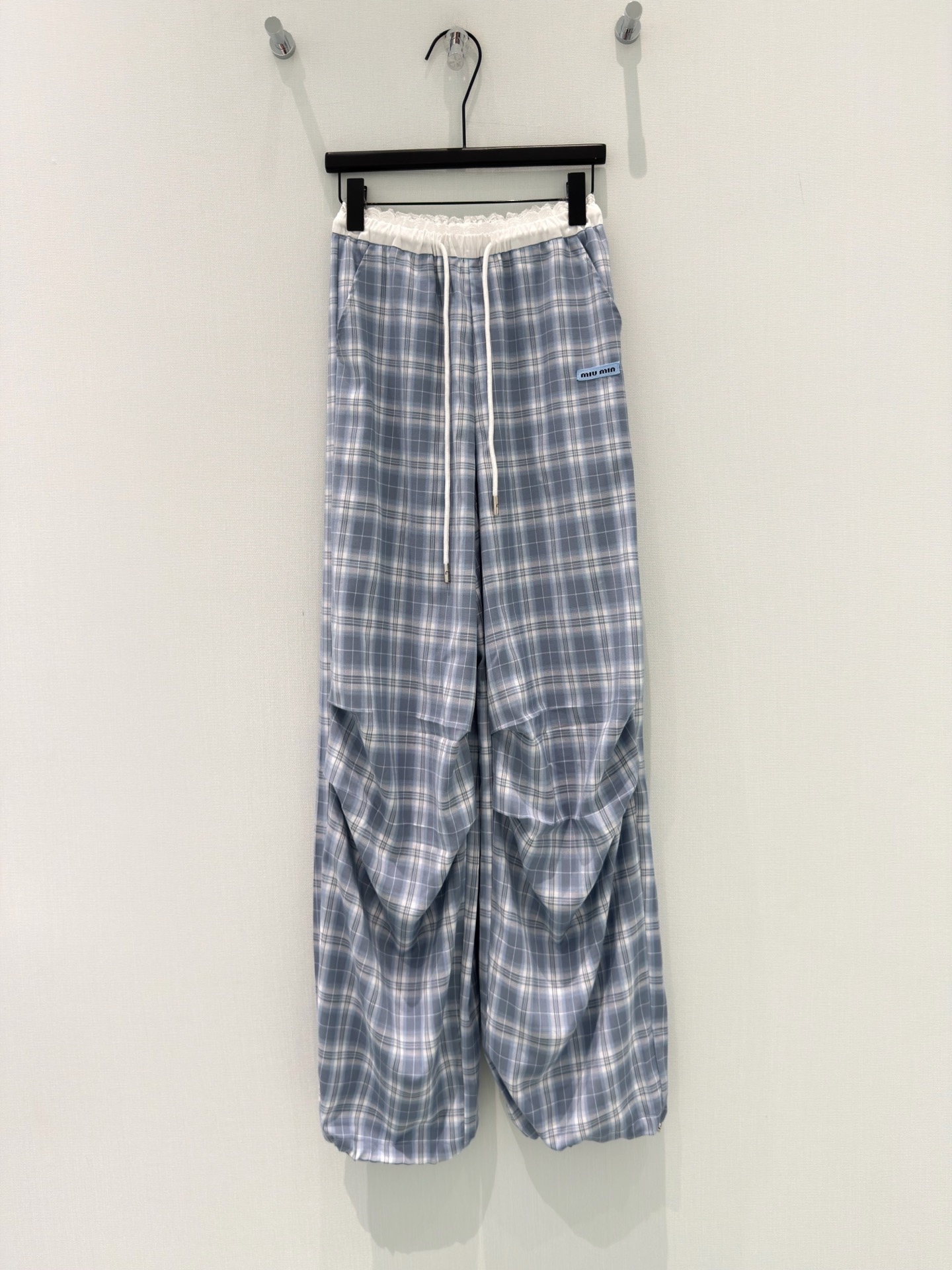 NO:836900,Miu* [26 new summer style sweet and cool girly style design lace waistband stitching embroidered plaid pants three-dimensional pleats + adjustable ankle overalls wide leg pants] The sweet and cool girly style treasure plaid pants are here!  The mist blue plaid has a cool atmosphere. The fabric is draped and breathable. The upper body is light and does not weigh down the body. It is refreshing and not stuffy when worn in summer. The waist is spliced with exquisite white lace and matched with a drawstring design. The sweet elements and workwear style are perfectly integrated. It can be salty or sweet and super personalized.  The three-dimensional pleats on the trousers + adjustable leg design can be worn as loose straight pants, or can be tied up to instantly transform into workwear style. It is very practical to wear two pairs of pants. It is very stylish when paired with T-shirts and suspenders. It is easy to wear Korean-style relaxation!  SML,,miumiu,tees,t-shirt,19860909Miu*【26夏季新款甜酷少女风设计蕾丝花边腰头拼接刺绣格纹裤子立体褶皱+可调节束脚工装裤阔腿裤】 甜酷少女感直接拉满的宝藏格子裤来啦！ 雾蓝色调的格纹自带清冷氛围感,面料垂顺又透气,上身轻盈不压身,夏天穿也清爽不闷. 腰部拼接了精致的白色蕾丝花边,搭配抽绳设计,甜美元素和工装风完美融合,可盐可甜超有个性. 裤身的立体褶皱+可调节束脚设计,既能当宽松直筒裤穿,又能束起裤脚秒变工装风,一裤两穿超实用,搭配T恤、吊带都超有范儿,轻松穿出韩系松弛感！ SML,,miumiu,tees，t-shirt,,Women's clothing