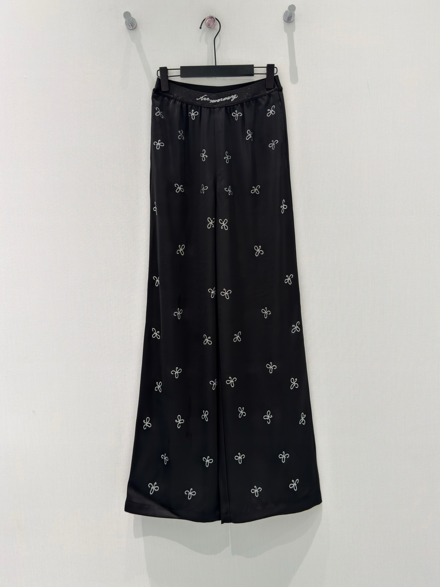 NO:836909,Designer [26 summer new style high-waisted slimming wide-leg pants with imitation acetic acid rhinestone letters] 'Made with smooth imitation acetic acid, woven with a relaxed and high-end feel.' The draping and silky black imitation acetate fabric has a cool and soft light texture, a silky skin-friendly experience that you will fall in love with at the first touch. The thin shiny webbing at the waist is matched with rhinestone letters, and the pants are covered with exquisite rhinestone patterns, showing the carefulness of blingbling in a low-key manner.  The loose and straight wide-leg version hides the body muscles and makes the legs appear slimmer and longer. It has a windy and aura when walking. It can be easily held in daily commuting and casual outings. It is a versatile and high-end treasure trouser in the wardrobe. SML,,19860909设计师【26夏季新款高级感仿醋酸烫钻字母高腰显瘦阔腿裤】 「以柔滑仿醋酸,织就松弛高级感」 垂坠丝滑的黑色仿醋酸面料,自带清冷柔光质感,一触即爱上的丝滑亲肤体验. 腰头细闪织带搭配烫钻字母,裤身满布精致烫钻花纹,低调中透着blingbling的小心机. 宽松直筒的阔腿版型,藏肉显瘦又显腿长,走路带风自带气场,日常通勤、休闲出街都能轻松hold住,是衣柜里百搭又高级的宝藏神裤. SML,,,Women's clothing