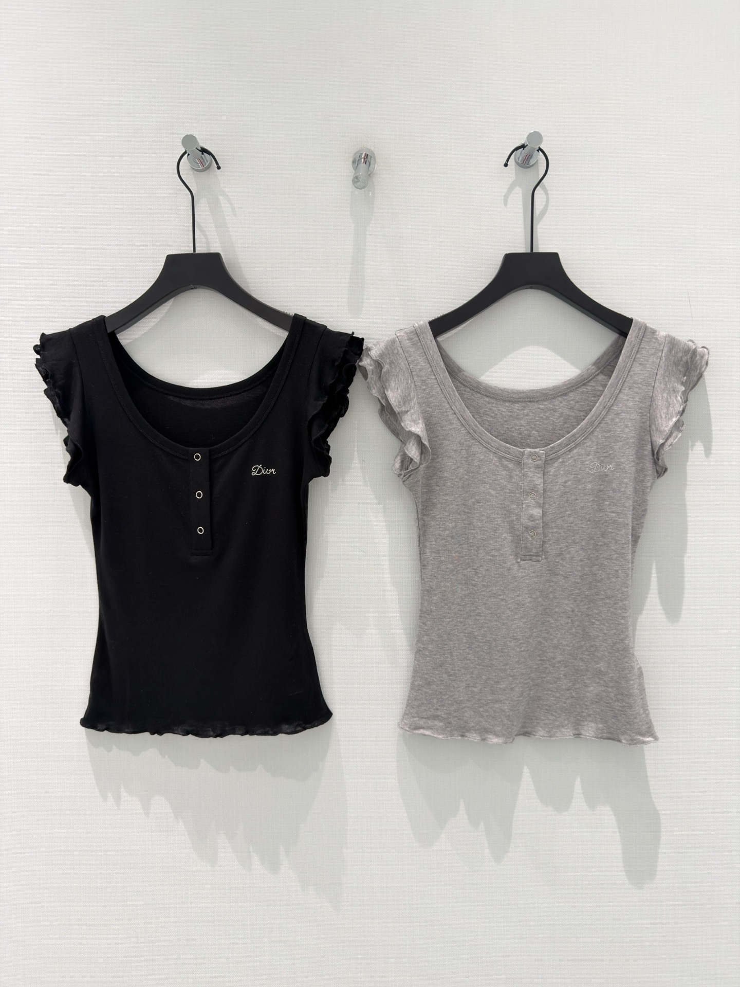 NO:836955,Dio* [26 new summer style girly design U-shaped collar + half-open button hot diamond letters wool lyocell ear-edge slimming short-sleeved T-shirt top] 'Soft oxygen feeling, with gentle filter' Selected wool lyocell blended fabric, soft and waxy to the touch, the upper body is breathable and not sweaty, and has a soft light skin-friendly experience.  U-shaped collar + half-open button design, with small flying sleeves with fungus edges, it modifies the shoulder line while hiding the bye-bye flesh, and the hot diamond letters on the chest are low-key and exquisite. The slim-fitting slightly waisted version outlines soft curves. The black and gray colors are classic and versatile. They look good when worn alone or layered. It is a gentle atmosphere artifact in the spring and summer wardrobe. SML,, dior, T-shirt, tees, t-shirt,19860909Dio*【26夏季新款少女风设计U型领+半开扣烫钻字母 羊毛莱赛尔木耳边显瘦短袖T恤上衣】 「软乎乎的氧气感,自带温柔滤镜」 精选羊毛莱赛尔混纺面料,触感软糯如云,上身透气不闷汗,自带柔光的亲肤体验. U型领+半开扣设计,搭配木耳边小飞袖,修饰肩线的同时藏住拜拜肉,胸前烫钻字母低调精致. 修身微收腰版型,勾勒柔和曲线,黑灰两色经典百搭,单穿叠穿都好看,是春夏衣橱里的温柔氛围感神器. SML,,dior,T-shirt,tees，t-shirt,,Women's clothing