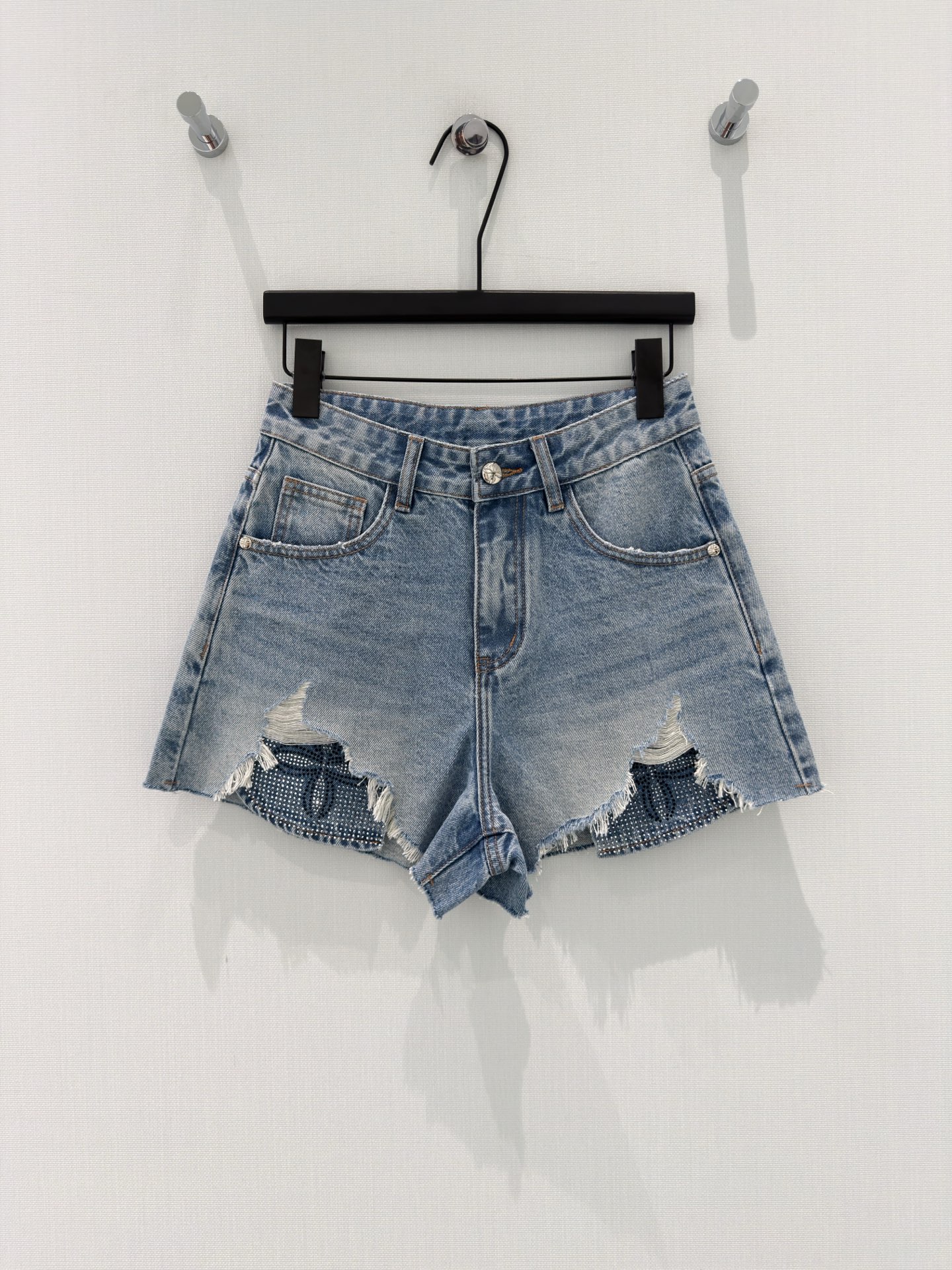 NO:836926,Designer [26 Summer New Retro Design Raw Edged Holes, Hot Diamond Cross Decoration Hot Girl’s Cool and Sassy High Waisted Slimming Denim Shorts] The hot girl’s hot summer needs are here!  The high-waisted version makes your legs look longer, easily optimizing your body proportions and welding your slim waist and long legs to your body. The distressed washed denim fabric has a retro atmosphere, and the raw edges of the trouser legs + hole design are cool and rustic. The hot diamond cross decoration under the hole blings in the sun, and the sense of detail is directly enhanced.  The loose A-line pants perfectly modify the width of the hips and thighs, and can be easily controlled by a pear-shaped figure. Whether paired with a crop top, suspenders or a T-shirt, you can wear it with a sweet and spicy street look, and you will have a 100% chance of turning heads when you go out!  S-XL,,shorts,tees,t-shirt,19860909设计师【26夏季新款复古设计毛边破洞烫钻十字装饰辣妹又酷又飒高腰显瘦小个子牛仔短裤】 辣妹夏日刚需款来啦！ 高腰版型超显腿长,轻松优化身材比例,把腰细腿长焊在身上.做旧水洗牛仔面料自带复古氛围感,裤脚毛边+破洞设计,又酷又飒,破洞下的烫钻十字装饰,在阳光下blingbling的,细节感直接拉满. 宽松A字裤型,完美修饰胯宽和大腿肉肉,梨形身材也能轻松驾驭,不管是搭配短款上衣、吊带还是T恤,都能穿出又甜又辣的街头感,出门炸街回头率百分百！ S-XL,,shorts,tees，t-shirt,,Women's clothing