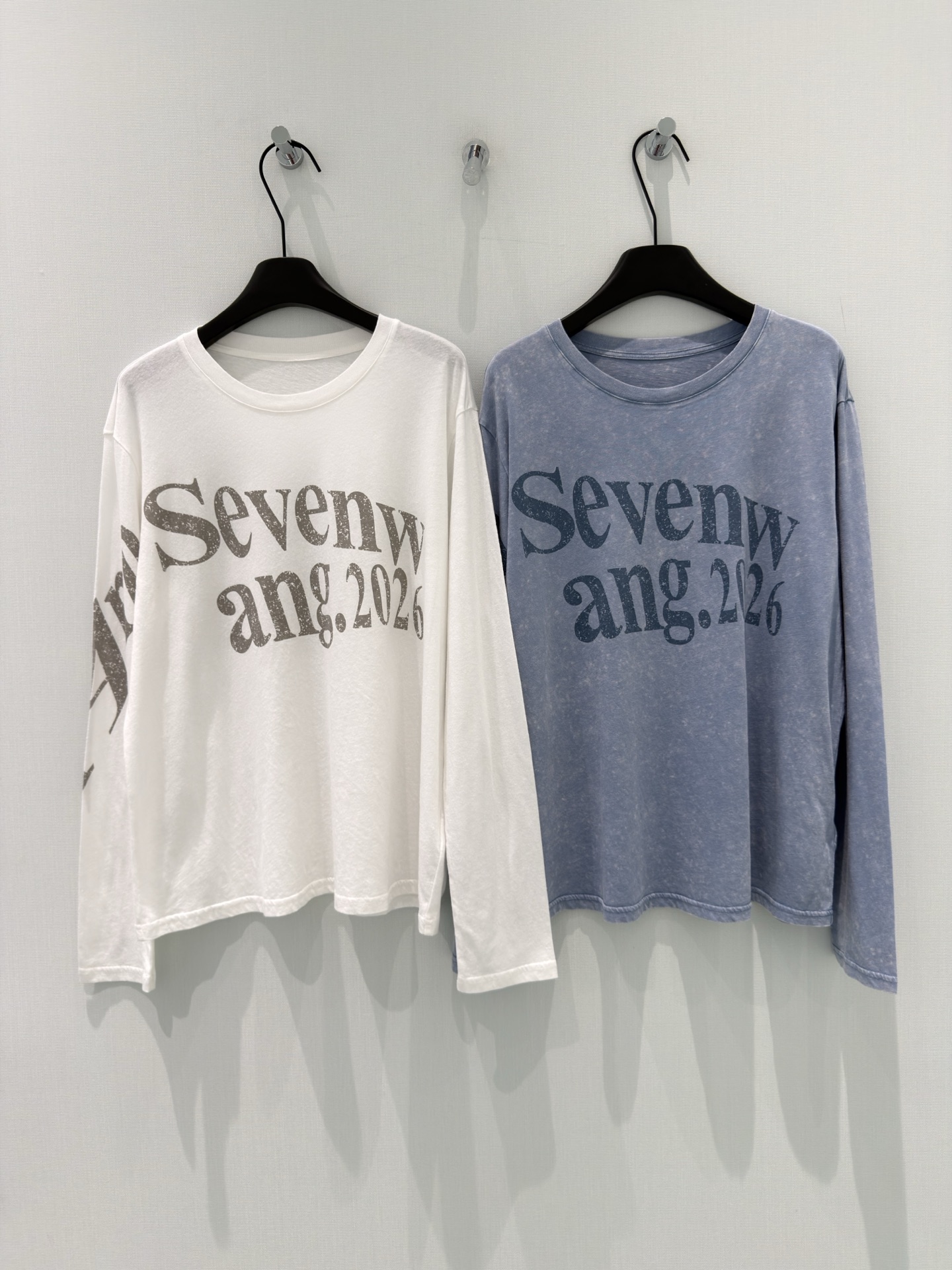 NO:836938,Designer [26 new summer style lazy and relaxed design letter printed round neck loose long-sleeved T-shirt top] The lazy and relaxed early autumn style is here!  The blended fabric of 85% cotton + 15% linen has a soft washed distressed texture. It feels soft and breathable. The upper body is so light that it feels as comfortable as not wearing it. It is not stuffy and sweaty at all. The loose shoulder style is a good way to hide the muscles and make you look slimmer. It is very suitable for wearing with jeans, sports pants or skirts, and can be used for daily commuting and casual outings.  The retro distressed letter prints on the chest and sleeves have an American retro atmosphere. The white is clean and refreshing, and the haze blue is gentle and white. Both colors can easily create a Korean lazy feeling. It is a versatile style that you can put in your wardrobe with your eyes closed~ SML,,skirts,jeans,tees,t-shirt,19860909设计师【26夏季新款慵懒松弛感设计字母印圆领宽松长袖T恤上衣】 慵懒松弛感拉满的早秋刚需款来啦！ 85棉+15麻的混纺面料,自带柔和的水洗做旧肌理,摸起来软乎乎又透气,上身轻得像没穿一样舒服,完全不闷汗. 宽松落肩的版型,藏肉显瘦一把好手,不管是搭牛仔裤、运动裤还是半身裙都超适配,日常通勤、休闲出街都能hold住. 胸前和袖子的复古做旧字母印花,自带美式复古氛围,白色干净清爽,雾霾蓝温柔显白,两种颜色都能轻松搭出韩系慵懒感,是衣柜里闭眼入都不会出错的百搭款~ SML,,skirts,jeans,tees，t-shirt,,Women's clothing