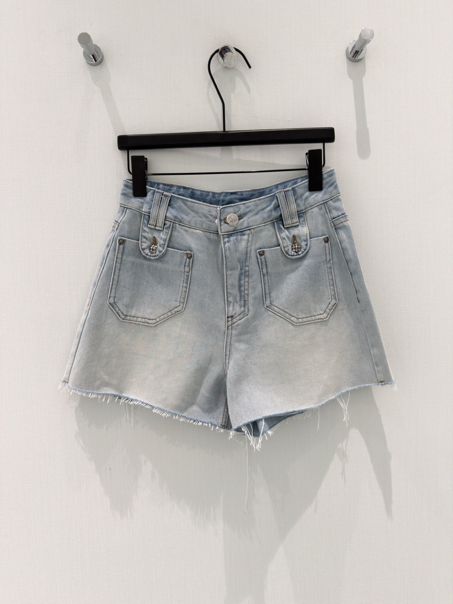 NO:836950,Crow Heart* [26 new summer hot girl design metal carved buckle details cotton high-waisted small A-line pants raw edge denim shorts] 1. [American hot girl pants] pure cotton denim fabric, light blue wash with retro distressed texture, soft and stylish but not stiff. The high-waisted A-line version can tuck in the waist and hide the flesh with one click, and the raw edge trouser legs + metal carved buckle details are full, slimming and straight legs, easy to achieve the street hot girl style.  2. [Versatile summer denim shorts] High-count pure cotton denim is breathable and skin-friendly, and the light blue washed color is refreshing and not picky. The high-waist design optimizes the waist and abdomen ratio, the metal buckle decoration on the front pocket is retro and exquisite, and the raw edge tailoring has a casual atmosphere. It can be worn with T-shirts and suspenders for a casual and spicy look.  3. [Slim and cover the crotch ceiling] The pure cotton denim fabric is crisp and stylish, with a high waist + A-line pants shape that perfectly modifies the wide crotch and thick legs. The light blue wash has a brightening effect. The raw edge trouser legs + metal carved buckle design is niche and non-contrasting. It can be worn out in the summer or on vacation, versatile and energetic. S-XL, chrome hearts, shorts, tees, t-shirt,19860909克罗心*【26夏季新款夏日辣妹设计金属雕花扣细节棉高腰小个子A字裤毛边牛仔短裤】 1.【美式辣妹神裤】纯棉牛仔面料,浅蓝水洗自带复古做旧质感,软而有型不硬挺.高腰A字版型一键收腰藏肉,毛边裤脚+金属雕花扣细节拉满,显瘦显腿直,轻松拿捏街头辣妹风. 2.【夏日百搭牛仔短裤】高支纯棉牛仔透气亲肤,浅蓝水洗色调清爽不挑皮.高腰设计优化腰腹比例,前袋金属扣装饰复古又精致,毛边剪裁自带随性氛围感,搭配T恤、吊带都能穿出随性辣感. 3.【显瘦遮胯天花板】纯棉牛仔面料挺括有型,高腰+A字裤型完美修饰胯宽腿粗,浅蓝水洗自带提亮效果.毛边裤脚+金属雕花扣设计小众不撞款,夏日出街、度假都能穿,百搭又显活力. S-XL,,chrome hearts,shorts,tees，t-shirt,,Women's clothing