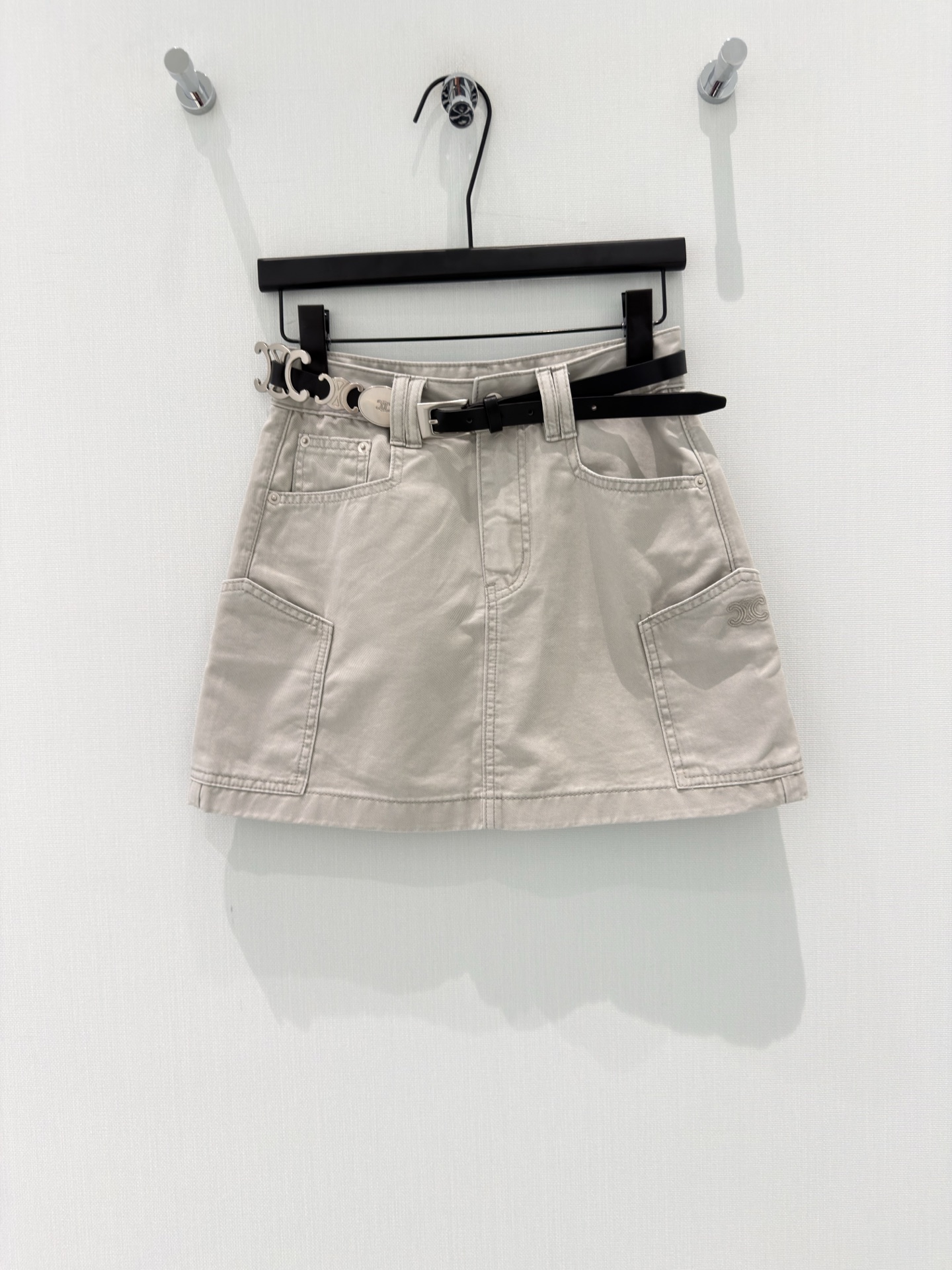 NO:836962,Celin* [26 new summer style American street style design embroidered anti-glare cotton belted workwear short skirt for small people] 1. [Hot girls just need anti-glare workwear skirt] Pure cotton fabric, crisp and stylish, not soft, with washed and aged texture. Paired with the same series of metal buckle belts, the A-line version hides the flesh and looks slimmer, and the built-in safety pants design eliminates the worry of exposure. The light gray tone is versatile and high-end, and it is easy to master the American retro style.  2. [High-end Commuting Girl Skirt] The high-count pure cotton twill fabric is wear-resistant and wrinkle-resistant, and the three-dimensional work pocket design has a sense of layering. It is matched with a metal buckle belt to optimize the waistline ratio, and the embroidered logo is low-key embellishment. The A-line short version is neat and long-legged, suitable for daily commuting and going out on dates, and is versatile and easy to match.  3. [American Retro Style Ceiling] The washed pure cotton fabric has a lazy and relaxed feel. The A-line skirt perfectly modifies the wide hips and thick legs. The anti-exposure lining is considerate and practical. The double belt metal buckle design is retro and noble. The light gray tone does not pick up the top. It can be worn with T-shirts and vests to look casual and sophisticated. S-XL,,celine,skirts,tees,t-shirt,19860909Celin*【26夏季新款美式街头风设计刺绣防走光棉小个子配腰带工装短裙半身裙】 1.【辣妹刚需防走光工装裙】纯棉面料,挺括有型不软塌,自带水洗做旧质感.搭配同系列金属扣腰带,A字版型藏肉显瘦,内置安全裤设计告别走光顾虑,浅灰调百搭又显高级,轻松拿捏美式复古风. 2.【高级感通勤辣妹裙】高支纯棉斜纹面料耐磨抗皱,立体工装口袋设计自带层次感,搭配金属扣腰带优化腰线比例,刺绣标低调点缀细节.A字短款版型利落显腿长,日常通勤、出街约会都能适配,百搭不挑人. 3.【美式复古风天花板】水洗纯棉面料自带慵懒松弛感,A字裙型完美修饰胯宽腿粗,防走光内衬贴心实用.双腰带金属扣设计复古又显贵,浅灰调不挑上衣,搭配T恤、背心都能穿出随性又精致的辣妹感. S-XL,,celine,skirts,tees，t-shirt,,Women's clothing