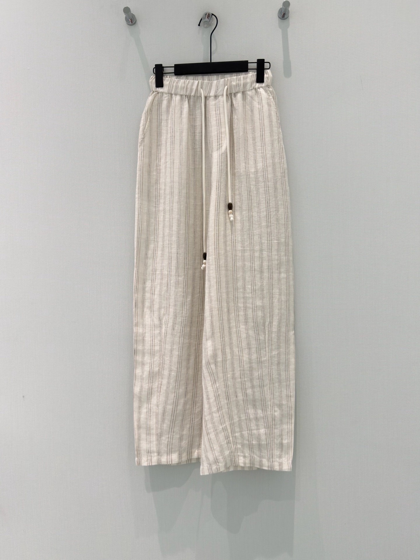 NO:839489,Designer style [26 new summer lazy design elastic waist drawstring gold linen striped high-waisted wide-leg pants for small people] The milky white background is kneaded into light brown thin stripes, 92 linen mixed with 8 gold silk, with a relaxed luster. The elastic waist + drawstring design hides the flesh without tightening, and the drapey wide-leg version modifies the leg shape to be straight and neat.  Wear it in summer, it is breathable and does not make you sweaty. When the wind blows, it gives off a lazy atmosphere. Wear it casually with a white T-shirt or suspenders and it is very stylish. It is a refreshing feeling that cannot be hidden in the wardrobe. S-L,,19860909设计师款【26夏季新款慵懒设计松紧腰抽绳金丝亚麻条纹高腰小个子阔腿裤】 奶白底色揉进浅棕细条纹,92亚麻混着8金丝,自带松弛的光泽感. 松紧腰+抽绳设计,藏肉又不勒,垂坠的阔腿版型,把腿型修饰得笔直利落. 夏天穿它透气不闷汗,风一吹就自带慵懒氛围感,随便搭个白T、吊带都很有味道,是衣柜里藏不住的清爽感. S-L,,,Women's clothing