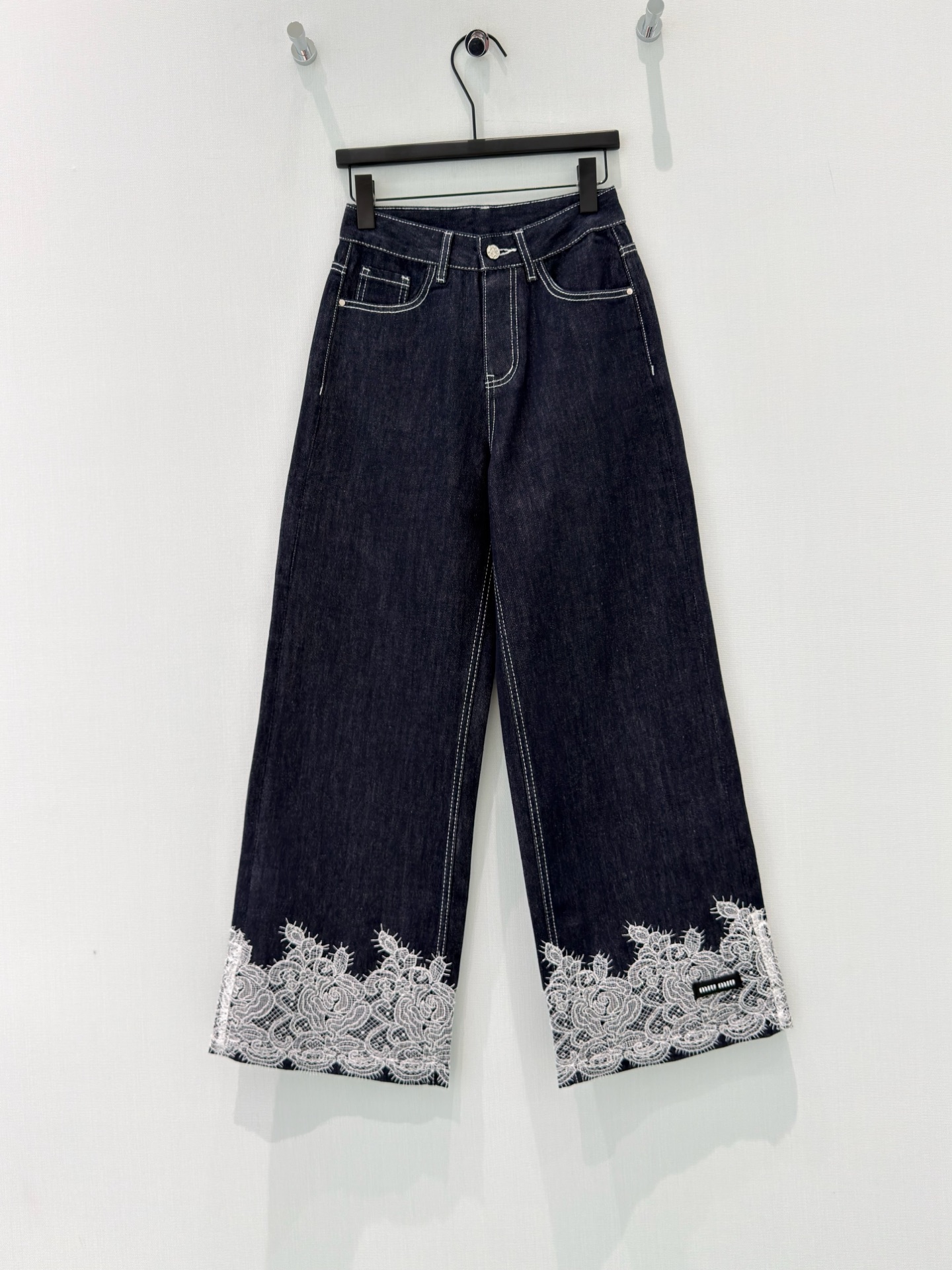 NO:839498,Designer [26 new summer temperament design, hand-made beaded lace denim wide-leg pants, high-waisted petite cropped pants] Classic navy blue denim meets exquisite lace, unlocking the dual style of sweet cool and gentleness!  The high-cotton denim fabric is crisp and stylish, and the high-waisted straight version hides the flesh neatly, easily creating the golden ratio of 30 to 70 points. The heavy-duty rose lace on the trousers has a romantic texture, and has a smart atmosphere when walking, breaking the toughness of denim. It is gentle and playful. It goes well with a white T and a small shirt. It is a versatile trouser that can adapt to a variety of styles in the wardrobe ~ S-XL, shirts, gold,19860909设计师【26夏季新款气质设计手工订珠蕾丝花边牛仔阔腿裤高腰小个子七分裤】 经典藏青牛仔邂逅精致蕾丝,解锁甜酷与温柔的双重风格！ 高含棉牛仔面料挺括有型,高腰直筒版型利落藏肉,轻松打造三七分黄金比例. 裤脚的重工玫瑰蕾丝花边,带着浪漫的肌理感,行走间自带灵动氛围感,打破牛仔的硬朗感,温柔又俏皮. 搭配白T、小衬衫都很出彩,是衣柜里能适配多种风格的百搭神裤~ S-XL,,shirts,gold,,Women's clothing
