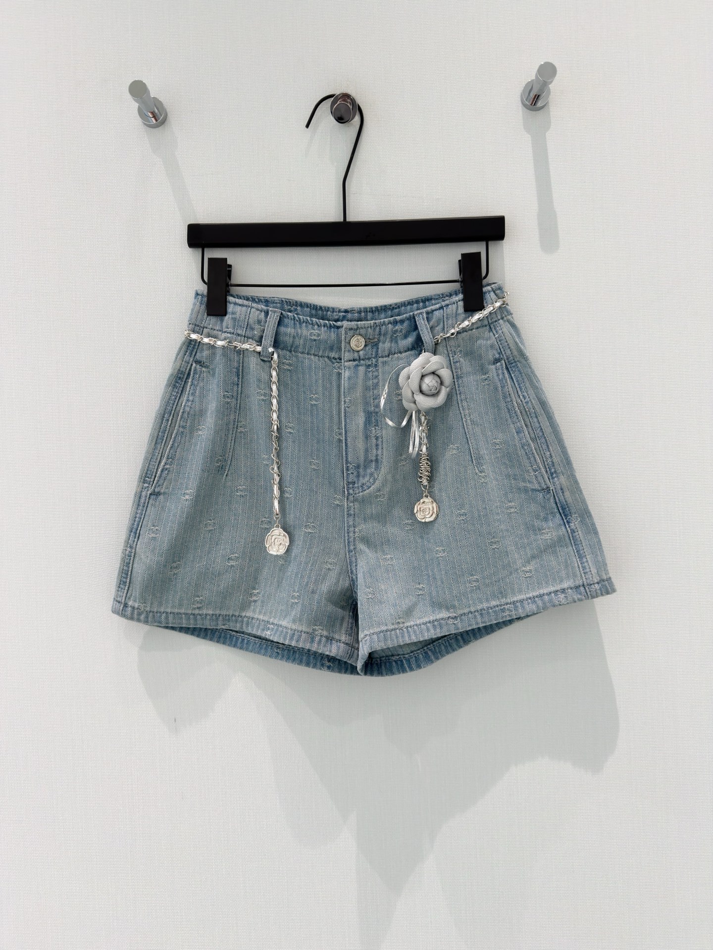 NO:839463,Chane* [26 new summer style summer fragrance design jacquard light blue jacquard camellia metal chain belt high waist slim denim shorts for small people] Small fragrance denim shorts with a gentle atmosphere are here!  The light blue washed denim fabric has a sense of texture, and the all-over jacquard is low-key and exquisite. The high-waisted A-line version can easily modify the crotch line and turn into cartoon legs in an instant. The camellia metal chain belt is the finishing touch of the whole outfit, gentle and noble. It is very suitable to be paired with a small suspender, a sweater or a white T, and it is easy to achieve the sweet and cool summer style ~ S-XL,,chanel,shorts,19860909Chane*【26夏季新款夏日小香风设计提花浅蓝提花山茶花金属链条腰带高腰小个子显瘦牛仔短裤】 自带温柔氛围感的小香风牛仔短裤来啦！ 浅蓝水洗牛仔面料带着肌理感,满幅提花低调又精致,高腰A字版型轻松修饰胯部线条,秒变漫画腿. 自带的山茶花金属链条腰带,是整套穿搭的点睛之笔,温柔又显贵. 搭配小吊带、针织衫或白T都超合适,轻松拿捏夏日精致甜酷风~ S-XL,,chanel,shorts,,Women's clothing