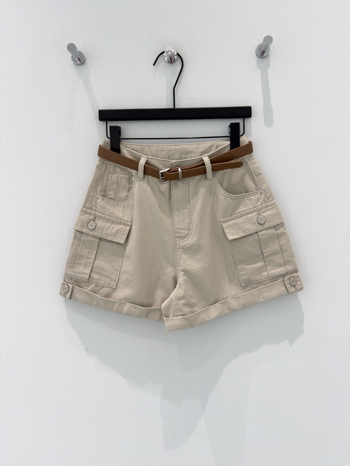 NO:839471,Designer [26 new summer retro design high-waist cotton work style curled shorts for small people] Refreshing and neat light khaki work shorts, with a sense of summer relaxation!  The pure cotton fabric is soft and breathable. The high-waisted version is matched with the built-in brown belt to easily raise the waistline. The large work pockets on both sides + rolled trouser legs design take into account practicality and style. The A-line version hides the flesh and shows straight legs. It is suitable with T-shirts, suspenders, and sun protection shirts. It is a versatile and refreshing casual item in summer~ S-XL, shorts, tees, t-shirt,19860909设计师【26夏季新款夏日复古设计高腰小个子棉工装风卷边短裤】 清爽利落的浅卡其工装短裤,自带夏日松弛感！ 纯棉面料柔软透气,高腰版型搭配自带的棕色腰带,轻松拉高腰线. 两侧工装大口袋+卷边裤脚设计,兼顾实用性与造型感,A字版型藏肉又显腿直. 搭配T恤、吊带、防晒衫都很合适,是夏日里百搭又清爽的休闲单品~ S-XL,,shorts,tees，t-shirt,,Women's clothing