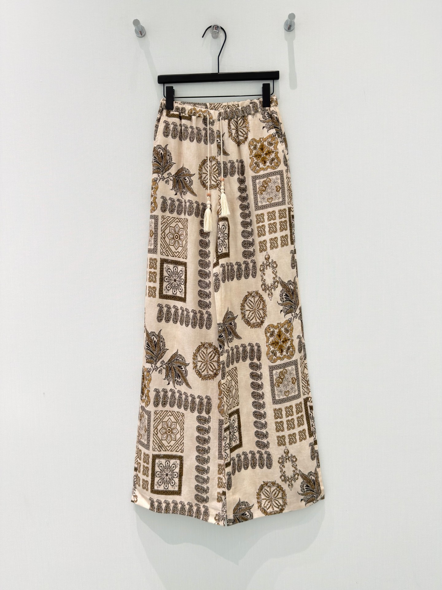 NO:838292,[26 new summer vacation exotic design lyocell linen retro printed pattern high waist tassel drawstring casual wide-leg pants] Retro printed wide-leg pants with a vacation atmosphere are here!  The natural fabric of 70 lyocell linen has a cool feeling, is breathable and not sweaty, and is refreshing and comfortable to wear next to the skin. The beige base color is matched with retro totem prints, which is lazy and exotic. The fringed drawstring elastic waist design can easily hide the flesh regardless of the figure. The wide-leg version with perfect drape has a sense of elegance when walking. Pair it with suspenders, T-shirts or sun protection shirts, and you can easily achieve the relaxed summer holiday style.  S-L,,tees,t-shirt,19860909【26夏季新款度假异域风情设计感莱赛尔亚麻复古印花图案高腰流苏抽绳休闲阔腿裤】 自带度假氛围感的复古印花阔腿裤来啦！ 70莱赛尔亚麻的天然面料,自带凉感,透气不闷汗,贴肤穿也清爽舒适. 米底色搭配复古图腾印花,慵懒又有异域风情,流苏抽绳松紧腰设计,不挑身材还能轻松藏肉. 垂坠感满分的阔腿版型,行走间自带飘逸感,搭配吊带、T恤或防晒衫,轻松拿捏夏日松弛度假风. S-L,,tees，t-shirt,,Women's clothing