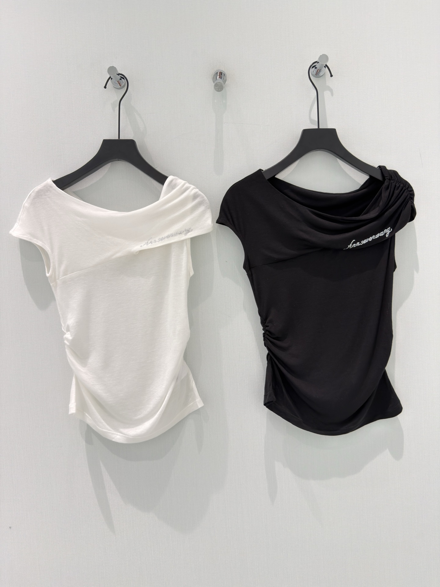 NO:839487,Designer [26 new summer style, discreet off-shoulder design, Tencel wool slant shoulder, rhinestone lettering, side shirring T-shirt, slim fit short-sleeved top] The Tencel wool slant shoulder T-shirt, which coexists with gentleness and sexiness, is here!  The golden ratio of 65 Tencel + 35 wool is as soft as clouds. It feels cool when worn next to the skin. It is breathable and skin-friendly. The slanted shoulder collar design with side shirring cleverly modifies the shoulder line and waist and abdomen line. The hot-diamond letters on the neckline shine with a low-key luster under the light, directly filling the atmosphere of pure desire. The slim but not tight version goes well with jeans and skirts, and it is easy to create a gentle and slightly sexy summer look~  S-L,,skirts,jeans,T-shirt,tees,t-shirt,gold,19860909设计师【26夏季新款小心机露肩设计 天丝羊毛斜肩烫钻字母侧边抽褶T恤修身显瘦短袖上衣】 温柔与性感并存的天丝羊毛斜肩T来啦！ 65天丝+35羊毛的黄金配比,触感软如云絮,贴肤穿自带凉感,透气又亲肤. 斜肩荡领设计搭配侧边抽褶,巧妙修饰肩线与腰腹线条,领口的烫钻字母点缀,在光下闪着低调的光泽感,纯欲氛围直接拉满. 修身却不紧绷的版型,搭配牛仔裤、半身裙都很出彩,轻松拿捏温柔又带点小性感的夏日造型~ S-L,,skirts,jeans,T-shirt,tees，t-shirt,gold,,Women's clothing