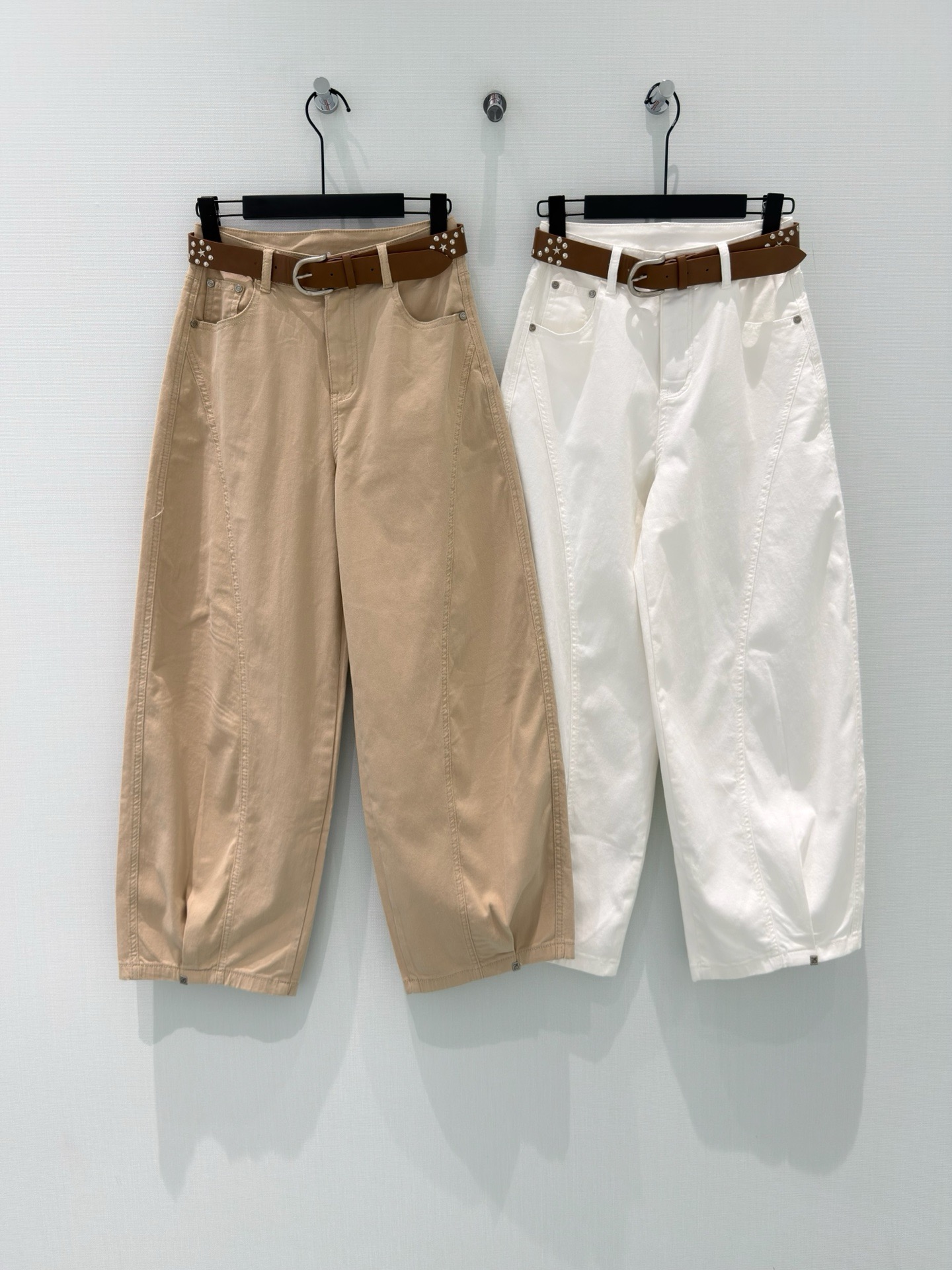 NO:838259,[26 new summer style design, embroidered back pockets, petite cropped pants with rivet belt, cotton ammonia blended wide-leg pants, curved cut casual pants] The magic pants with a relaxed atmosphere are here!  Made of 98% cotton + 2% spandex blended fabric, it is stiff and stylish, the upper body is comfortable and skin-friendly, has slight elasticity, and is not easy to deform after long-term wear.  The high-waisted curved cut + wide-leg version, with vertical split lines to optimize the proportions, can easily hide the width of the hips, false hip width and thigh flesh, and turn the legs into three-quarter-length legs in seconds. Comes with a brown belt decorated with rivets, which directly adds to the retro atmosphere. The metal label details on the trouser legs are embellished, simple but not monotonous, and the balance of gentleness and coolness is just right!  Available in cream/khaki colors, they are versatile and easy to wear. They can be worn for daily outings, commuting, and dating. They are perfect for matching with T-shirts, shirts, and sweatshirts. They are a versatile pair of pants that you can wear in your wardrobe without being out of place!  [Short video oral broadcast simplified version] These curved cut casual pants are really amazing!  Made of cotton and ammonia blended fabric, the upper body is very comfortable, crisp and stylish without being slumped. The high-waisted and wide-leg version hides the flesh and makes you look slimmer. It can cover the wide hips and thick legs. Curved tailoring + rivet belt, loose and fashionable. Available in milky white and khaki. It looks good with anything. Just close your eyes!  S-XL,,hoodie,sweatshirts,shirts,tees,t-shirt,19860909【26夏季新款设计感后口袋刺绣小个子七分裤配铆钉腰带棉氨混纺阔腿裤弧形剪裁休闲裤】 自带松弛氛围感的神裤来啦！ 采用98棉+2氨纶混纺面料,挺括有型,上身舒适亲肤,自带轻微弹力,久穿也不易变形. 高腰弧形剪裁+阔腿版型,纵向分割线条优化比例,轻松藏住胯宽、假胯宽和大腿肉肉,秒变三七分大长腿.附赠铆钉装饰棕色腰带,复古氛围直接拉满,裤脚金属标细节点缀,简约却不单调,温柔与酷飒平衡拿捏得刚刚好！ 奶白/卡其两色可选,百搭不挑皮,日常出街、通勤、约会都能穿,搭T恤、衬衫、卫衣都绝,是衣柜里闭眼搭不踩雷的百搭神裤！【短视频口播精简版】 这条弧形剪裁休闲裤真的太绝了！ 棉氨混纺面料,上身巨舒服,挺括有型不软塌 高腰阔腿版型,藏肉显瘦满分,胯宽腿粗都能遮 弧形剪裁+铆钉腰带,松弛又时髦 奶白卡其两色可选,搭什么都好看,闭眼入！ S-XL,,hoodie,sweatshirts,shirts,tees，t-shirt,,Women's clothing