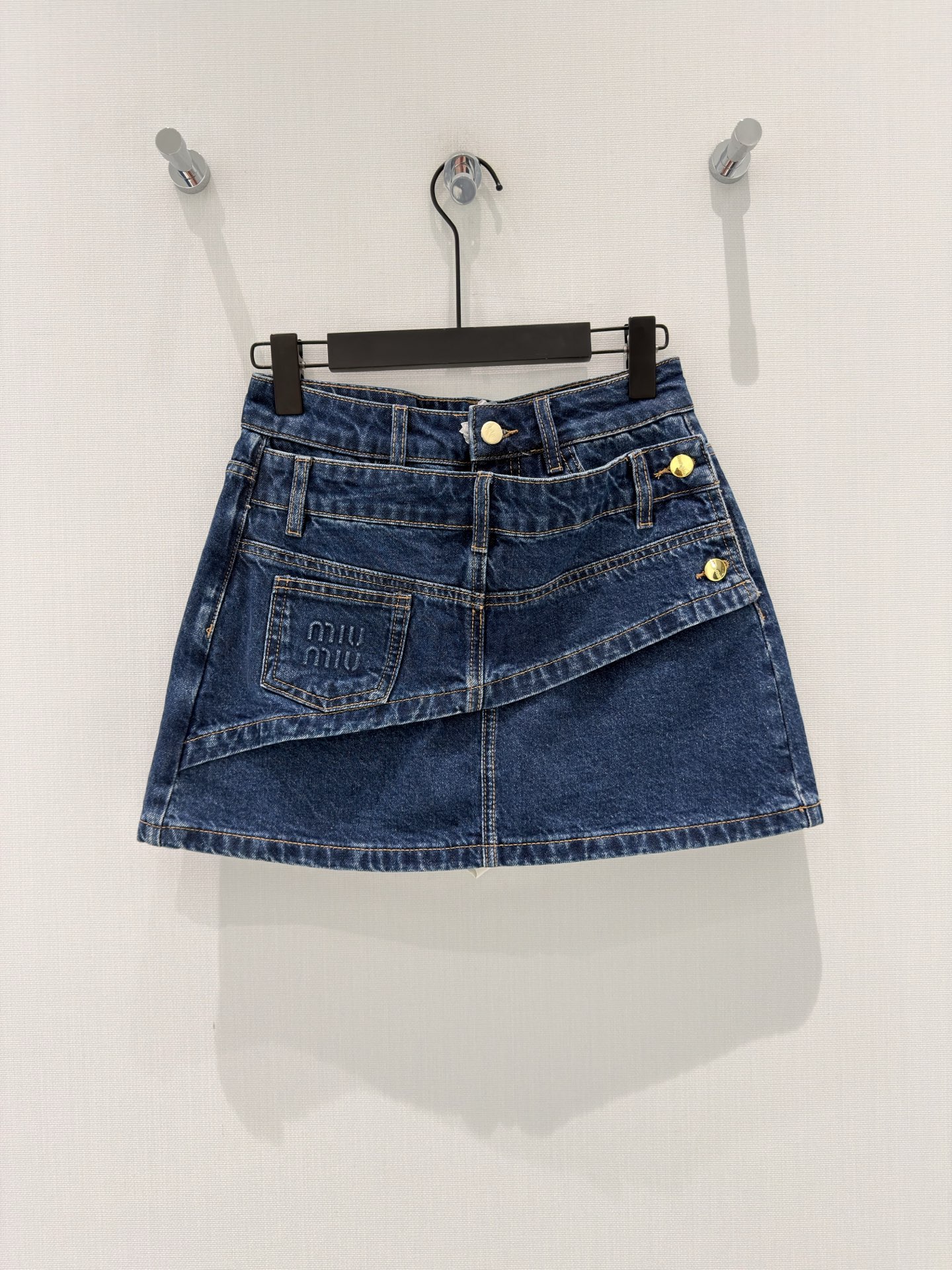 NO:839496,Miumi* [26 new summer style sweet and cool hot girl style | Designed with letter embroidery, high-waisted A-line skirt, anti-exposure, petite denim skirt] The god-level skirt that changes to 30-70 minutes in seconds is here!  Retro dark blue denim fabric, with exquisite gold buttons and embossed brand logo, is full of details. The high waist + A-line version perfectly modifies the waist and hip lines, and comes with safety pants lining, saying goodbye to the embarrassment of being exposed, and making you feel at ease and comfortable. It is a versatile style that can be either salty or sweet. It can be matched with T-shirts, sweaters or small suits, and it is easy to achieve American retro and sweet and girly looks!  S-XL,,miumiu,hoodie,sweatshirts,skirts,tees,t-shirt,business suit,19860909Miumi*【26夏季新款甜酷辣妹风｜ 设计字母刺绣 高腰A字半身裙防走光小个子牛仔短裙】 秒变三七分比例的神级短裙来啦！ 复古深蓝牛仔面料,搭配精致金色纽扣与压印品牌标识,细节感直接拉满. 高腰+A字版型,完美修饰腰胯线条,自带安全裤内衬,告别走光尴尬,辣得安心又自在. 可盐可甜的百搭款,搭配T恤、卫衣或小西装都超有范儿,轻松拿捏美式复古与甜辣少女感！ S-XL,,miumiu,hoodie,sweatshirts,skirts,tees，t-shirt,business suit,,Women's clothing