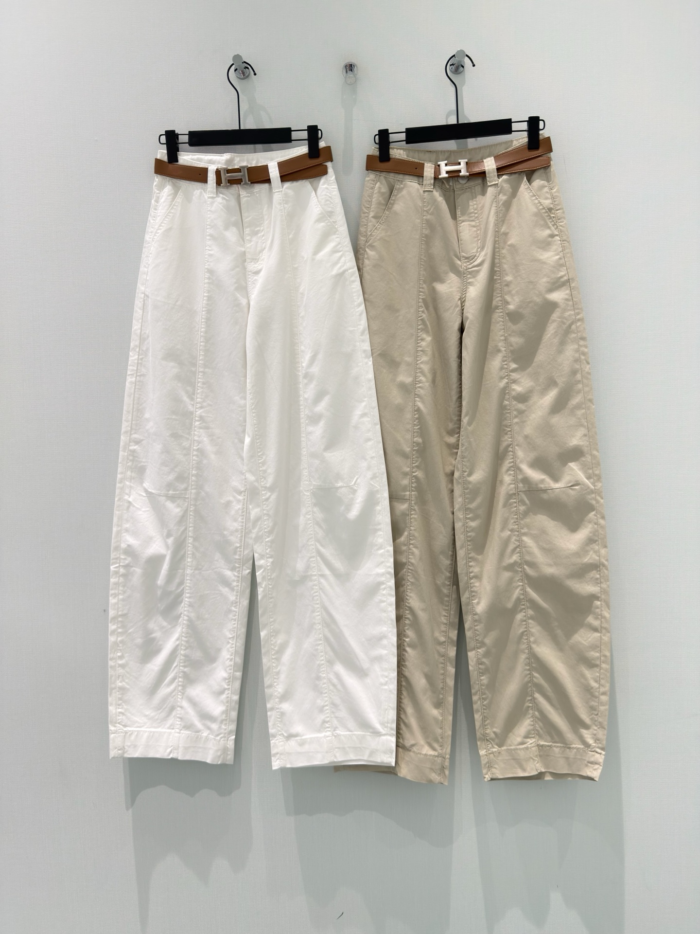 NO:839503,Her* [26 Summer New Minimalism | Designed with belt, back pockets, embroidered cotton high-waist silhouette sickle pants, wide-leg scimitar pants] Unlock effortless high-end outfits!  High-count cotton fabric, soft but not slumped, has a sinewy feel, the upper body is breathable and skin-friendly, and can be worn in all seasons. The high waist + slightly wide sickle cut, paired with a textured belt of the same color, can easily modify the leg shape, hide the muscles and make the body look slimmer, creating a lazy and neat feeling. Off-white/khaki two-color options, basic and versatile, no matter the style, can be used for commuting, leisure, and travel, it is the all-purpose pant in the wardrobe ~ S-XL,,19860909Her*【26夏季新款极简主义｜设计配腰带后口袋刺绣棉高腰廓形镰刀裤阔腿弯刀裤】 解锁不费力的高级感穿搭！ 高支棉面料,软而不塌,自带筋骨感,上身透气亲肤,四季都能穿. 高腰+微阔镰刀剪裁,搭配同色系质感腰带,轻松修饰腿型,藏肉显瘦,打造慵懒利落的松弛感. 米白/卡其双色可选,基础百搭不挑风格,通勤、休闲、出游都能hold住,是衣柜里的万能神裤~ S-XL,,,Women's clothing