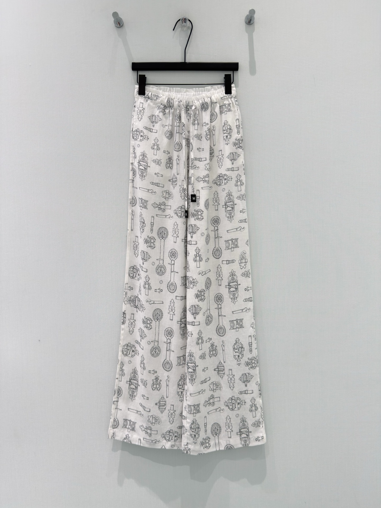 NO:839515,Her [26 new summer styles to unlock summer laziness | Designed Tencel linen key print elastic waist wide-leg pants] Wear romantic retro style on your body!  The all-over print pattern inspired by European key line drawings has an artistic atmosphere and breaks the monotony of the outfit. The golden ratio of 60 Tencel linen makes the upper body cool and has a natural breathable texture, saying goodbye to the hot and sticky summer. Elastic waist + wide leg tailoring, it can hide the flesh instantly regardless of the figure, and has a lazy and relaxed feeling. It is suitable for daily commuting/traveling, and can easily create an effortless fashion~ S-L,,gold,19860909Her【26夏季新款解锁夏日慵懒｜设计天丝亚麻钥匙印花松紧腰阔腿裤】 把浪漫复古穿在身上！ 以欧式钥匙线稿为灵感的满印图案,自带艺术氛围感,打破单调穿搭. 60天丝亚麻的黄金配比,上身凉感爆棚,自带天然透气肌理,告别夏日闷热黏腻. 松紧腰+阔腿剪裁,不挑身材还能秒藏肉肉,慵懒松弛感拉满,日常通勤/出游都适配,轻松打造不费力的时髦感~ S-L,,gold,,Women's clothing