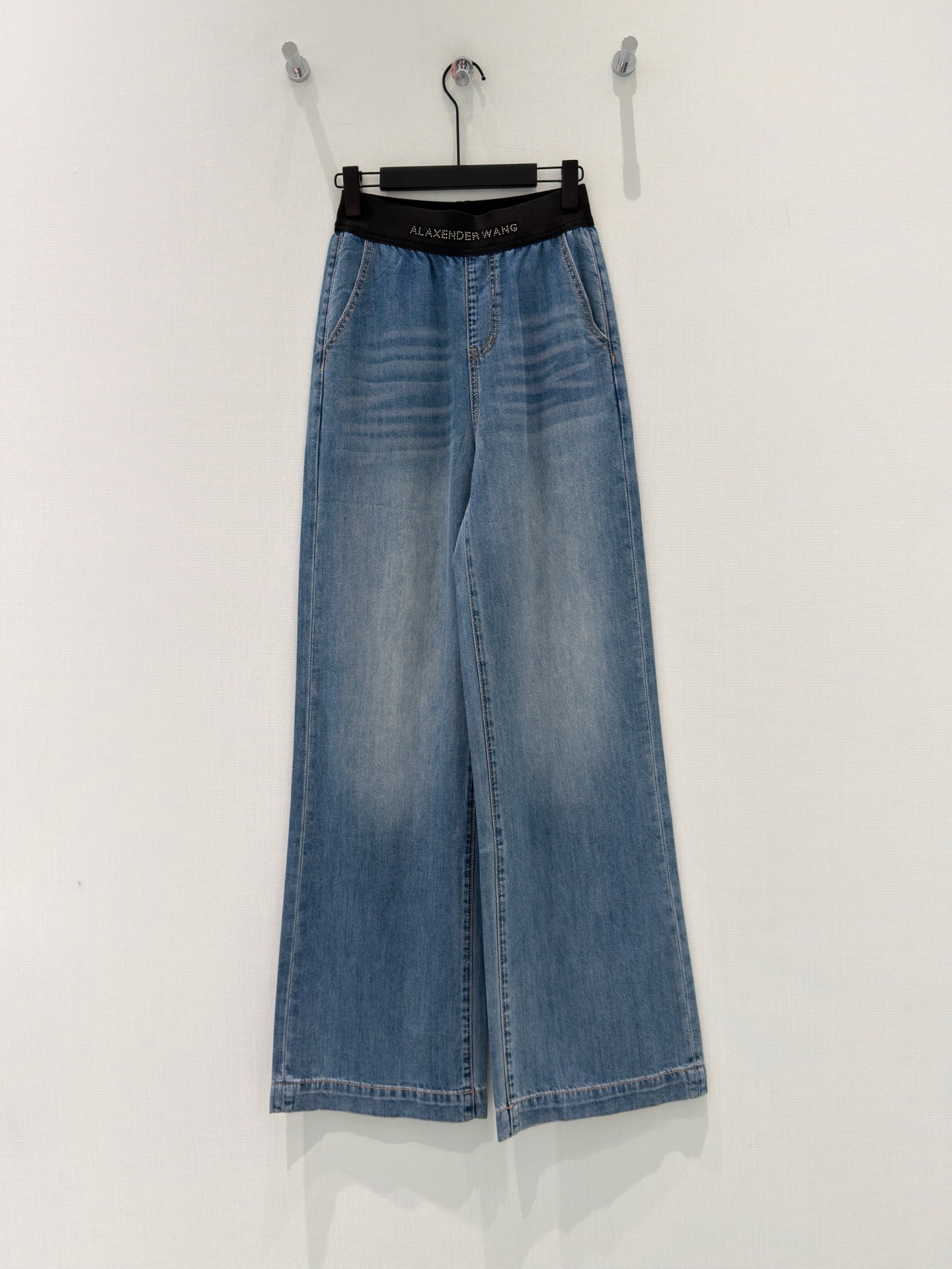 NO:839524,Designer [26 new summer icy lyocell｜Design hot diamond letters flash diamond waist stitching wide-leg washed jeans] Summer pants with a cool buff are here!  The golden ratio of 55 cotton + 45 lyocell makes the fabric have an icy drape feeling. The upper body is breathable and not sweaty, soft but not collapsed, and is not easy to wrinkle and deform after long-term wear. The elastic waist design is matched with a hot diamond lettering webbing, which is comfortable and not tight at the waist, but also hides exquisiteness. The high-waisted and wide-leg tailoring can easily hide the flesh and look slim, and the legs can become straight and long in seconds.  The light blue wash color is gentle and versatile. It looks great when paired with a short top, suspenders or a T-shirt. A lazy person can look fashionable in one outfit when going out on the street. It can easily create a relaxed hot girl look without any effort!  S-XL,,jeans,tees,t-shirt,gold,19860909设计师【26夏季新款冰感莱赛尔｜设计 烫钻字母闪钻腰头拼接阔腿水洗牛仔裤】 自带清凉Buff的夏日神裤来啦！ 55棉+45莱赛尔的黄金配比,面料自带冰感垂坠感,上身透气不闷汗,软而不塌,久穿也不易皱变形. 松紧腰设计搭配烫钻字母织带,舒适不勒腰,又暗藏精致小心机；高腰阔腿剪裁,轻松藏肉显瘦,秒变直筒大长腿. 浅蓝水洗色调温柔百搭,搭配短上衣、吊带或T恤都超有范儿,懒人出街一套就时髦,轻松拿捏不费力的松弛辣妹感！ S-XL,,jeans,tees，t-shirt,gold,,Women's clothing