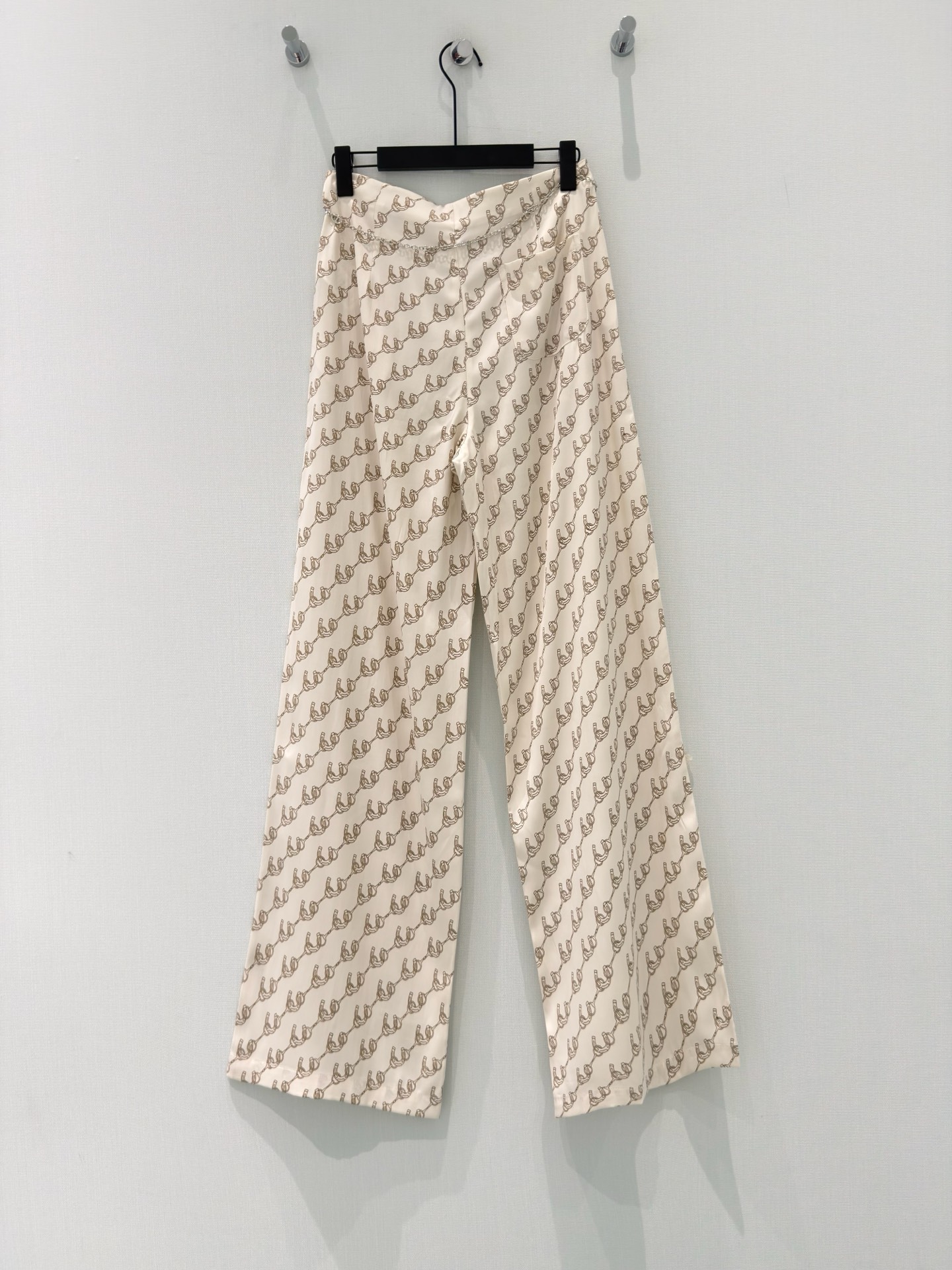 NO:839534,HER [26 new summer high-end design retro full-print chain and belt wide-leg pants acetate silky pants] 1. [French lazy atmosphere] 50 cotton recycled fiber fabric, draped and silky with a soft light texture, light and non-pressing after the upper body. The beige background is matched with a retro full-print chain pattern, the silver chain details at the waist are the finishing touch, and the high-waisted wide-leg version lengthens the leg line with one click, making it easy to wear a relaxed and noble French temperament.  2. [Versatile Pants for Commuting and Going Out] The drapey fabric is breathable and skin-friendly. It has a cool feeling and is not sweaty. It is also refreshing and comfortable to wear in summer. The classic retro chain all-print design is low-key and high-end. The combination of high waist and wide legs perfectly modifies the leg shape. Paired with a simple T-shirt or shirt, it can support the whole look. Even lazy people can easily wear it to look high-end.  3. [Light luxury retro style ceiling] The apricot base color is matched with light brown chain printing, which is gentle and not picky, with a retro pictorial texture. The detachable silver chain design at the waist adds a sense of sophistication, the drapey wide-leg version covers the flesh and makes you look slimmer, and the cotton blended fabric is both comfortable and textured. It can be worn for daily commuting and vacation travel, and is versatile. S-L, shirts, tees, t-shirt,19860909HER【26夏季新款高级设计感复古满印链条配腰带阔腿裤醋酸丝滑裤】 1.【法式慵懒氛围感】50棉再生纤维面料,垂坠丝滑自带柔光质感,上身后轻盈不压身.米底色搭配复古满印链条花纹,腰间银链细节点睛,高腰阔腿版型一键拉长腿线,轻松穿出松弛又显贵的法式气质. 2.【通勤出街百搭神裤】垂坠感面料透气亲肤,自带凉感不闷汗,夏天穿也清爽舒适.经典复古链条满印设计低调又高级,高腰+阔腿的组合完美修饰腿型,搭配简单T恤或衬衫都能撑起整个造型,懒人也能轻松穿出高级感. 3.【轻奢复古风天花板】米杏底色搭配浅棕链条印花,温柔又不挑皮,自带复古画报质感.腰间可拆卸银链设计增加精致感,垂坠阔腿版型遮肉显瘦,棉混纺面料兼顾舒适与质感,日常通勤、度假出行都能穿,百搭不踩雷. S-L,,shirts,tees，t-shirt,,Women's clothing