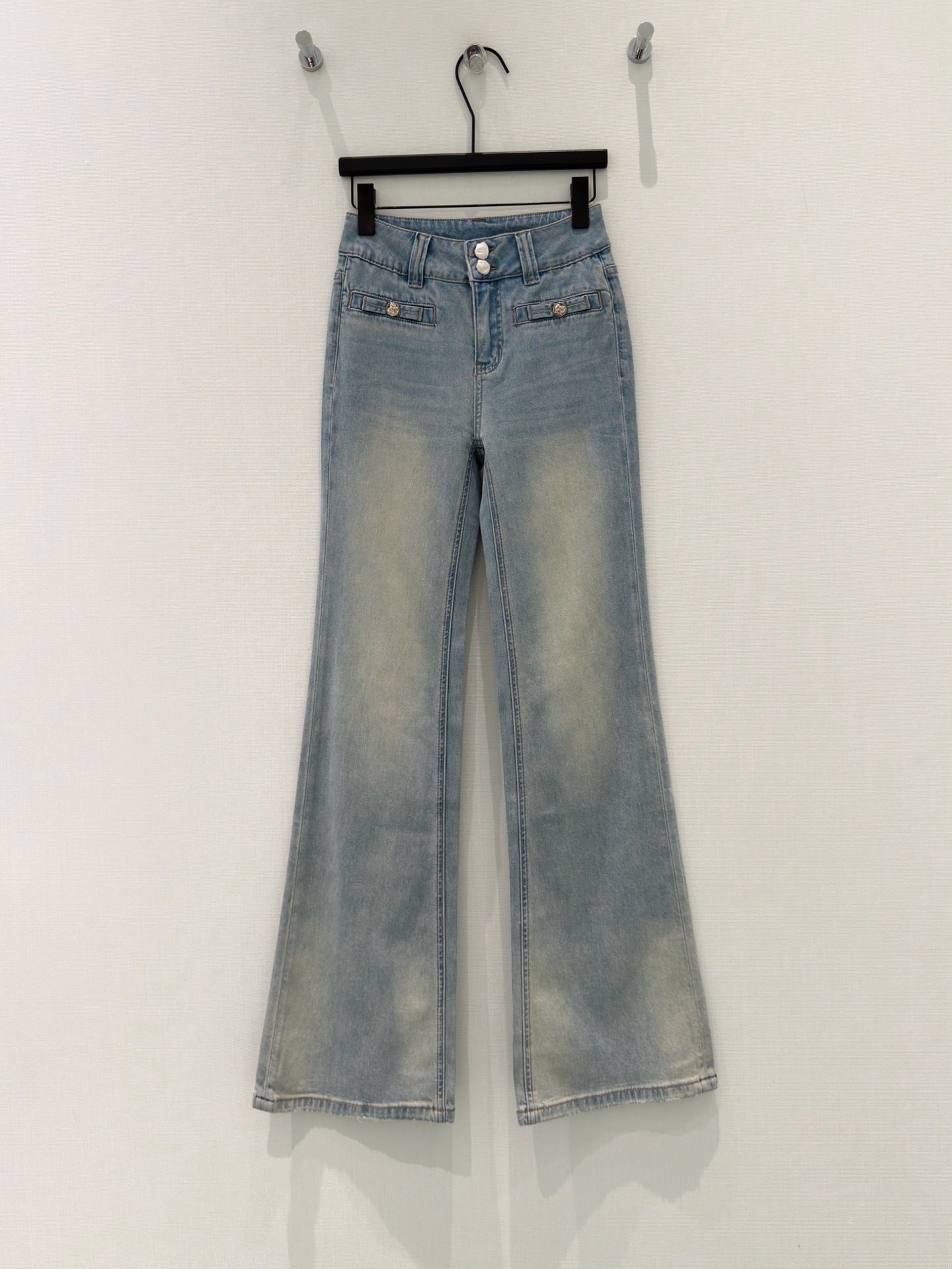 NO:839504,Designer [26 new summer style double-button high-waist design metal buckle pocket light blue micro-flare slim washed jeans] High-waisted light blue micro-flare jeans with built-in long-leg filter are here!  The fresh light blue wash color is gentle and versatile. The double-button high-waist design can easily raise the waistline and modify the 37-7 ratio like a supermodel. The exquisite metal button pockets on the front are full of details, and the micro-flare pants cleverly modify the leg shape, hiding the flesh and making the body look slimmer. The fabric of 93.6 cotton + 5.9 polyester fiber + 0.5 spandex is soft and stretchy. The upper body is comfortable and not tight. It can be easily used for daily commuting and dating. Pair it with a short top to instantly become a fashionable hottie~  S-XL,,jeans,19860909设计师【26夏季新款双扣高腰设计金属扣口袋 浅蓝微喇叭显瘦水洗牛仔裤】 自带大长腿滤镜的高腰浅蓝微喇牛仔裤来啦！ 清新浅蓝水洗色调温柔又百搭,双扣高腰设计轻松拉高腰线,修饰出超模般的三七分比例. 前襟精致金属扣口袋细节满满,微喇裤型巧妙修饰腿型,藏肉显瘦不挑身材,93.6棉+5.9聚酯纤维+0.5氨纶的面料,柔软有弹力,上身舒适不紧绷,日常通勤、约会都能轻松驾驭,搭配短款上衣秒变时尚辣妹~ S-XL,,jeans,,Women's clothing