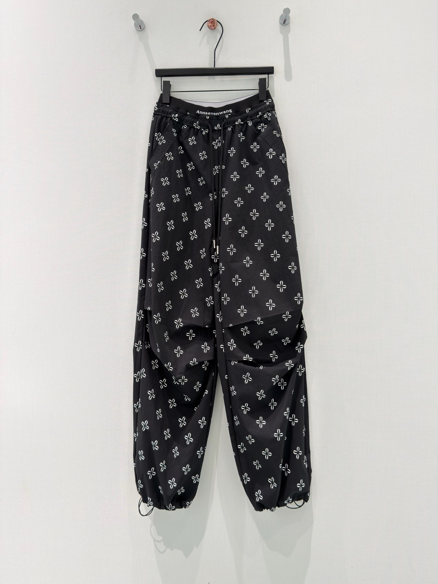 NO:839510,Designer [26 new summer hot girl cool design cross flower print stitching high waist casual pants with leggings] The cross flower print casual pants with a sense of relaxation are here!  The classic black bottom with white cross flowers is low-key and delicate, and the upper body becomes lazy and fashionable in an instant. The elastic waist + drawstring design is not picky and suitable for various waist shapes; the trousers can be bunched or released, and can be worn in two ways. It can be used as neat leggings or casual wide-leg pants.  The fabric combination of 47 cotton + 49 nylon + 4 spandex takes into account breathability, drape and elasticity. It is comfortable and not sweaty. It can be easily held during daily commuting and shopping. It is versatile and durable, and can be used in all the combinations in your wardrobe ~ S-L,,19860909设计师【26夏季新款辣妹酷风设计十字花印花拼接高腰休闲裤束脚裤】 自带松弛感的十字花印花休闲裤来啦！ 经典黑底搭配白色十字花,低调中藏着精致小心机,上身秒变慵懒时髦精. 腰头松紧+抽绳设计,不挑身材,适配各种腰型；裤脚可束可放,一裤两穿,既能做利落束脚裤,也能变身随性阔腿裤. 47棉+49锦纶+4氨纶的面料组合,兼顾透气、垂坠与弹力,舒适不闷汗,日常通勤、逛街出游都能轻松hold住,百搭又耐看,承包你衣柜里的所有搭配~ S-L,,,Women's clothing