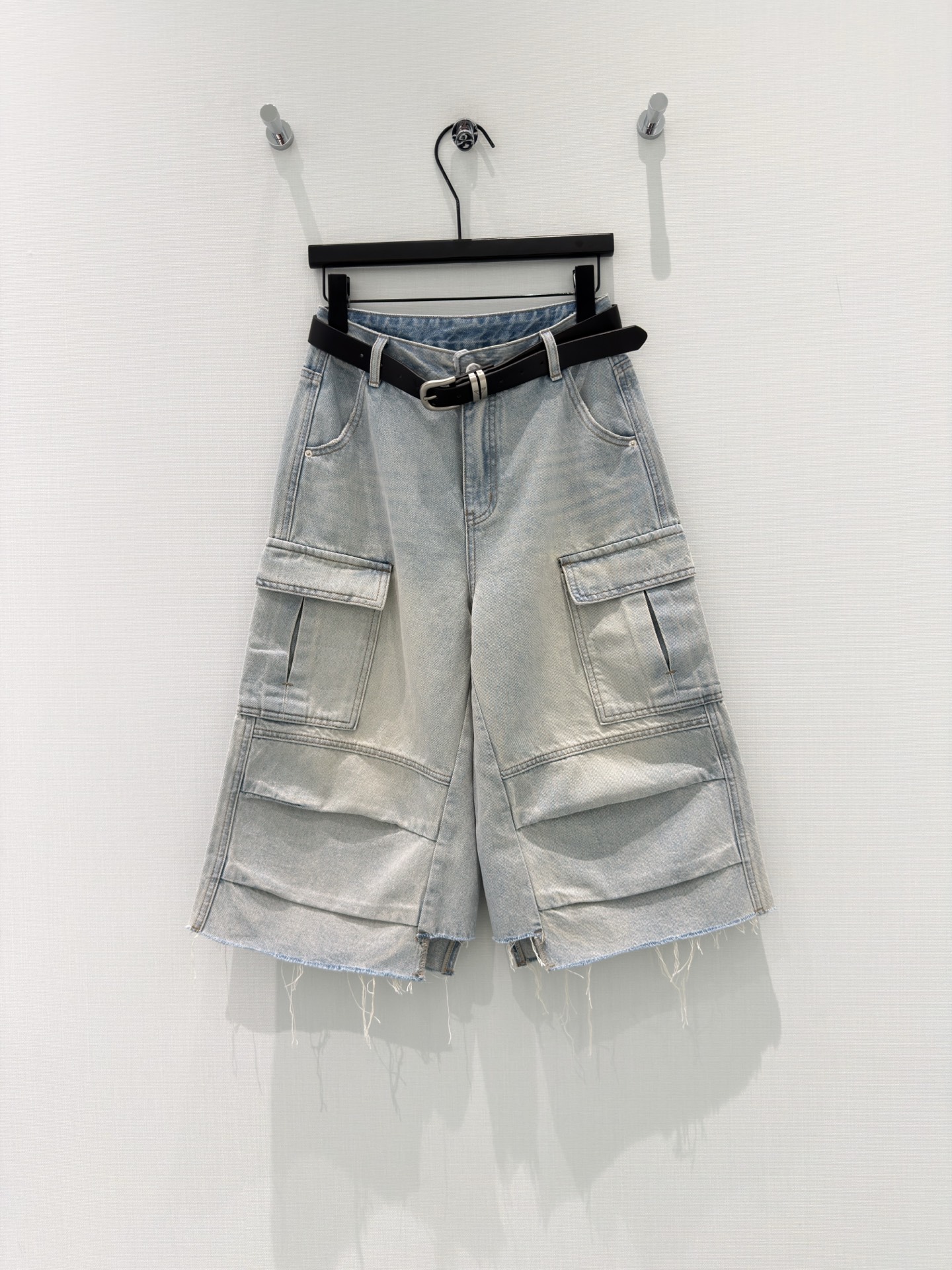 NO:839517,Prad* [26 new summer style American retro street-style design with belt and multi-pocket workwear washed raw edge denim mid-pants] Street-style washed workwear denim mid-length pants are here!  The light blue distressed wash color comes with a retro filter, and is paired with a multi-pocket workwear design + raw edge trousers. It is casual and handsome, and has a cool aura. It comes with a belt of the same color, which can easily optimize the waist line. The high-waisted version + loose straight cut does not pick on the leg shape, and is a good way to hide the flesh. It looks great with short T-shirts and suspenders. It is a must-have for spring and summer street wear~  The fabric is made of 97 cotton + 3 other fibers. It is stiff and stylish and not easy to collapse. It is comfortable and wear-resistant, and can easily achieve the American retro style. S-XL,, prada,19860909Prad*【26夏季新款美式复古街头感设计配腰带多口袋工装水洗毛边牛仔中裤】 街头感拉满的水洗工装牛仔中裤来啦！ 浅蓝做旧水洗色调自带复古滤镜,搭配多口袋工装设计+毛边裤脚,随性又帅气,自带酷飒气场. 附赠同色系腰带,轻松优化腰头线条,高腰版型+宽松直筒剪裁,不挑腿型,藏肉显瘦一把好手,搭配短T、吊带都超有范儿,是春夏街头穿搭的必备款~ 面料采用97棉+3其他纤维,挺括有型不易软塌,穿着舒适又耐磨,轻松拿捏美式复古风. S-XL,,prada,,Women's clothing