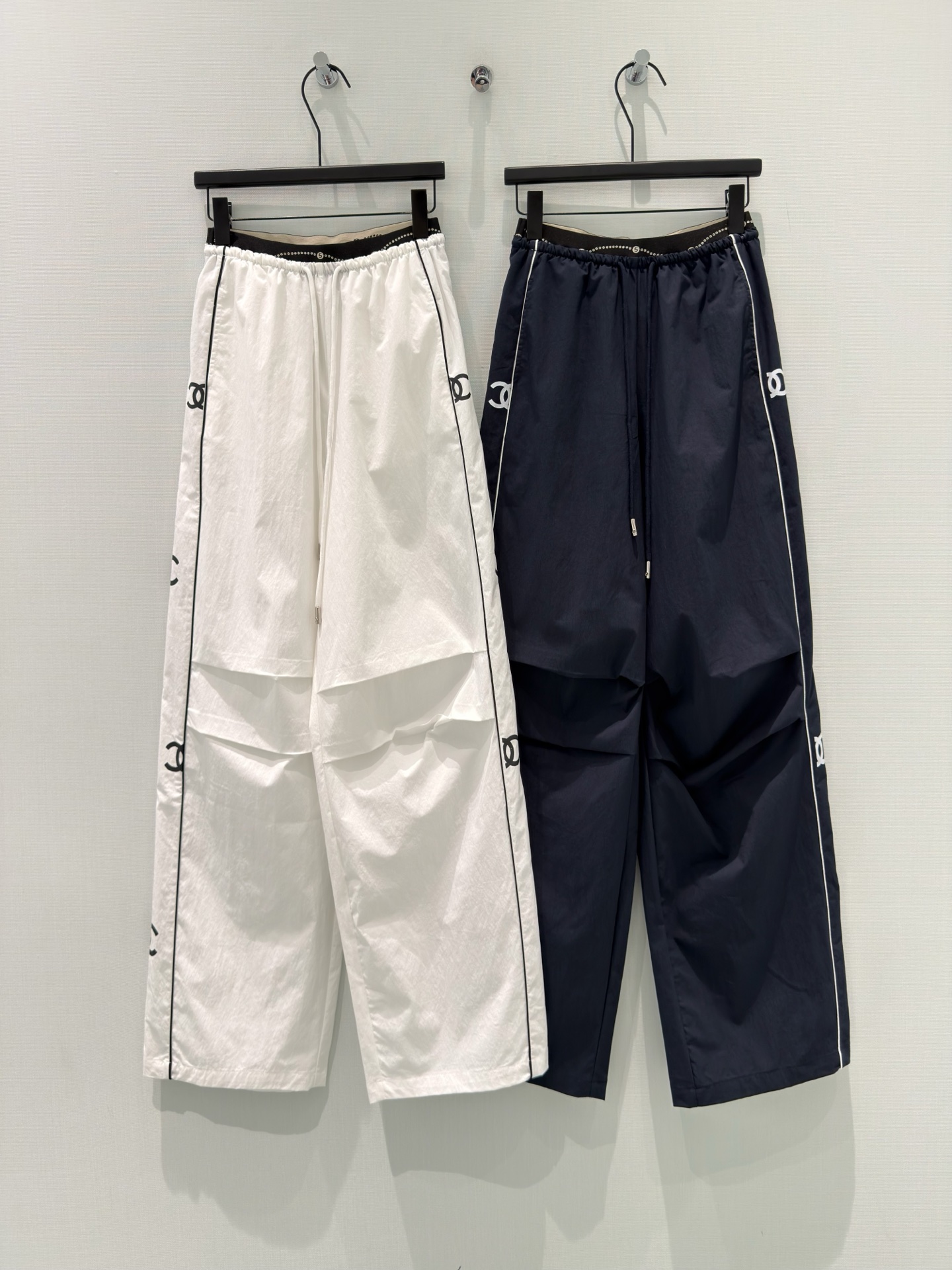 NO:839527,Chane* [26 new summer Korean style relaxed style design Xiaoxiang Double C printing contrasting lines on the side casual workwear style wide-leg pants] Double C printed wide-leg pants that coexist with laziness and sophistication!  Available in white/navy blue, with classic prints on the sides and contrasting lines, it is low-key and high-end. The elastic waist + drawstring design makes it easy to put on and take off regardless of your body shape. The neat pleated design of the pants has an airy feel, and it is draped and stylish and can hide the muscles and make you look slimmer. The fabric of 47 cotton + 49 nylon + 4 spandex is light, breathable and stretchy. It can be easily adapted to daily commuting and shopping. You can wear it casually with a T-shirt to look relaxed and fashionable ~  S-L,,chanel,tees,t-shirt,19860909Chane*【26夏季新款韩系松弛风设计小香侧边双C印花撞色线条休闲工装风裤阔腿裤】 慵懒与精致并存的双C印花阔腿裤来啦！ 白/藏青双色可选,侧边经典印花+撞色线条,低调中透着高级感,松紧腰+抽绳设计,不挑身材穿脱方便. 裤身利落的打褶设计自带空气感,垂坠有型还能藏肉显瘦,47棉+49锦纶+4氨纶的面料,轻薄透气又有弹力,日常通勤、出游逛街都能轻松适配,随便搭配T恤就能穿出松弛时髦感~ S-L,,chanel,tees，t-shirt,,Women's clothing