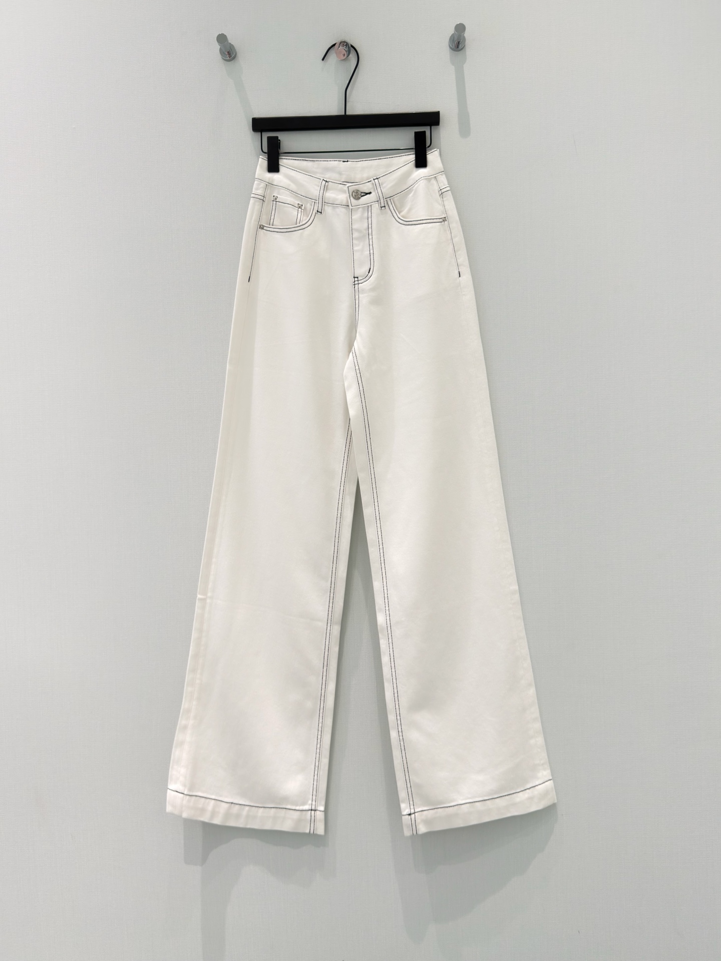 NO:841448,[26 new summer high-end double-pocket topstitch embroidered white jeans | Cotton high-waisted wide-leg pants that look slim and versatile] Whoever wears them, the 'little white pants' are here!  Selected pure cotton denim fabric, with a crisp and soft touch, the upper body is comfortable and breathable, and will not deform easily after long-term wear. The white fabric has been treated with anti-see-through treatment to say goodbye to embarrassing worries. The high-waisted wide-leg version + contrasting topstitch design has a neat line feel, which can easily hide the width of the hips, thick legs, and false hips, and create straight and long legs in one second.  The exquisite embroidery pattern on the back pocket is low-key and detailed. It is paired with metal buttons and leather waistbands, and the details are full of high-end texture. Whether it is paired with T-shirts, shirts, short tops or suits, you can easily create a simple and high-end outfit, suitable for daily commuting and casual outings. One pair can cover all the refreshing looks in your wardrobe~ S-XL, jeans, shirts, tees, t-shirt, business suit,19860909【26夏季新款高级感双口袋明线刺绣白牛仔裤｜棉 高腰阔腿裤显瘦百搭】 谁穿谁显贵的“小白神裤”来啦！ 精选纯棉牛仔面料,触感挺括又柔软,上身舒适透气,久穿也不易变形,白色面料做了防透处理,告别尴尬烦恼. 高腰阔腿版型+撞色明线设计,自带利落线条感,轻松藏住胯宽、腿粗、假胯宽,一秒穿出笔直大长腿. 后袋精致的刺绣花纹,低调又有细节感,搭配金属纽扣与皮质腰牌,细节处尽显高级质感. 不管是搭配T恤、衬衫、短款上衣还是西装,都能轻松打造简约高级的穿搭,日常通勤、休闲出街都适配,一条承包你衣柜里的所有清爽造型~ S-XL,,jeans,shirts,tees，t-shirt,business suit,,Women's clothing
