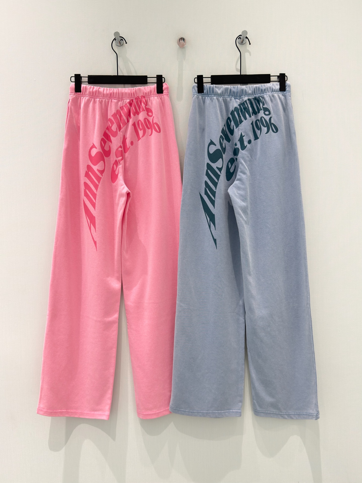 NO:841403,[26 new summer style American retro-style design elasticated high-waisted wide-leg sweatpants with letter print on the back | Sweatpants with a lazy and relaxed feel, versatile and slimming] The treasured sweatpants that have been asked about are here!  The wide-legged version with its own American retro filter can easily hide hip width, thick legs, and false hip width. It can be transformed into a 30-70 ratio in seconds, and you can walk with style. 85 cotton blended fabric, soft and fufu skin-friendly, breathable and not sweaty. It is suitable for single wear in spring and autumn or layered in autumn and winter. Lazy people can just put it on and go out. The double elastic waist + drawstring design does not tighten the tummy or waist, making it comfortable and free from constraints.  The contrasting color 'AnnSevenw est.1996' curved print on the pants has a cool street feel. It is very stylish when paired with sweatshirts, T-shirts and short tops. It is available in pink and blue, and can be easily worn by sweet girls and salty girls. It can be worn for daily commuting, casual outings, and sports walks. One pair can cover all the relaxed styles in your wardrobe ~ S-L, hoodie, sweatshirts, tees, t-shirt,19860909【26夏季新款美式复古风设计后腰字母印花松紧高腰阔腿裤卫裤 | 慵懒松弛感 百搭显瘦不挑人】 被问爆的宝藏卫裤来啦！ 自带美式复古滤镜的阔腿版型,轻松藏住胯宽、腿粗、假胯宽,秒变三七分比例,走路带风超有范儿. 85棉混纺面料,软fufu的亲肤触感,透气不闷汗,春秋单穿、秋冬叠穿都适配,懒人穿搭直接套上就出门. 松紧腰+抽绳双设计,不勒肚子不卡腰,舒适自在无束缚. 裤身撞色“AnnSevenw est.1996”弧形印花,自带潮酷街头感,搭配卫衣、T恤、短上衣都超有味道,粉蓝两色可选,甜妹和盐系女孩都能轻松拿捏. 日常通勤、休闲出街、运动遛弯都能穿,一条承包你衣柜的所有松弛感造型~ S-L,,hoodie,sweatshirts,tees，t-shirt,,Women's clothing