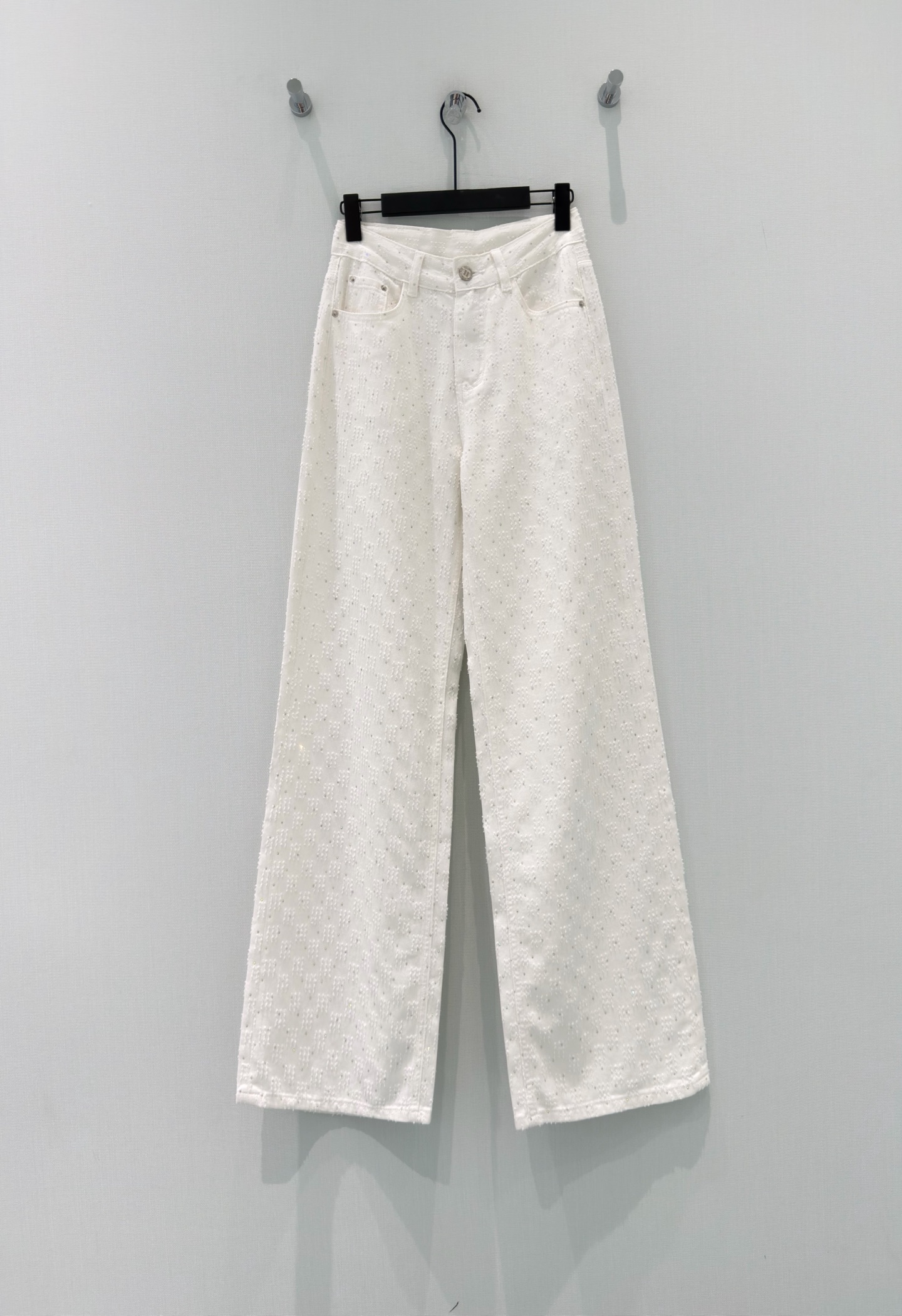 NO:841427,[26 new summer cotton fabric texture, handmade high-waisted wide-leg pants jeans with starlight filter] White hot-drilled wide-leg pants with built-in starlight filter, welding gentleness and high-end on the body!  The cotton fabric has a delicate texture, and the hand-embellished fine flash diamonds gleam in the light. It is low-key and has its own highlights, and is not exaggerated at all. The high-waisted straight version is neat and conceals the flesh, which can be easily worn to create straight long legs. It is not flattering but also shows off your temperament. Whether it is worn with a simple white T-shirt or a gentle knitted sweater, it can create a different atmosphere. It can be used for daily commuting, dates and outings. It is an essential and versatile pair of pants in the wardrobe!  S-XL,,jeans,tees,t-shirt,19860909【26夏季新款棉的面料肌理感自带星光滤镜的手工烫钻高腰阔腿裤牛仔裤】 自带星光滤镜的白色烫钻阔腿裤,把温柔与高级焊在身上！ 棉的面料带着细腻的肌理感,手工点缀的细闪烫钻在光下blingbling,低调又自带高光,完全不会浮夸.高腰直筒的版型利落又藏肉,轻松穿出笔直大长腿,不挑身材还超显气质. 不管是搭简单的白T恤,还是温柔的针织衫,都能穿出不一样的氛围感,日常通勤、约会出游都能hold住,是衣柜里必不可少的百搭神裤！ S-XL,,jeans,tees，t-shirt,,Women's clothing
