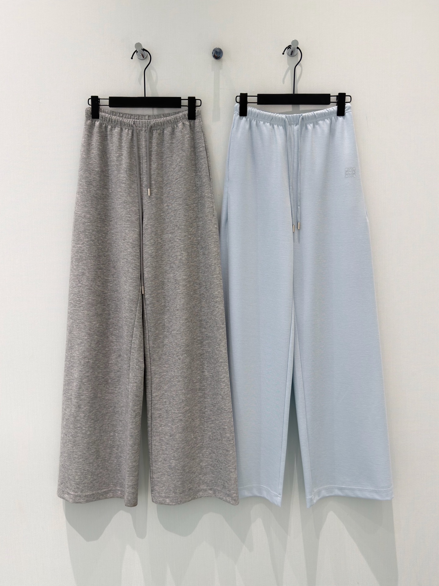 NO:841404,[26 Summer New Style Hot Diamond Letter Design Elastic Waist Drawstring Casual Pants Wide Legs] Version 1 (gentle and relaxed style)  Light gray and light blue are signs of relaxation in spring. The soft and waxy air-layer fabric is wrapped in cloud-like tenderness, the high-waist drawstring design quietly outlines the lazy lines, and the drapey wide-leg version hides all the little troubles of the body. The exquisite hot diamond LOGO on the side of the pants inadvertently shines with tiny pieces of light, giving daily wear a light and high-end feel. Whether you are relaxing at home or going out for an appointment, it can give you a comfortable and beautiful state of mind.  Version 2 (simple commuting style) is based on comfort and simplicity. This wide-leg sweatpants is made of cotton blended fabric, which is soft and skin-friendly, with a gentle drape, and can easily create neat straight lines. The loose and non-pressing version, with an adjustable drawstring waist, is suitable for a variety of body shapes and wearing scenarios. The low-saturated light gray and light blue colors are versatile and can be easily used for commuting to work or leisure travel. They are an indispensable and versatile style in the wardrobe.  Version three (energetic girly style) Soft and fufu spring-limited wide-leg pants are here!  It feels like a layer of marshmallows wrapped in comfort. You don’t want to take it off when you put it on. The high-waisted and wide-leg version hides a lot of flesh. It instantly transforms into a supermodel with long legs. It looks great when paired with T-shirts and sweatshirts!  The small perm details on the body of the trousers allow the basic style to be worn with caution. The light gray is refreshing and versatile, and the light blue is gentle and white, making it easy to create a lazy and sweet everyday look!  S-L,,hoodie,sweatshirts,tees,t-shirt,19860909【26夏季新款烫钻字母设计松紧腰抽绳休闲裤阔腿】 版本一（温柔松弛风） 浅灰与浅蓝,是属于春日的松弛信号.软糯空气层面料包裹着云朵般的温柔,高腰抽绳设计悄悄勾勒出慵懒线条,垂坠的阔腿版型藏住所有身材小烦恼.裤侧的精致烫钻LOGO,在不经意间闪着细碎的光,把日常穿搭穿出轻高级感.无论是居家放空还是出门赴约,都能给你舒服又好看的自在状态. 版本二（简约通勤风） 以舒适为底,以简约为形.这款阔腿卫裤选用棉混纺面料,触感柔软亲肤,自带柔和垂坠感,轻松打造利落直筒线条.宽松不压身的版型,搭配可调节抽绳腰头,适配多种身形与穿搭场景.低饱和的浅灰、浅蓝两色,百搭不挑风格,上班通勤、休闲出游都能轻松驾驭,是衣柜里不可或缺的百搭款. 版本三（元气少女风） 软fufu的春日限定阔腿裤来啦！像裹了一层棉花糖的舒适感,穿上就不想脱下来~高腰阔腿版型超藏肉,秒变超模大长腿,搭配T恤、卫衣都超元气！裤身的小烫钻细节,让基础款也能穿出小心机,浅灰清爽百搭,浅蓝温柔显白,轻松拿捏慵懒又甜美的日常感！ S-L,,hoodie,sweatshirts,tees，t-shirt,,Women's clothing