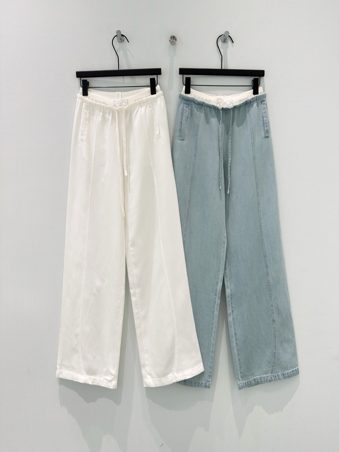 NO:843900,Designer [26 new summer design hot diamond waist stitching Lyocell Tencel wide-leg pants] 1. [Relaxing atmosphere style]  Tencel-like lyocell fabric, with its own soft light filter drape, isolates the heat and dullness of summer. The rhinestone waistband is a secret that cannot be hidden. Gentle letters and symbols shine in the details, which directly adds to the sophistication of the whole outfit. The loose and straight version hides flesh and makes you look slim. Whether you are neat for commuting or lazy in daily life, you can easily handle it. The relaxed feeling when walking is windy. Whoever wears it will know how amazing it is~  2. [Cool and breathable style] Summer’s “life-extending pants” are here!  Lyocell comes with a cool and breathable buff. It feels like a cool mist when worn against the skin and is not sticky even when you sweat. The elasticated drawstring waistband is not flattering on your figure, and it is paired with a hot-drilled webbing, giving it a casual and high-end feel. The two basic colors are super versatile, white is clear and clean, and denim blue is refreshing and age-reducing. The drapey pants shape creates long legs in one second. They are suitable for daily wear, commuting, and travel, and you won’t get caught with your eyes closed!  3. [Versatile and versatile] The natal pants for lazy sisters!  Lyocell fabric with its own drape is soft but not slumped. The trouser line is straight after the upper body. It can hide thick legs, wide hips, and uneven legs. The perm waistband is low-key and bright. It can be worn with T-shirts, suspenders, and shirts to create different styles. One pair of pants can be worn multiple times, covering your entire summer wardrobe. It will be so comfortable that you don’t want to take it off!  S-L,,shirts,tees,t-shirt,19860909设计师【26夏季新款设计烫钻腰头拼接莱赛尔天丝阔腿裤】 1.【松弛氛围感款】 天丝般的莱赛尔面料,自带柔光滤镜的垂坠感,把夏日的燥热和沉闷都隔绝在外.烫钻腰头是藏不住的小心机,温柔的字母与符号在细节里闪光,一整套穿搭的精致度直接拉满.宽松直筒的版型藏肉又显瘦,不管是通勤的利落还是日常的慵懒,都能轻松拿捏,走路带风的松弛感,谁穿谁知道有多绝~ 2.【清凉透气款】 夏天的“续命神裤”来啦！莱赛尔自带冰爽透气buff,贴肤穿像裹着一层凉雾,出汗也不粘腻.松紧抽绳腰头不挑身材,搭配烫钻织带,休闲中透着高级感.两个基础色系都超百搭,白色清透干净,牛仔蓝清爽减龄,垂坠的裤型一秒打造大长腿,日常、通勤、出游穿都合适,闭眼入不踩雷！ 3.【百搭不挑人款】 懒人姐妹的本命神裤！自带垂坠感的莱赛尔面料,软而不塌,上身后裤线笔直,腿粗、胯宽、腿不直都能藏得严严实实.烫钻腰头低调又有亮点,搭配T恤、吊带、衬衫都能穿出不同风格.一裤多穿,承包你整个夏天的衣柜,舒服到不想脱下来！ S-L,,shirts,tees，t-shirt,,Women's clothing
