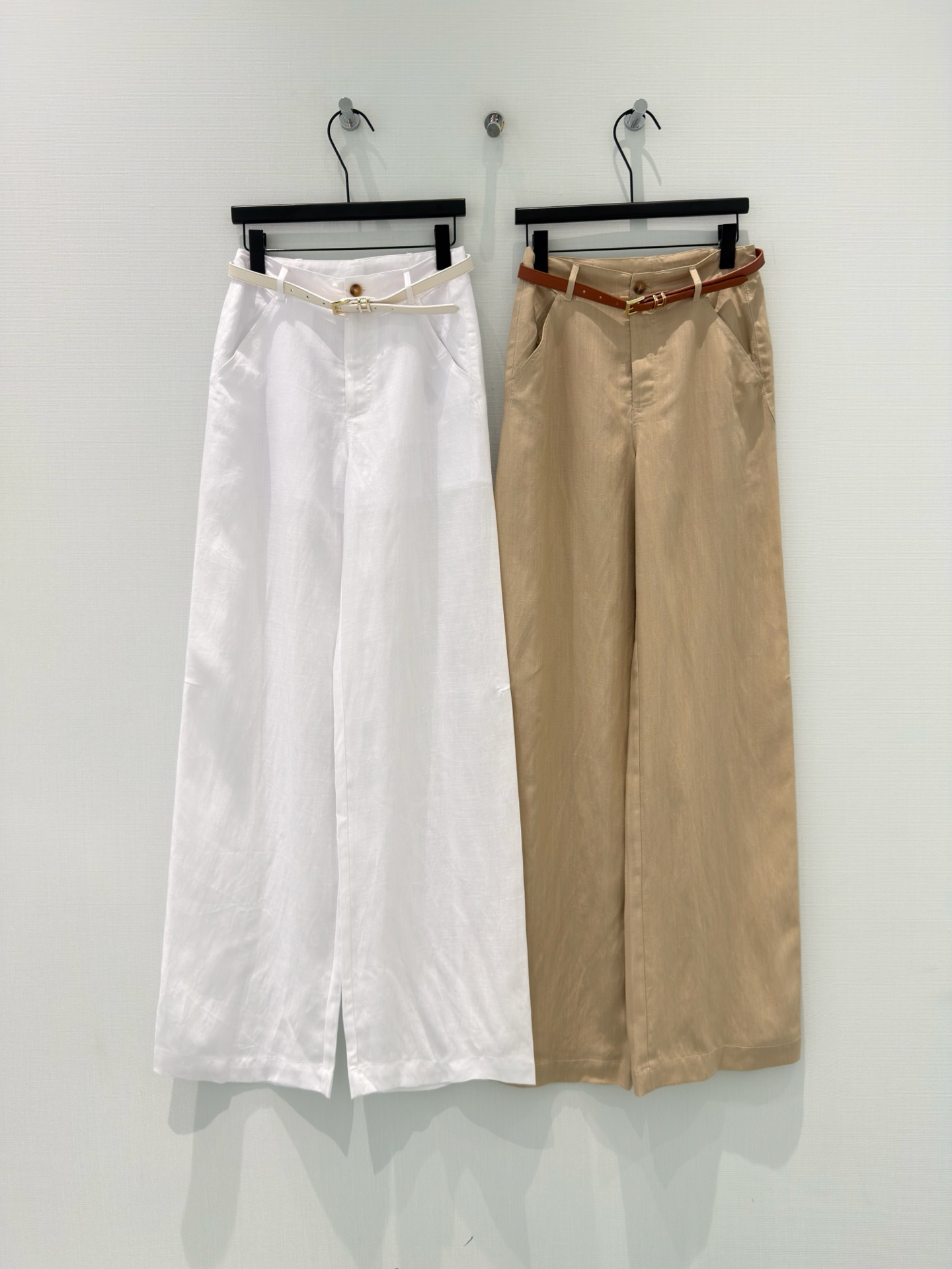 NO:843910,Her* [26 new summer design belted Tencel linen high-waisted wide-leg pants] 1. [Relaxed style for commuting]  The golden ratio of 60 Tencel linen welds the breathability and drape of summer to the body. The fabric has a cool texture, which is cool on the back of the upper body and is not sweaty at all. Paired with a thin belt of the same color, it can easily raise the waistline and optimize the proportion of the body. The straight and wide-leg version is neat and not procrastinating. It hides the body and looks slim while bringing a sense of commuting. Whether it is worn with a shirt or a T-shirt, it can be worn with an effortless sense of luxury. 2. [Lazy vacation style]  Summer’s “cooling pants” are here!  Tencel linen fabric has its own breathable buff, which brings a coolness when the wind blows, saying goodbye to the stuffy and sticky feeling. The loose wide-leg pants are lazy and casual, and the belt can be salty or sweet. The white is clear and clean, and the khaki color is gentle and intellectual. You can wear it casually with a small suspender belt, and you can wear it in a holiday style. The relaxed feeling of walking with wind, whoever wears it will fall in love with it!  3. [Versatile style] These pants are breathable, slimming and high-end!  Tencel linen fabric is soft and stylish, with a natural drape, which hides the shortcomings of wide hips, thick legs, and uneven legs. The matching thin belt is the finishing touch, which can not only tighten the waistline, but also add detail and texture. Whether it is daily commuting or leisure travel, it is a versatile king in the wardrobe, contracting your comfort and temperament all summer. S-L,,shirts,tees,t-shirt,gold,19860909Her*【26夏季新款设计配腰带天丝亚麻高腰阔腿裤】 1.【通勤松弛款】 60天丝亚麻的黄金配比,把夏日的透气与垂坠感焊在身上.自带清冷肌理感的面料,上身后凉丝丝的,完全不闷汗.搭配同色系细腰带,轻松拉高腰线,优化身材比例.直筒阔腿的版型利落不拖沓,藏肉显瘦的同时自带通勤氛围感,不管是搭衬衫还是T恤,都能穿出毫不费力的高级感. 2.【慵懒度假款】 夏天的“降温神裤”来了！天丝亚麻面料自带透气buff,风吹过的时候都带着凉意,告别闷热黏腻.宽松的阔腿裤型慵懒又随性,搭配腰带可盐可甜,白色清透干净,卡其色温柔知性,随便搭个小吊带就能穿出度假风,走路带风的松弛感,谁穿谁爱上！ 3.【气质百搭款】 集透气、显瘦、高级于一身的神裤！天丝亚麻面料软而有型,自带自然垂坠感,把胯宽、腿粗、腿不直的小缺点都藏得严严实实.搭配的细腰带是点睛之笔,既能收紧腰线,又能增加细节质感.不管是日常通勤还是休闲出游,都是衣柜里的百搭王,承包你整个夏天的舒适与气质. S-L,,shirts,tees，t-shirt,gold,,Women's clothing