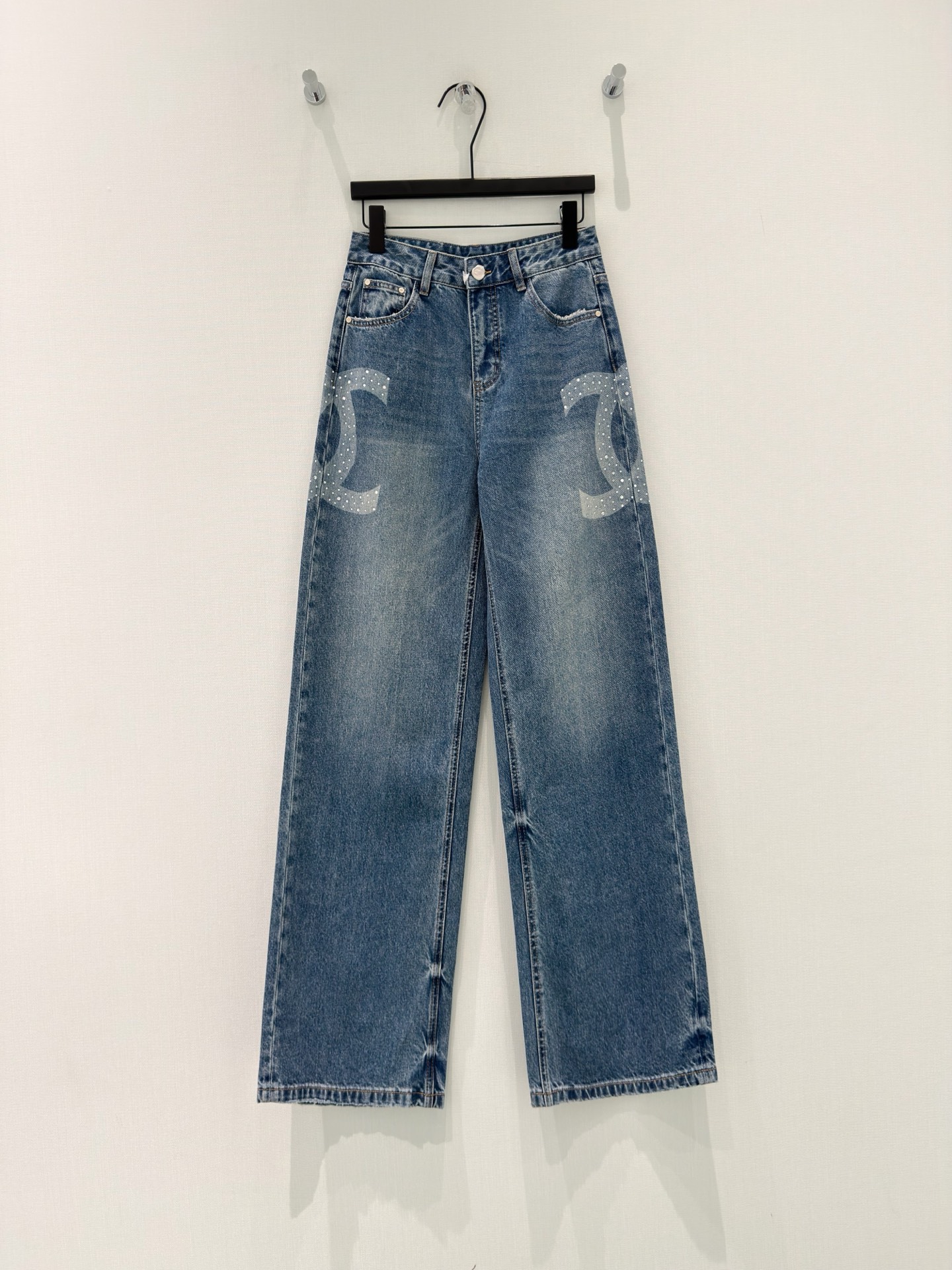 NO:846166,[26 new summer classic small fragrance design high-waist slim washed jeans with rhinestones and double C printing on the side] Classic denim blue to unlock the balanced aesthetics of relaxation and refinement High-waisted straight cut, neatly modify the leg shape, easily create long legs The double C printing on the side waist has a blingbling high-gloss texture Old washed process, every whitening brings a casual atmosphere 97 cotton soft elastic denim fabric, taking into account comfort and stiffness  Suitable for daily commuting or going out on the street, easy to maintain and effortless fashion S-XL,,jeans,19860909【26夏季新款经典小香风设计侧腰烫钻双C印花高腰显瘦水洗牛仔裤】 经典丹宁蓝调,解锁松弛与精致的平衡美学 高腰直筒剪裁,利落修饰腿型,轻松打造逆天大长腿 侧腰烫钻双C印花,自带blingbling的高光质感 做旧水洗工艺,每一处磨白都自带随性氛围 97棉软弹牛仔面料,兼顾舒适与挺括感 日常通勤或街头出街都适配,轻松拿捏不费力的时髦感 S-XL,,jeans,,Women's clothing