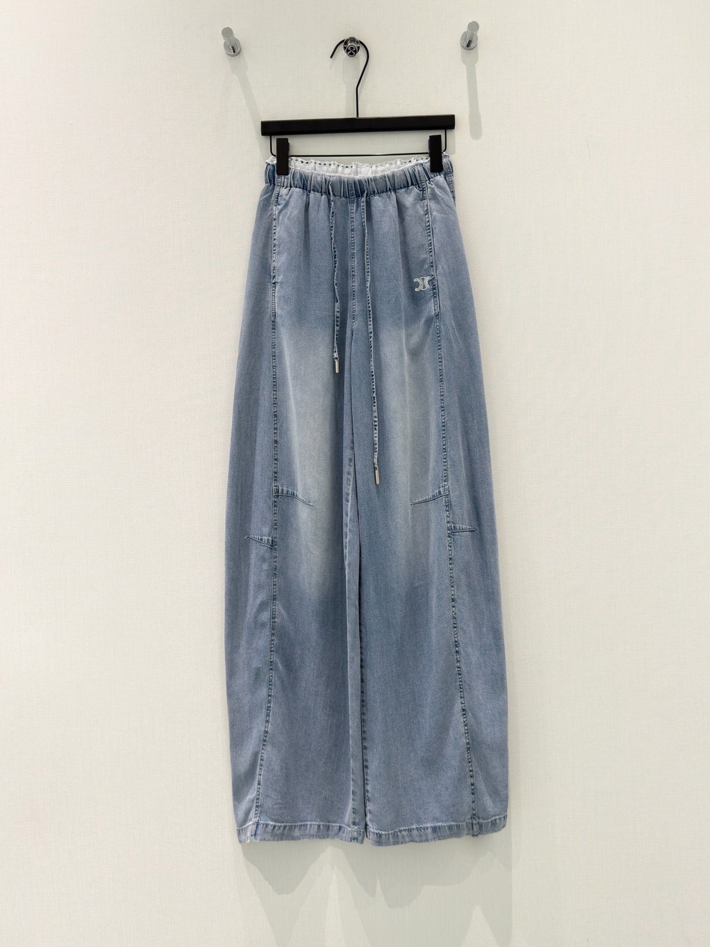 NO:846178,[26 new summer style lazy design embroidered small label high-waisted lace elastic waist Tencel washed denim wide-leg pants] Summer just needs 'Icy Tencel wide-leg pants' Tencel fabric, with its own cooling buff, the upper body will cool down in seconds. Soft and drape texture, close to the skin and zero friction. High-waisted lace elastic waist design, hiding the flesh without tightening. With exquisite embroidered small label, there is a gentle atmosphere hidden in the details.  The loose wide-leg cut is perfect for modifying your leg shape, and can be easily managed by a pear-shaped figure. The washed light blue tone comes with a relaxing filter, which is suitable for daily commuting and leisure travel. It allows you to have a refreshing experience without sweating in the summer, lazy and fashionable S-L,,19860909【26夏季新款慵懒设计刺绣小标高腰花边松紧腰天丝水洗牛仔阔腿裤】 夏日刚需「冰感天丝阔腿裤」 天丝面料,自带凉感buff,上身秒降温 软滑垂坠的质感,贴肤穿也零摩擦 高腰花边松紧腰设计,藏肉又不勒 搭配精致刺绣小标,细节里藏着温柔氛围感 宽松阔腿剪裁,修饰腿型一绝,梨形身材也能轻松驾驭 水洗浅蓝调自带松弛滤镜,日常通勤、休闲出游都适配 让你在夏天也能拥有不闷汗的清爽体验,慵懒又时髦 S-L,,,Women's clothing