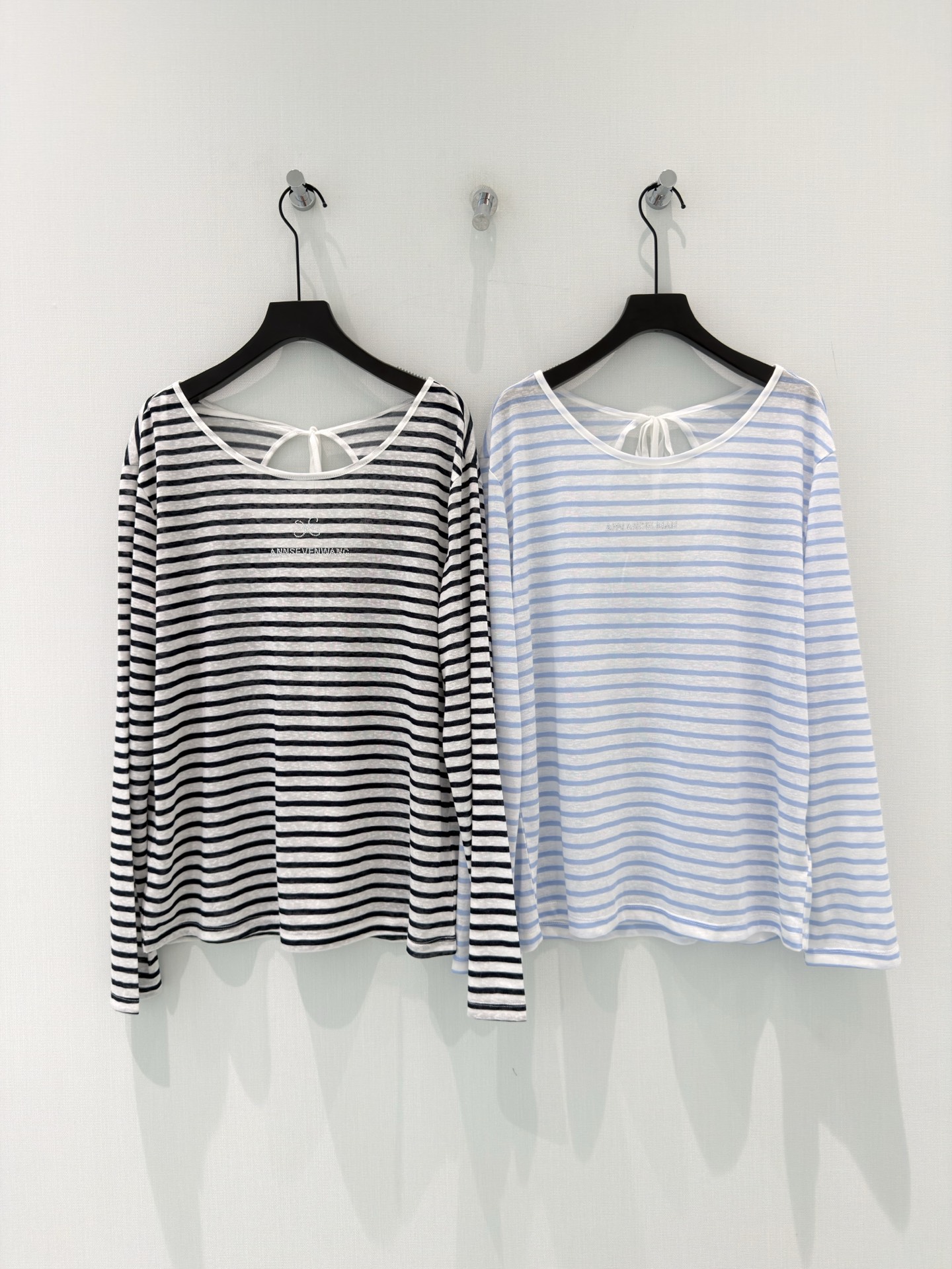 NO:858670,Designer [26 summer new Korean style lazy design hot diamond letters back hollow lace contrasting stripes sun protection long-sleeved T-shirt top]  This striped long sleeve with lace-up back has a relaxed atmosphere. The lyocell blended fabric is light and breathable, with an icy touch, and is comfortable to wear against the skin. The classic stripe element is paired with the hollow lace-up design on the back. It is low-key and discreet. It is simple and non-contrasting for daily wear. It is refreshing and casual with jeans and sports pants. It can easily be worn with a Korean-style laziness. It is a versatile style that is suitable for layering and sun protection in spring and summer~  SML,,jeans,tees,t-shirt,19860909设计师【26夏季新款韩系慵懒感设计烫钻字母后背镂空系带撞色条纹防晒长袖T恤上衣】 这款后背系带条纹长袖,自带松弛氛围感.莱赛尔混纺面料轻薄透气,自带冰感触感,贴肤穿毫无负担.经典的条纹元素搭配后背镂空系带设计,低调中藏着小心机,日常穿简约不撞款,搭牛仔裤、运动裤都清爽又随性,轻松穿出韩系慵懒感,是春夏叠穿、防晒都合适的百搭款~ SML,,jeans,tees，t-shirt,,Women's clothing