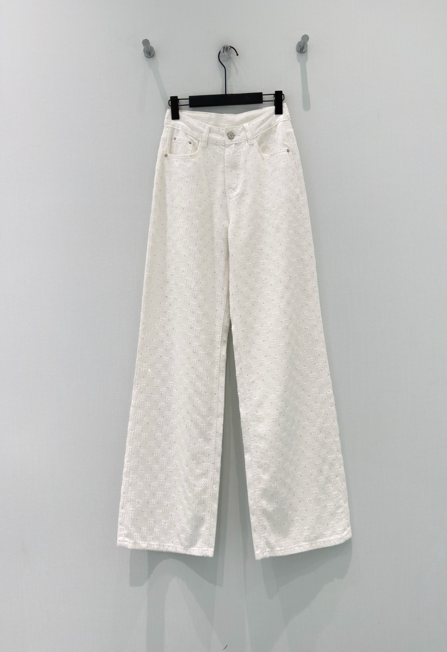 NO:858696,Designer [26 new summer cotton fabric texture, handmade high-waisted wide-leg pants with starlight filter and built-in starlight filter] White hot-drilled wide-leg pants with built-in starlight filter, welding gentleness and high-end on the body!  The cotton fabric has a delicate texture, and the hand-embellished fine flash diamonds gleam in the light. It is low-key and has its own highlights, and is not exaggerated at all. The high-waisted straight version is neat and conceals the flesh, which can be easily worn to create straight long legs. It is not flattering but also shows off your temperament. Whether it is worn with a simple white T-shirt or a gentle knitted sweater, it can create a different atmosphere. It can be used for daily commuting, dates and outings. It is an essential and versatile pair of pants in the wardrobe!  S-XL,,jeans,tees,t-shirt,19860909设计师【26夏季新款棉的面料肌理感自带星光滤镜的手工烫钻高腰阔腿裤牛仔裤】 自带星光滤镜的白色烫钻阔腿裤,把温柔与高级焊在身上！ 棉的面料带着细腻的肌理感,手工点缀的细闪烫钻在光下blingbling,低调又自带高光,完全不会浮夸.高腰直筒的版型利落又藏肉,轻松穿出笔直大长腿,不挑身材还超显气质. 不管是搭简单的白T恤,还是温柔的针织衫,都能穿出不一样的氛围感,日常通勤、约会出游都能hold住,是衣柜里必不可少的百搭神裤！ S-XL,,jeans,tees，t-shirt,,Women's clothing