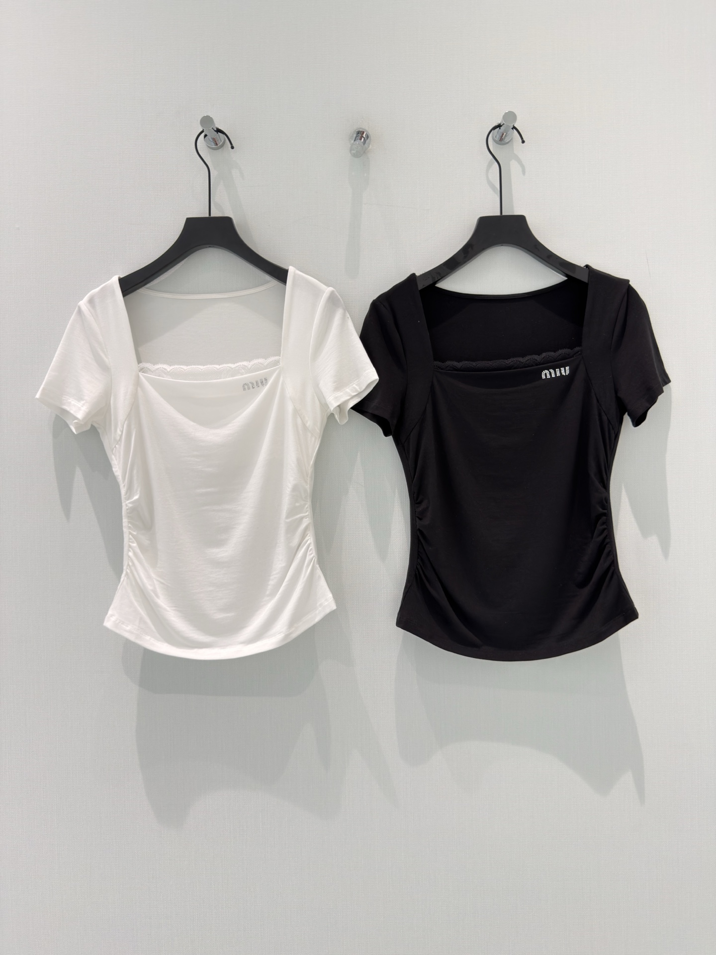NO:864961,Miu* [26 new summer style gentle and sweet style design square collar lace stitching with diamond letters Lyocell short-sleeved T-shirt slimming top] Fabric 92 lyocell + 8 spandex, with ice-like drape, zero pressure on the skin, breathable and not sweaty, the more you wear it, the more you wear it. Designed with square collar + lace fake two-piece splicing, with glitter diamond letters embellishment, gentle and a little delicate  The side pleats + curved hem of the version cleverly hide the waist and turn into an S-shaped curve in seconds. Small people can also wear it with good proportions. Available in black and white, versatile and easy to match, you can easily create a sweet and spicy atmosphere for daily commuting/dating. SML,,miumiu,T-shirt,tees,t-shirt,19860909Miu*【26夏季新款温柔甜辣风设计方领蕾丝拼接闪钻字母莱赛尔短袖T恤显瘦上衣】 面料92莱赛尔+8氨纶,自带冰感垂坠,贴肤零压感,透气不闷汗,越穿越软 设计方领+蕾丝假两件拼接,搭配闪钻字母点缀,温柔又带点小精致 版型侧边收褶+弧形下摆,巧妙藏肉收腰,秒变S型曲线,小个子也能穿出好比例 黑白两色可选,百搭不挑人,日常通勤/约会都能轻松拿捏甜辣氛围感 SML,,miumiu,T-shirt,tees，t-shirt,,Women's clothing