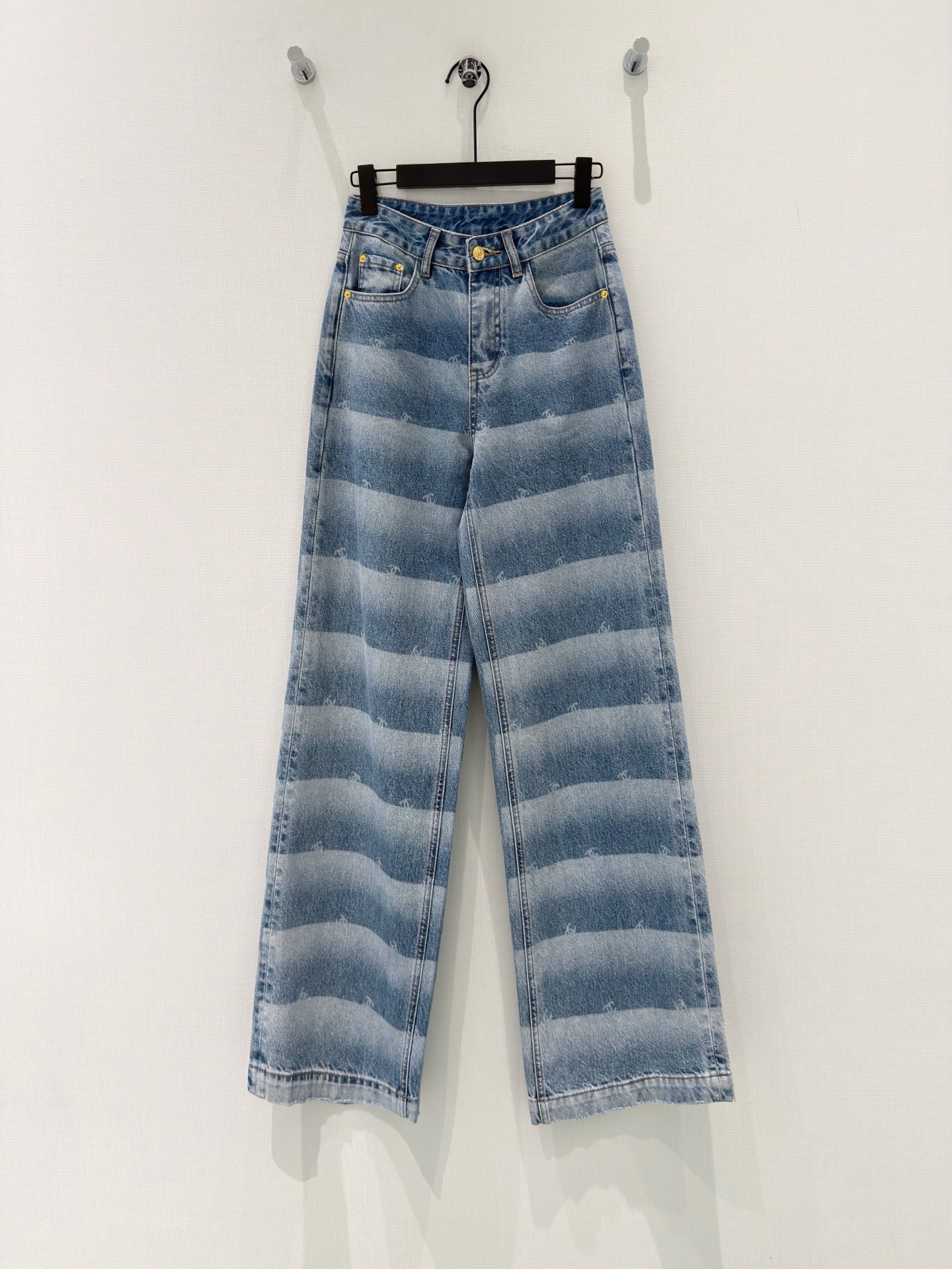 NO:865007,Cha Xiaoxiang [26 new summer design custom gradient striped high-waisted slimming wide-leg jeans] This gradient striped wide-leg jeans is a piece of casual fashion that is engraved in the bones~ The washed blue tone creates a sense of layering, the low-key dark pattern jacquard hides exquisite thoughts, the high-waist version steadily raises the waistline, and the drapey wide-leg pants hide the flesh and show the straight legs, making it easy to wear a relaxed and lazy aura of long legs.  Paired with T-shirts and knitted sweaters, they all have a high-end feel. Wearing them for daily outings or casual dates can make you turn heads in comfort. It is a versatile item that can be worn repeatedly in the wardrobe and loved over time ~ S-XL, jeans, tees, t-shirt,19860909Cha小香【26夏季新款设计定制渐变色条纹高腰显瘦阔腿裤牛仔裤】 这条渐变条纹阔腿牛仔裤,是把随性时髦刻进骨子里的单品~ 水洗蓝调晕染出层次感,低调的暗纹提花藏着精致小心思,高腰版型稳稳拉高腰线,垂坠感的阔腿裤型,藏肉又显腿直,轻松穿出松弛慵懒的大长腿气场. 搭配T恤、针织衫都自带高级感,日常出街或轻约会穿,都能让你在舒适里赚足回头率,是衣柜里能反复穿、越穿越爱的百搭款~ S-XL,,jeans,tees，t-shirt,,Women's clothing