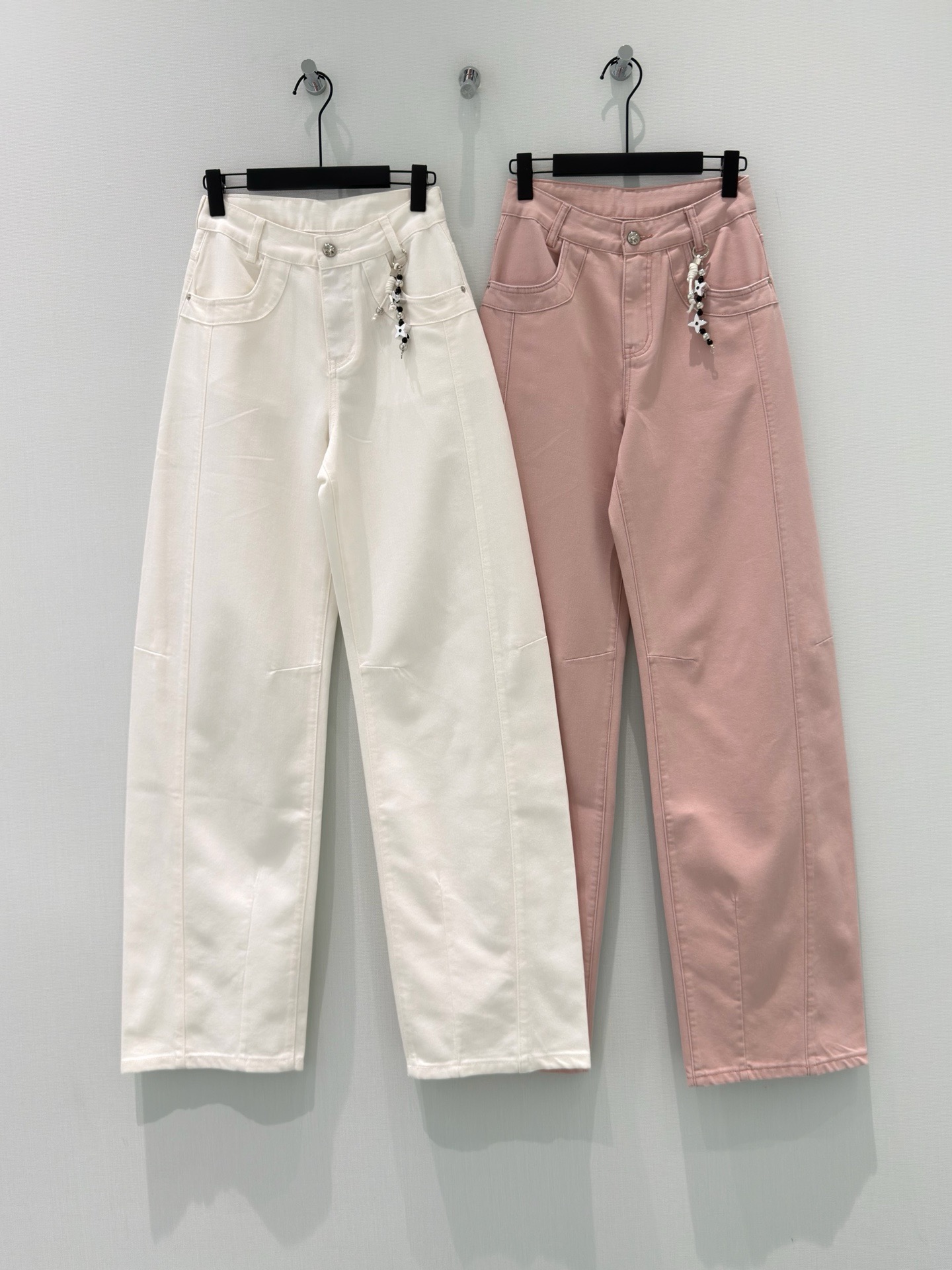 NO:865029,Designer [26 new summer design star hangings and back pocket embroidery high-waisted slimming wide-leg pants scimitar-style jeans] 'Pear-shaped/slightly fat Tiancai | Wide-legged pants with straight legs in one second'  The high waist + slightly wide leg cut can easily hide the width of the hips, fake hip width and thigh flesh. The three-dimensional dividing line design of the trouser legs visually lengthens the leg shape and transforms it into straight legs in an instant. Creamy white/dirty pink are available in two colors, gentle and white, with a sweet and cool atmosphere.  The star pendant on the waist and the embroidery on the back pocket are the finishing touch, full of details. 95 cotton + 5 polyester fiber fabric, soft and stylish, not soft or bulging, the upper body is comfortable and slim, looks good with short tops, T-shirts, and sweatshirts, giving you a sense of fashion throughout spring and summer. [Sweet and cool girl style] 'Who knows! These pink and white wide-leg pants directly touch the hearts of girls.'  Creamy dirty pink and clean off-white, with a gentle filter, paired with star hangings and embroidery details, sweet and cool and age-reducing. The high-waisted and wide-leg version optimizes body proportions, and can be worn by small people to look three-quarters tall, while tall people can wear it with a sense of relaxation.  The fabric is soft and has a great drape. It doesn't stick to the legs or show off the hips. It's friendly to all body types. Pair it with a cropped top for a hot girl style, or with a loose T-shirt for a casual Korean style. It can be salty or sweet, and it's easy to wear in summer. [Versatile daily style] 'The universal style in the wardrobe | High-waisted wide-leg pants that don't pick on your figure.'  The classic wide-leg pants style, high-waist design + drapey fabric, can easily be worn to make you look slim and long-legged regardless of your height or figure. The off-white/dirty pink colors are very versatile, suitable for matching with shirts, T-shirts, and sweatshirts, and can be worn for commuting, dating, and shopping. Full of details, the star pendant and back pocket embroidery are low-key and design-friendly. The fabric is comfortable and skin-friendly, and it is not tight or stuffy for daily wear. It is the kind of versatile style that you will fall in love with once you wear it. You can't go wrong with it with your eyes closed.  S-XL,,hoodie,sweatshirts,jeans,shirts,tees,t-shirt,19860909设计师【26夏季新款设计星星挂饰和后袋刺绣高腰显瘦阔腿裤弯刀版型牛仔裤】 「梨形/微胖天菜｜一秒拥有直长腿的阔腿神裤」 高腰+微阔腿剪裁,轻松藏住胯宽、假胯宽和大腿肉肉,裤腿的立体分割线设计,从视觉上拉长腿型,秒变直腿精.奶白/脏粉两色可选,温柔又显白,自带甜酷氛围. 腰间的星星挂饰和后袋刺绣是点睛之笔,细节感拉满.95棉+5聚酯纤维面料,软而有型,不软塌不鼓包,上身舒适又显瘦,搭配短上衣、T恤、卫衣都好看,承包你整个春夏的时髦感.【甜酷少女风】 「谁懂啊！这条粉白阔腿裤直接戳中少女心」 奶乎乎的脏粉和干净的米白,自带温柔滤镜,搭配星星挂饰和刺绣细节,甜酷又减龄.高腰阔腿版型,优化身材比例,小个子穿也能穿出三七分,高个子穿自带松弛感. 面料软乎乎的,垂坠感超棒,不贴腿不显胯,对各种身材都友好,搭配短款上衣就是辣妹风,搭宽松T恤就是休闲韩系风,可盐可甜,轻松拿捏夏日穿搭.【百搭日常风】 「衣柜里的万能款｜不挑身材的高腰阔腿裤」 经典的阔腿裤版型,高腰设计+垂坠感面料,不挑身高不挑身材,轻松穿出显瘦大长腿.米白/脏粉两色都很百搭,搭配衬衫、T恤、卫衣都合适,通勤、约会、逛街都能穿. 细节满满,星星挂饰和后袋刺绣低调又有设计感,面料舒适亲肤,日常穿不勒不闷,是那种穿一次就会爱上的百搭款,闭眼入都不会出错. S-XL,,hoodie,sweatshirts,jeans,shirts,tees，t-shirt,,Women's clothing