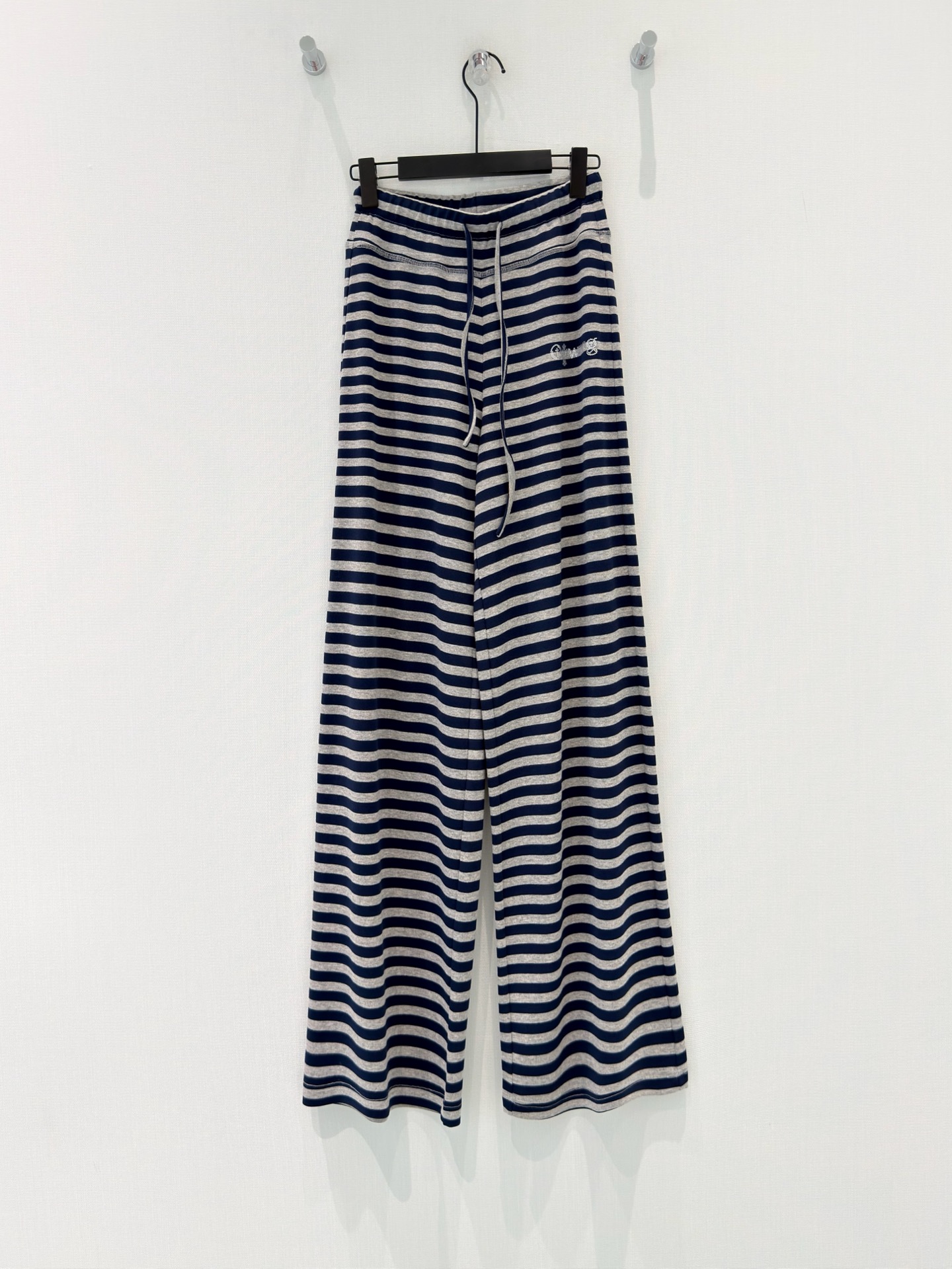 NO:874498,Designer [26 new summer style Korean style lazy design hot diamond letters contrasting color high waist drawstring blue gray striped wide-leg pants casual pants] The lazy and relaxed feeling is directly full!  The contrasting blue and gray stripes bring a refreshing sense of oxygen, like wearing the seaside wind on your body. The drapey fabric is soft against the skin and not stuffy. The elastic waist + drawstring design is not flattering on the figure, and is free and unrestricted. The rhinestone letters on the side are low-key and exquisite, and the small pockets on the back waist hide secrets. It can be worn for daily commuting, casual outings, and relaxing at home. One pair of pants can provide you with comfort and fashion, and you can easily create a casual and effortless Korean style ~ SML,,19860909设计师【26夏季新款韩系慵懒设计烫钻字母撞色高腰抽绳蓝灰条纹阔腿裤休闲裤】 慵懒松弛感直接拉满！ 蓝灰撞色条纹自带清爽氧气感,像把海边的风穿在了身上 垂坠感面料软乎乎的贴肤不闷,松紧腰+抽绳设计不挑身材,自在无束缚 侧边烫钻字母低调闪着精致感,后腰小口袋暗藏小心机 日常通勤、休闲出街、居家放松都能穿,一裤多穿承包你的舒适与时髦,轻松打造随性不费力的韩系穿搭~ SML,,,Women's clothing