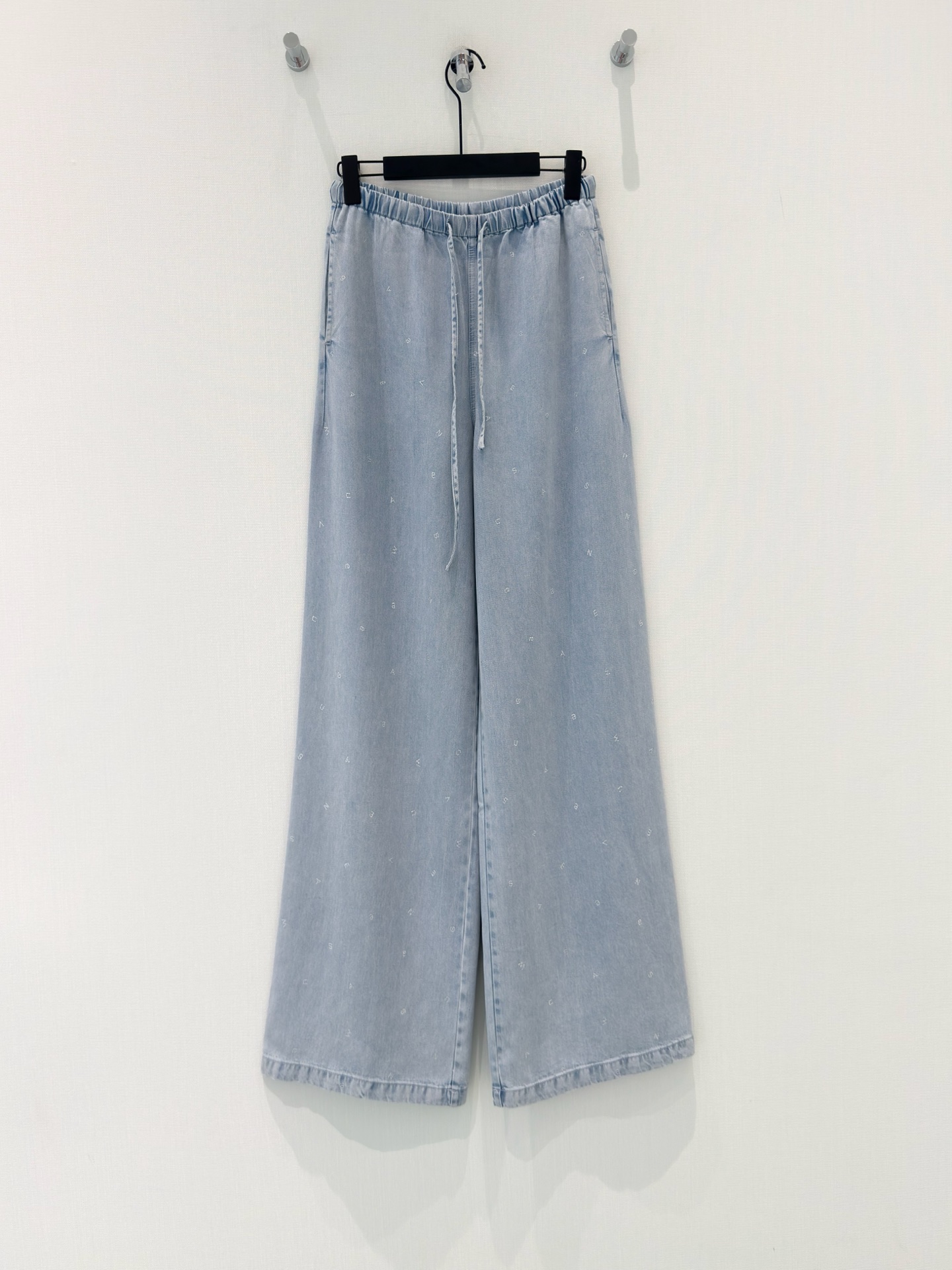 NO:874514,Designer [26 new summer style hot design full diamond back waist tencel elastic waist wide leg pants casual pants] Summer refreshing ceiling is here!  Tencel fabric has its own coolness, and the drapey and smooth touch feels like wearing an air conditioner on the body. Say goodbye to the stuffy heat and stickiness, and stay refreshing all summer. The light denim blue is gentle and white, with full diamond letters and star hot diamond details, blingbling in the sun, low-key and shining with a sense of exquisite atmosphere.  The elastic drawstring waistband is not flattering on the figure, and the loose wide-leg version hides the flesh and shows straight legs. Whether worn with a T-shirt, suspenders or a small top, you can easily wear it with a lazy and high-end sense of relaxation. It is suitable for daily commuting, dates and outings, allowing you to be comfortable and fashionable at the same time ~ SML,, tees, t-shirt,19860909设计师【26夏季新款夏日炎炎设计满钻后腰字母天丝松紧腰阔腿裤休闲裤】 夏日清爽天花板来啦！ 天丝面料自带凉感,垂坠顺滑的触感像把空调穿在身上,告别闷热黏腻,清爽一整夏 浅牛仔蓝温柔又显白,满钻字母与星星烫钻细节,在阳光下blingbling的,低调又闪着精致氛围感 松紧抽绳腰头不挑身材,宽松阔腿版型藏肉又显腿直,不管是搭T恤、吊带还是小上衣,都能轻松穿出慵懒又高级的松弛感,日常通勤、约会出游都适配,让你舒适与时髦兼得~ SML,,tees，t-shirt,,Women's clothing