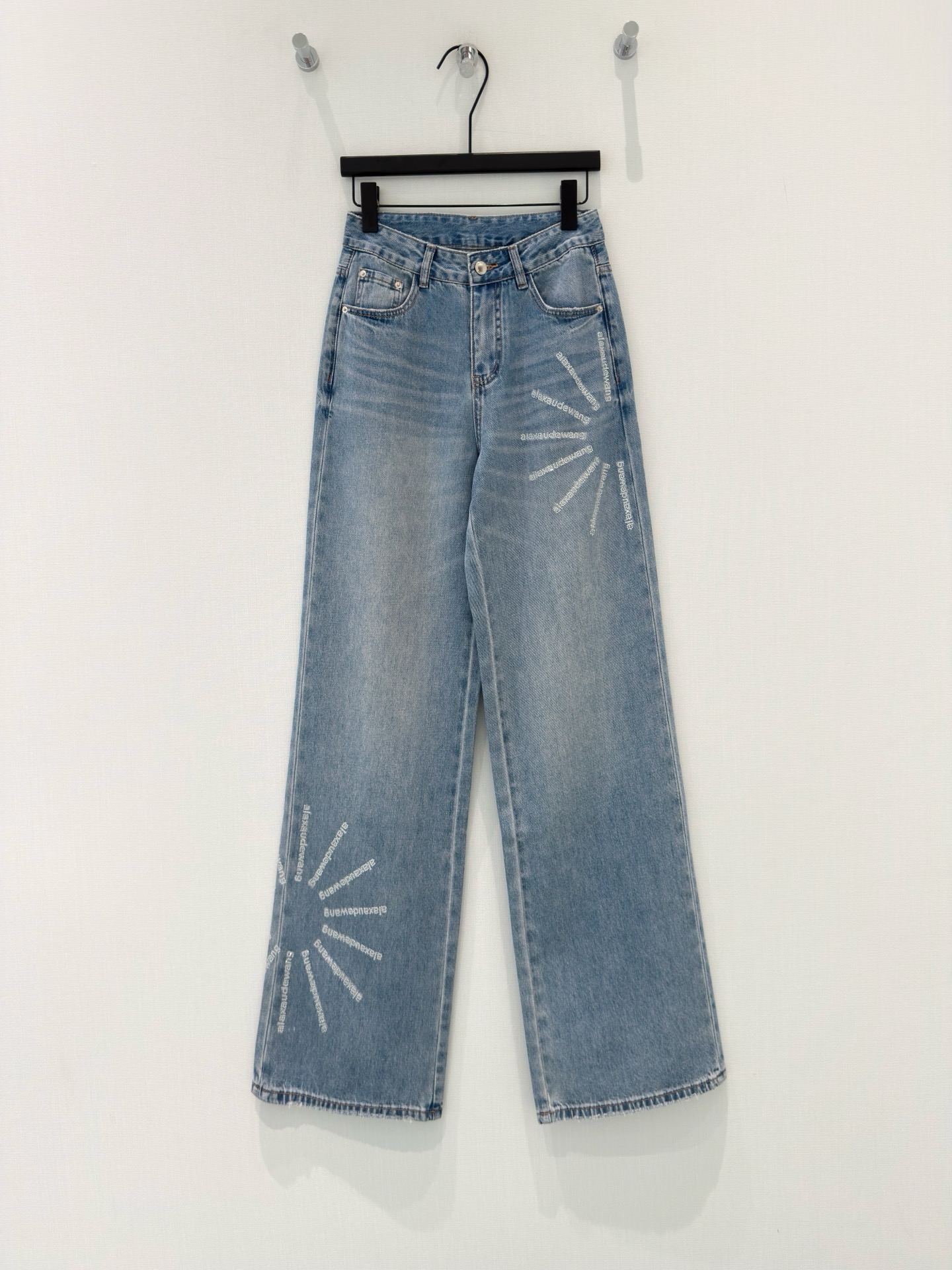 NO:874529,Designer [26 summer new retro street style design trendy brand high-waisted wide-leg washed jeans with hot diamond letters] The washed distressed blues bring a sense of street relaxation, and the high-waisted wide-leg version can easily hide the flesh and look slimmer, and the proportion can be changed to 30 to 70 minutes in seconds.  Selected 90% cotton blended 10% polyester fiber fabric, with moderate hardness and softness, full drape, and aura when walking. The trousers are designed with diamond letters on both sides, blingbling with highlights in the sun, directly full of coolness, low-key and eye-catching. Paired with a T-shirt, it is a casual street style. Paired with a hot girl top, you can instantly become a sweet and cool girl. One pair of pants can unlock N types of styles. It is an indispensable all-match trousers in the wardrobe. S-XL,,jeans,tees,t-shirt,19860909设计师【26夏季新款复古街头风设计潮牌烫钻字母高腰阔腿水洗牛仔裤】 水洗做旧蓝调自带街头松弛感,高腰阔腿版型轻松藏肉显瘦,秒变三七分比例. 精选90棉混纺10聚酯纤维面料,软硬适中,垂坠感拉满,行走间自带气场.裤身两侧满幅烫钻字母设计,阳光下blingbling自带高光,潮酷感直接拉满,低调又吸睛. 搭配T恤是随性街头风,配辣妹上衣秒变甜酷辣妹,一裤解锁N种风格,是衣柜里不可或缺的百搭神裤. S-XL,,jeans,tees，t-shirt,,Women's clothing