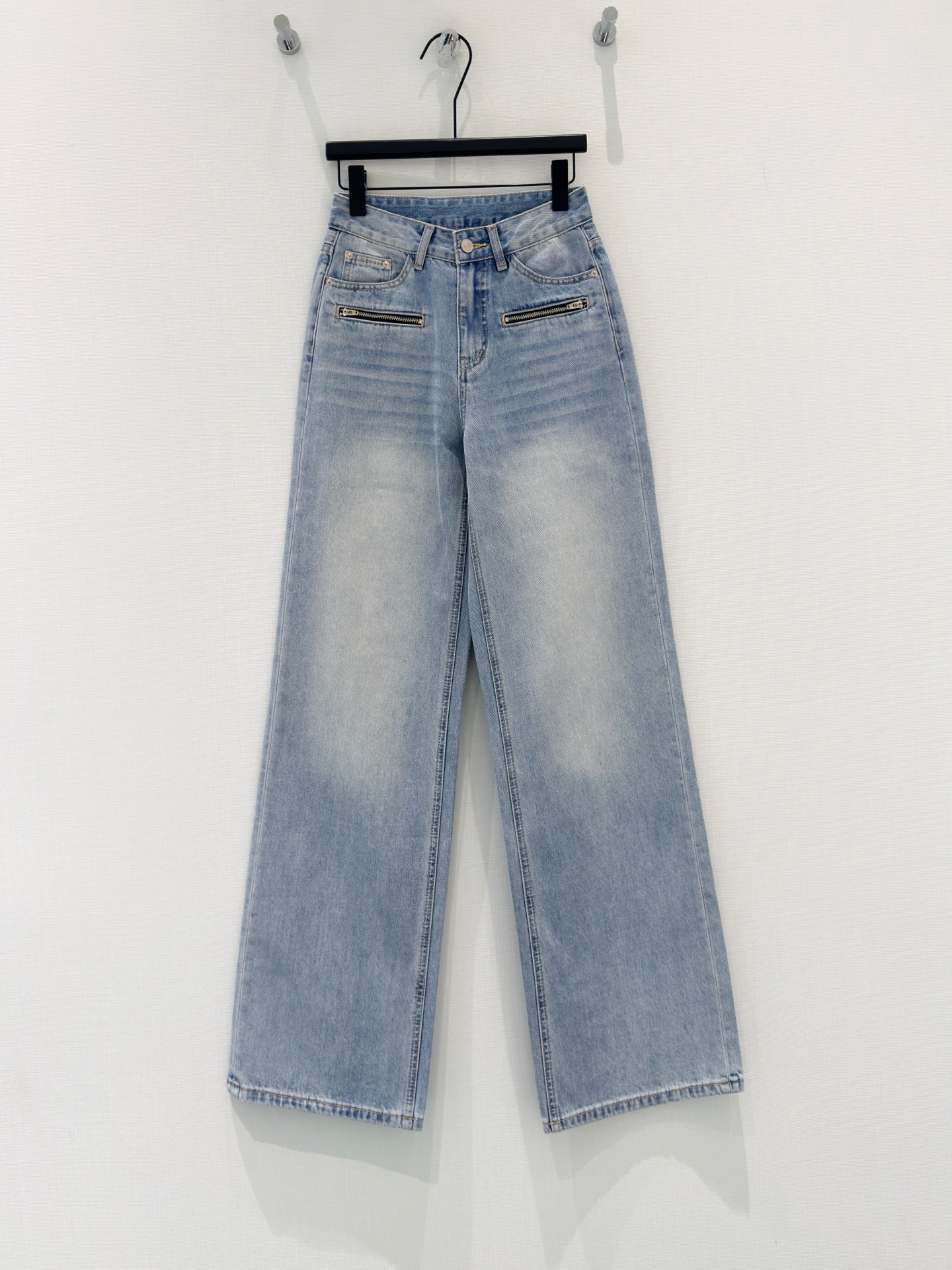 NO:877812,Designer [26 summer new Korean retro design metal zipper front pocket + back pocket frayed letter embroidery double details high waist washed light blue wide leg jeans]  Retro washed light blue wide-leg jeans｜The zippers on the front pockets are discreet, and the holed lettering design on the back pockets adds a sense of atmosphere. Soft and distressed gradient blue, 85 cotton fabric is soft and skin-friendly but not stiff, the high-waisted version cleverly closes the waist and hides the crotch, and the wide trousers are drapey to modify all kinds of leg shapes. They can be worn casually with T-shirts and blouses on the street every day, making them lazy and fashionable with just one click.  Distressed gradient light blue denim wide-leg pants, metal zipper pocket + frayed letter embroidery on the back pocket with double details, niche design bids farewell to monotony. The high waistline optimizes the body proportions, the wide-leg pants body is draped to make you slimmer, the cotton blended fabric is wear-resistant and not easy to deform, the washed color is refreshing and durable, versatile for all seasons, easily creating a casual street atmosphere.  Refreshing light blue washed wide-leg denim pants with zippered front pockets and holed back pockets hide ingenuity. The high-waisted wide version hides the flesh and makes you look slimmer. The soft and waxy denim fabric upper body is comfortable and unrestricted. The retro distressed color versatile top is a must-have item for daily commuting and casual wear. S-XL,,jeans,tees,t-shirt,19860909设计师【26夏季新款韩系复古设计金属拉链前口袋+后袋磨破字母刺绣双细节高腰水洗浅蓝阔腿牛仔裤】 复古水洗浅蓝阔腿牛仔裤｜前袋拉链小心机,后袋破洞字母设计氛围感拉满.柔和做旧渐变蓝调,85棉面料软糯亲肤不硬挺,高腰版型巧妙收腰藏胯,垂顺阔裤管修饰各类腿型,日常搭T恤、小衫随性出街,慵懒时髦一键拿捏. 做旧渐变浅蓝牛仔阔腿裤,金属拉链口袋+后袋磨破字母刺绣双细节加持,小众设计告别单调.高腰线优化身材比例,阔腿裤身垂坠显瘦,棉混纺面料耐磨不易变形,水洗配色清爽耐看,四季百搭,轻松打造随性街头氛围感. 清爽浅蓝水洗阔腿牛子裤拉链前兜+破洞后袋暗藏巧思,高腰阔版藏肉显瘦,软糯牛仔面料上身舒适无束缚,复古做旧色调百搭上衣,日常通勤休闲穿搭刚需单品. S-XL,,jeans,tees，t-shirt,,Women's clothing