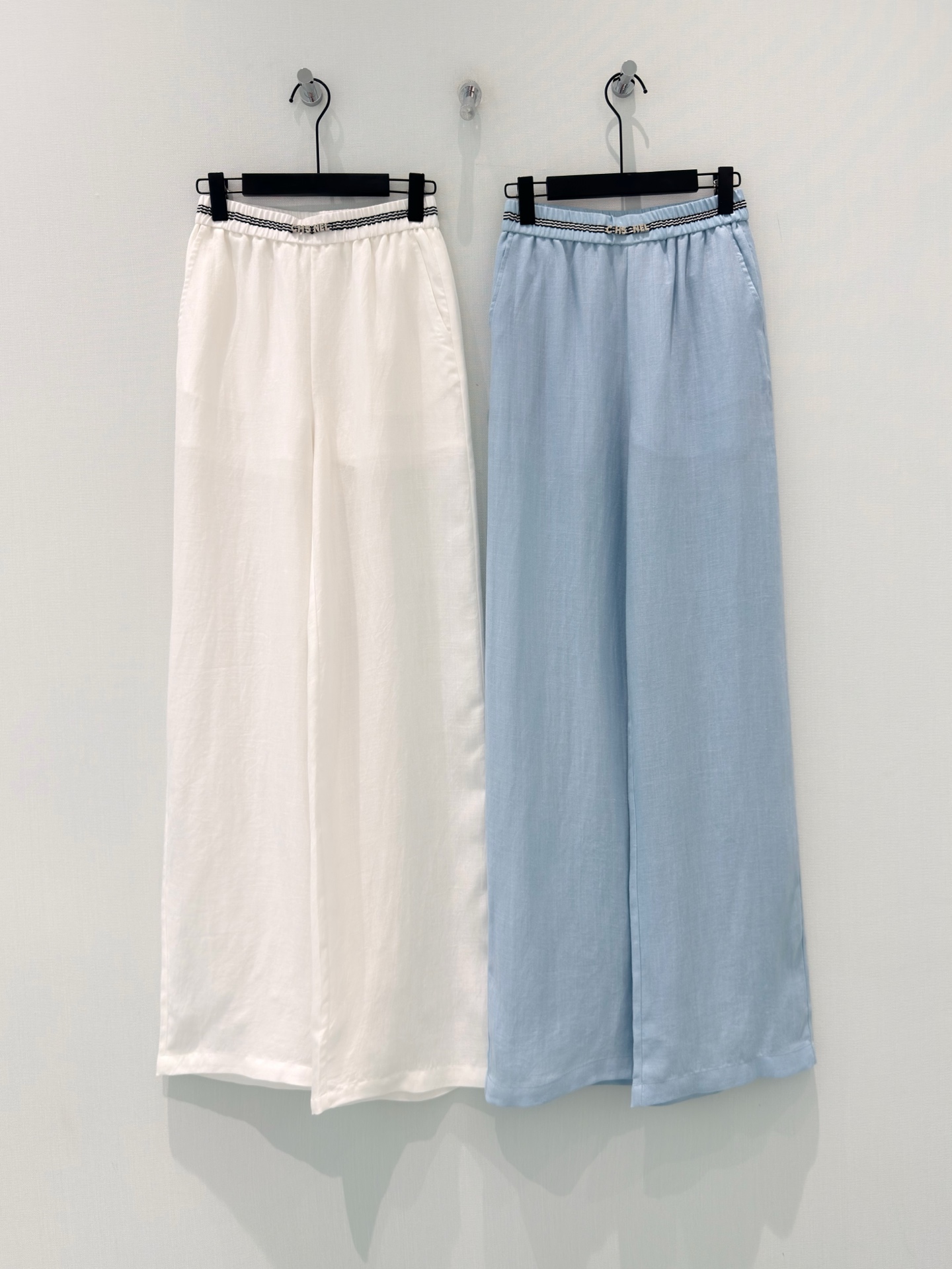 NO:878115,[26 new summer style summer relaxed design contrasting stripes elastic waist pocket embroidery Tencel ramie wide leg pants] 6L5903 Tencel ramie wide leg pants | Unlock summer relaxed wear  75 Tencel + 25 Ramie natural fabric, breathable and sweat-wicking, has a soft texture, and the upper body is light and smooth. The elastic waist with contrasting stripes is not restrictive and does not tighten the waist and abdomen. The exquisite embroidery on the back pocket enhances the texture. The side pockets are practical for breasts.  White and light blue are two refreshing colors. The loose wide-leg version hides the crotch and covers the flesh, and modifies various leg shapes. It goes well with knitted, T-shirts and shirts. It can create a lazy atmosphere with just one click when commuting and traveling. It can also be worn dry and comfortable in the sultry summer.  Tencel and ramie fairy wide-leg pants, with a cooling feel. The elastic waist is versatile and does not highlight the waist, and the embroidery details are high-end and eye-catching. The wide legs hide the fat, and you can choose white/blue. Natural ramie and Tencel blended casual pants, a minimalist and luxurious everyday style. The textured fabric is wrinkle-resistant and easy to take care of. The elastic waist is suitable for daily wear. The wide-leg draping makes the legs straight. The refreshing two colors can be worn throughout the summer.  S-L,,shirts,tees,t-shirt,19860909【26夏季新款夏日松弛设计撞色条纹松紧腰口袋刺绣天丝苎麻阔腿裤】 6L5903天丝苎麻阔腿裤｜解锁夏日松弛穿搭 75天丝+25苎麻天然面料,透气排汗,自带柔和肌理感,上身轻盈垂顺.撞色条纹松紧腰,无束缚不勒腰腹,后袋精致刺绣提升质感,侧边实用插袋.奶白、浅蓝两个清爽色系,宽松阔腿版型藏胯遮肉,修饰各类腿型,搭配针织、T恤、衬衫都很出彩,通勤出游一键拿捏慵懒氛围感,闷热夏天穿也干爽自在. 天丝苎麻神仙阔腿裤,自带降温感 松紧腰百搭不挑腰,刺绣细节高级耐看 阔腿显瘦藏赘肉,白/蓝双色随心选 天然苎麻天丝混纺休闲裤,极简轻奢日常款 肌理面料抗皱好打理,松紧腰适配日常穿搭 阔腿垂坠显腿直,清爽两色承包整个夏天穿搭 S-L,,shirts,tees，t-shirt,,Women's clothing