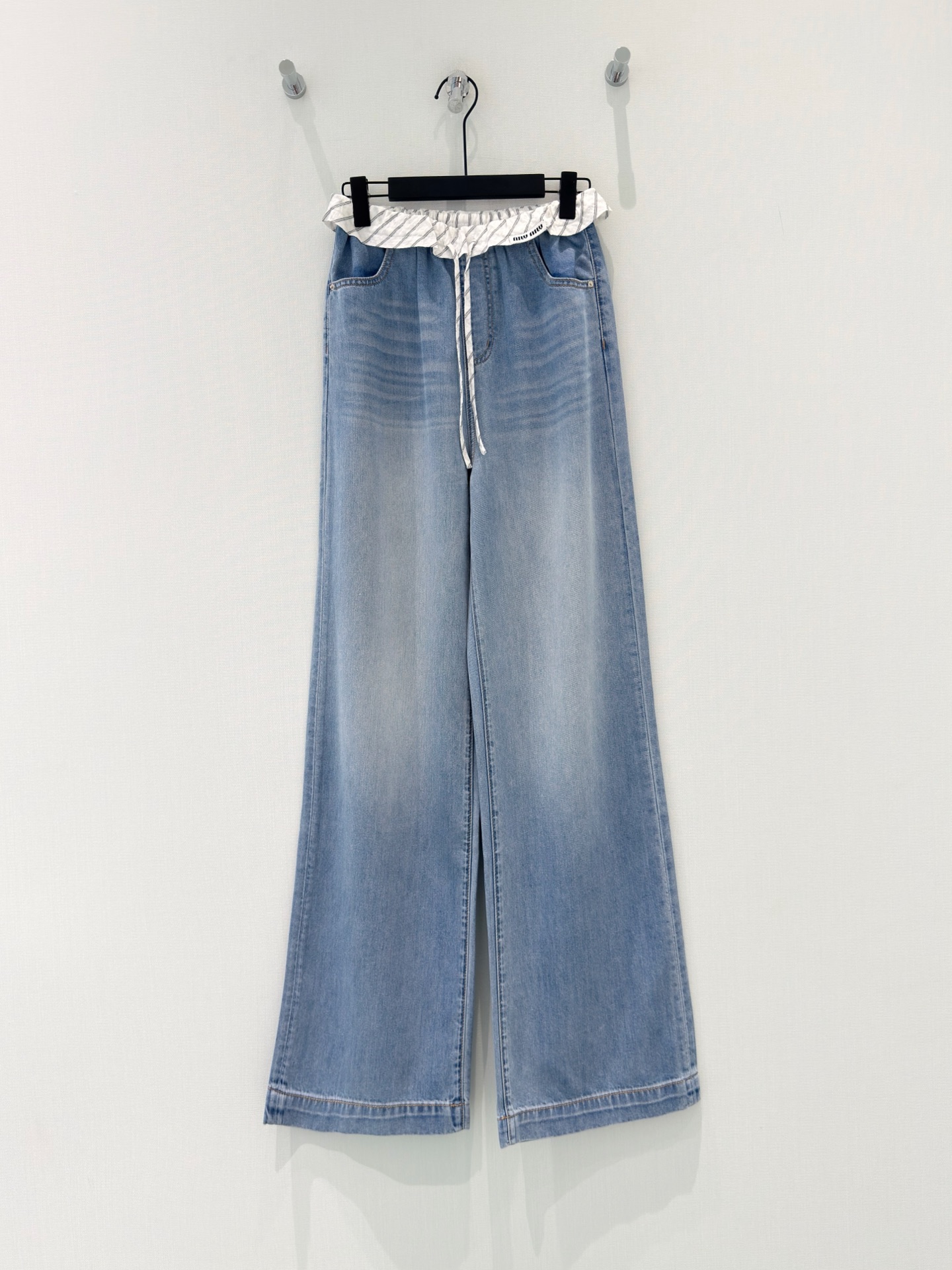NO:878121,[26 new summer design striped lace turn-over waist ice-feel lyocell wide-leg washed jeans] 99073 lace-waist lyocell wide-leg jeans | Summer fairy breathable pants 55 cotton + 45 lyocell blended fabric, with ice-like drape, soft and not sweaty, washed gradient light blue gentle and white.  Striped lace turn-over waist + drawstring tie design, elastic waist does not tighten the belly, and can accommodate all kinds of waist and abdomen. Classic side pockets + rear patch pockets, practical and attractive. Wide-leg straight pants, modifying O-shaped legs and wide hips, casual and lazy, can be worn casually with T-shirts, small suspenders, shirts, versatile for daily commuting and outings, refreshing and burden-free in summer. Ice-feeling Lyocell jeans | Lace waist drawstring wide leg style  Gradient washed blue, soft and glutinous, smooth and breathable. The elasticity does not highlight the waist, and the wide legs hide the flesh and show the length of the legs. Natural lyocell cotton denim wide-leg pants, retro gradient washed color, chic striped ruffle waist to break the monotony, and drawstring to adjust the elasticity freely. The drape wide-leg tailoring optimizes the body shape, and the fabric is light and breathable. Say goodbye to the sultry summer heat and easily create a casual Korean style. S-L,,jeans,shirts,tees,t-shirt,19860909【26夏季新款夏日设计条纹花边翻折腰冰感莱赛尔阔腿水洗牛仔裤】 99073花边腰莱赛尔阔腿牛仔裤｜夏日神仙透气神裤 55棉+45莱赛尔混纺面料,自带冰感垂坠,软乎乎不闷汗,水洗渐变浅蓝温柔显白. 条纹花边翻折腰头+抽绳系带设计,松紧腰不勒肚子,藏肉包容各种腰腹,经典侧插袋+后贴袋,实用又耐看.阔腿直筒裤型,修饰O型腿、胯宽,随性慵懒,T恤、小吊带、衬衫随便搭,日常通勤出游百搭,夏天穿清爽无负担. 冰感莱赛尔牛仔裤｜花边腰抽绳阔腿款 渐变水洗蓝,软糯垂顺透气 松紧不挑腰,阔腿藏肉显腿长 天然莱赛尔棉牛仔阔腿裤,复古渐变水洗色泽,别致条纹荷叶腰边打破单调,抽绳自由调节松紧.垂坠阔腿剪裁优化身形,面料轻薄透气,告别夏日闷热,轻松打造随性韩系穿搭. S-L,,jeans,shirts,tees，t-shirt,,Women's clothing