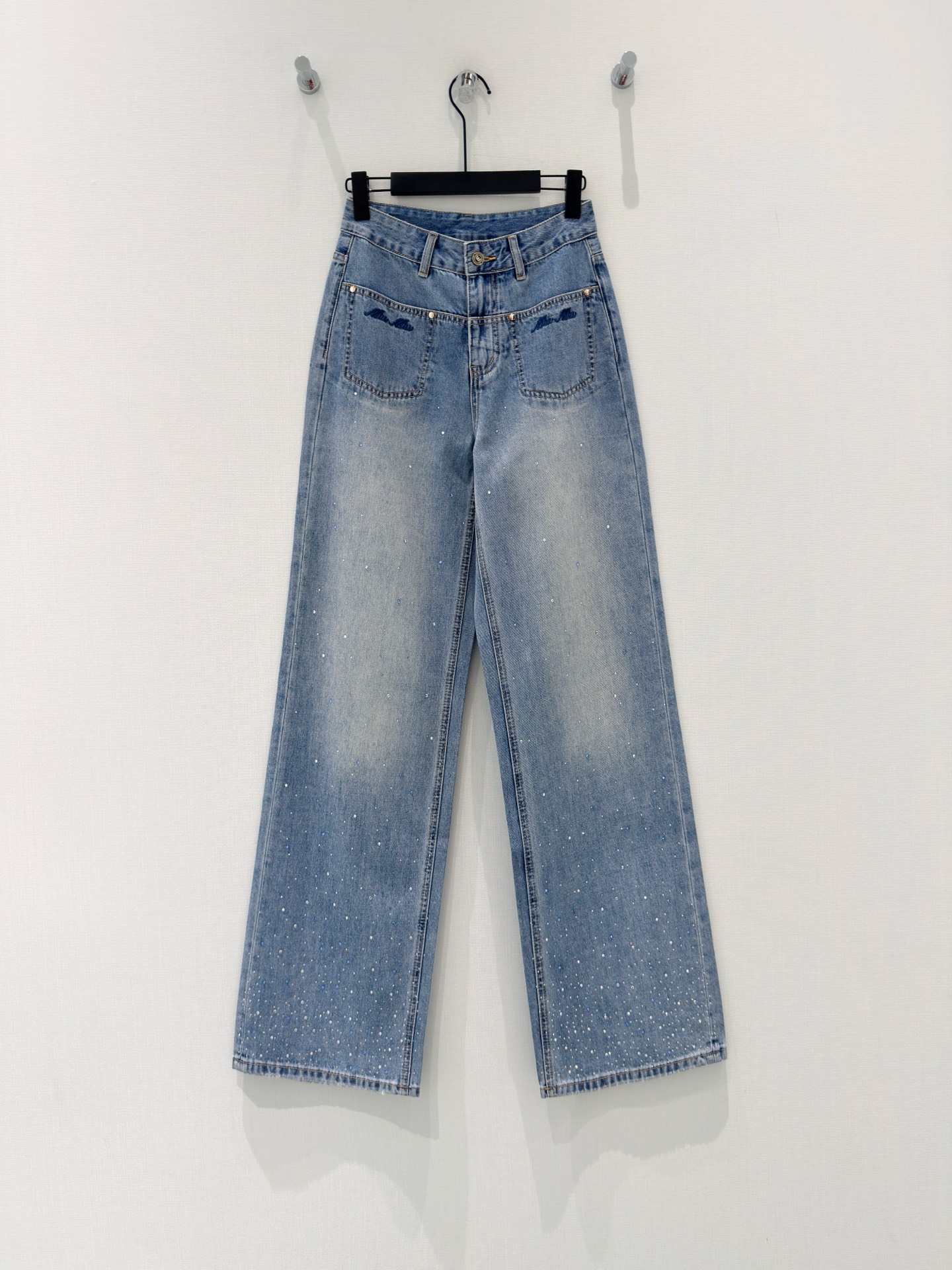 NO:878704,[26 new summer style starry sky with blue and white hot diamond design double pocket letter embroidery high waist wide leg washed jeans] Starry sky with hot diamond high waist wide leg jeans  Retro gradient washed light blue, the pants are strewn with blue and white colored diamonds like scattered stars, shining smartly with every step. The high-waist tailoring shrinks the fat on the waist and abdomen, the double front pockets are exquisitely embellished with details, and the custom leather label on the back waist enhances the style. The 85 cotton denim fabric is soft and smooth, not easy to stiffen, and the loose wide-leg pants are hidden in the crotch and cover the thick legs, optimizing the body proportions. They can be worn with knitted or T-shirts to bring out a refined Korean atmosphere. Distressed white straight wide-leg pants with sparkling diamonds  Classic nostalgic blue wash craftsmanship, gradient polished white full of layers. Gypsophila gradient hot diamonds are densely arranged from the trousers body down, low-key and not exaggerated. High waist + wide leg version, small people can easily elongate the leg line and modify various imperfect leg shapes. Cotton blend denim is breathable and comfortable, versatile and durable for daily casual, shopping and dating, and can be easily worn with a casual and high-end feel. Starlight falls on the trousers | Gradient washed denim wide-leg pants  Full of finely chopped colorful diamonds, the high waist makes you look taller and slimmer, and the soft and waxy denim upper body is unrestricted. It is a versatile item that is needed all year round. S-XL, jeans, tees, t-shirt,19860909【26夏季新款星空满天星蓝白烫钻设计双口袋字母刺绣高腰阔腿水洗牛仔裤】 满天星烫钻高腰阔腿牛仔裤 复古渐变水洗浅蓝,裤身错落蓝白彩钻如同散落星光,随步履灵动闪耀.高腰剪裁收拢腰腹赘肉,双前袋精致刺绣点缀细节,后腰定制皮标提升格调.85棉牛仔面料柔软垂顺、不易硬挺,宽松阔腿裤型藏胯遮腿粗,优化身材比例,搭针织、T恤都自带精致韩系氛围感. 做旧磨白闪钻直筒阔腿裤 经典怀旧蓝调水洗工艺,渐变磨白层次感满满.满天星渐变烫钻从裤身向下疏密排布,低调不浮夸.高腰+阔腿版型,小个子轻松拉长腿线,修饰各种不完美腿型.棉质混纺牛仔透气舒适,日常休闲、逛街约会百搭耐看,轻松穿出随性高级感. 星光落于裤身｜渐变水洗牛仔阔腿裤 满幅细碎彩钻,高腰显高显瘦,软糯牛仔上身无束缚,一年四季刚需百搭单品. S-XL,,jeans,tees，t-shirt,,Women's clothing