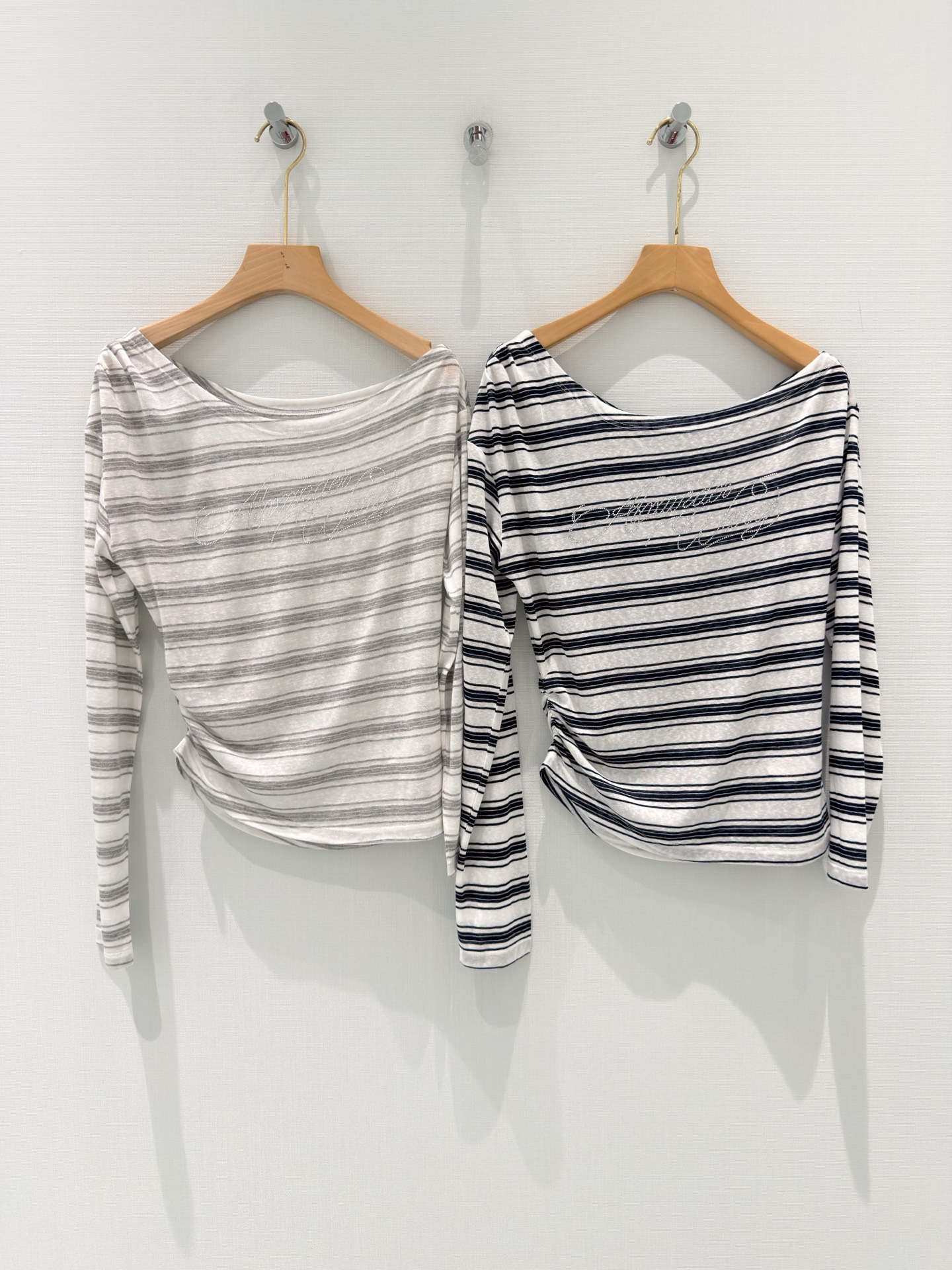 NO:878698,[26 new summer style Korean classic contrasting stripes design hot diamond letters off the shoulders + side shirring slimming lyocell long-sleeved T-shirt top]  Soft and waxy Lyocell striped one-shoulder long sleeves, casual drop-shoulder one-line collar, quietly modify the neck line; smocked waist cut on the sides, cleverly optimize the waistline and hide the belly. The classic contrasting stripes bring a lazy atmosphere, and the body is decorated with diamond letters and exquisite details. The 65 Lyocell fabric is light and breathable, draped, skin-friendly and not sweaty. It can be worn alone or layered, and it is versatile for daily commuting and travel.  Korean style relaxed striped bottoming shirt｜One-line strapless + side pleated version, long and short lengths are staggered to create a golden ratio. Gray/navy blue two retro stripes, refreshing and durable; exquisite hot diamond letters weaken the monotony, Lyocell blended fabric is soft and drape, breathable and elastic, long sleeves are sun-protective and slimming, easy to wear casual and lazy Korean style.  Short waisted striped long-sleeved T-shirt, one shoulder to create a clavicle atmosphere, side pleat design to tighten the waist and abdomen, small people can easily wear long legs. Selected Lyocell breathable fabric, smooth and skin-friendly, retro stripes are classic and timeless, rhinestone processing enhances texture, sun protection long-sleeved spring and summer are just needed, one-click to go out with jeans and skirts. S-L,,skirts,jeans,tees,t-shirt,gold,19860909【26夏季新款韩系经典撞色条纹设计烫钻字母一字露肩+侧边抽褶显瘦莱赛尔长袖T恤上衣】 软糯莱赛尔条纹一字肩长袖,随性落肩一字领,悄悄修饰脖颈线条；侧边抽褶收腰剪裁,巧妙优化腰线、藏住小肚腩.经典撞色条纹自带慵懒氛围感,衣身烫钻字母点缀精致细节,65莱赛尔面料轻薄透气,垂顺亲肤不闷汗,单穿叠搭都出彩,日常通勤、出游百搭不挑人. 韩系松弛感条纹打底衫｜一字露肩+侧边抽褶版型,长短错落衣长打造黄金比例.灰/藏青两款复古条纹,清爽耐看；精致烫钻字母弱化单调,莱赛尔混纺面料柔软垂坠,透气弹力佳,长袖防晒又显瘦,轻松穿出随性慵懒韩系穿搭. 短款收腰条纹长袖T恤,一字肩打造锁骨氛围感,侧边褶皱设计收紧腰腹,小个子轻松穿出大长腿.甄选莱赛尔透气面料,肤感顺滑亲肤,复古条纹经典不过时,烫钻工艺提升质感,防晒长袖春夏刚需,配牛仔裤、半身裙一键出门. S-L,,skirts,jeans,tees，t-shirt,gold,,Women's clothing