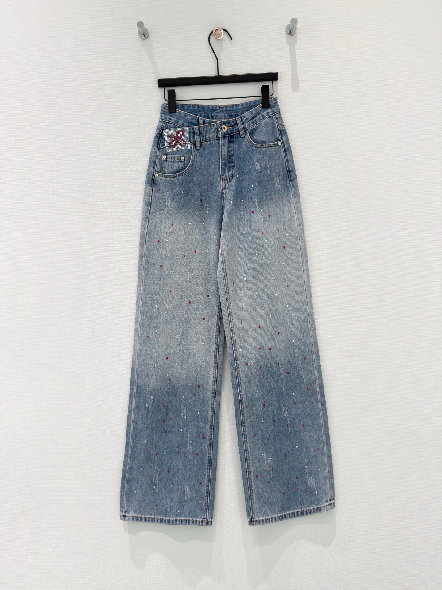 NO:884721,[26 summer new retro street style design niche red and white hot diamonds full of starlight asymmetric waist wide-leg pants washed jeans] 'Starburst Broken Diamond' wide-leg jeans light blue washed denim with a relaxed retro feel, like the old days that have been sunburned. Red + white two-color hot diamonds are like scattered starlight, casually embellishment of the trousers, with tiny sparkles when walking, wearing romance on the body  Asymmetric waistband design + branded diamond logo breaks the dullness of basic styles, with a niche and high-end feel hidden in the details. The straight wide-leg version is friendly to all leg types, covers the flesh and makes you look slimmer, and can easily be worn in a lazy street style. 85 cotton + 15 polyester fiber fabric, soft and stylish, comfortable to wear and easy to take care of in daily life. Version 2. Light blue gradient denim with washed distressed craftsmanship, comes with retro filter, and has a sense of style with time.  The two-color hot diamond design is embellished with red and white sparkling diamonds, with a starry atmosphere, not exaggerated but eye-catching enough. The loose wide-leg version modifies the leg shape without flattering the figure, and the high-waist design quietly lengthens the proportions. The asymmetric waistband + brand logo details are full, saying goodbye to the same basic style. The comfortable denim fabric is moderately soft and hard, stiff but not squishy, and there is no sense of restraint in daily wear. S-XL,,jeans,19860909【26夏季新款复古街头风设计感小众红白烫钻满满星光不对称腰头阔腿裤水洗牛仔裤】 「星芒碎钻」阔腿牛仔裤  浅蓝水洗牛仔,自带松弛的复古做旧感,像被阳光晒过的旧时光 红+白双色烫钻如散落的星光,随性点缀裤身,行走间细碎闪光,把浪漫穿在身上 不对称腰头设计+品牌钻标,打破基础款的沉闷,细节里藏着小众高级感 直筒阔腿版型,对所有腿型都友好,遮肉显瘦,轻松穿出慵懒街头范 85棉+15聚酯纤维面料,软而有型,日常穿舒服又好打理 版本二 水洗做旧工艺浅蓝渐变牛仔,自带复古滤镜,越穿越有味道 双色烫钻设计红白闪钻点缀,自带星光氛围感,不浮夸却足够吸睛 宽松阔腿版型修饰腿型不挑身材,高腰设计悄悄拉长比例 不对称腰头+品牌标识细节拉满,告别千篇一律的基础款 舒适牛仔面料软硬适中,挺括不软塌,日常穿无束缚感 S-XL,,jeans,,Women's clothing