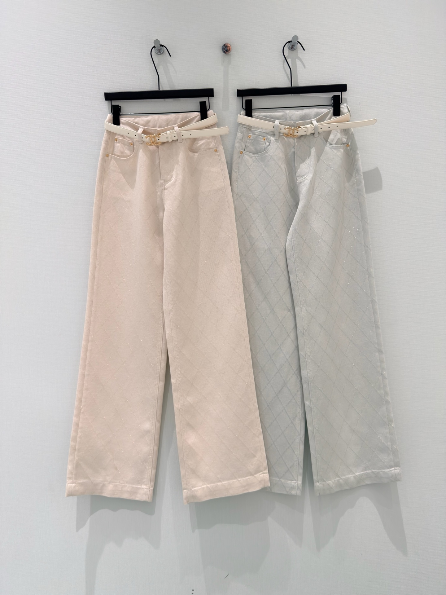 NO:893001,[26 new summer style gentle fragrance design custom-made belted gold glittering Lyocell high-waisted wide-leg pants light-colored jeans] Model No. 99083 Gold glittering Lyocell wide-leg pants Weave starlight into the diamond texture, with a fine and soft light atmosphere High-quality Lyocell fabric, drapey, breathable and not stuffy The three-dimensional dark diamond pattern is low-key and noble, with thin gold threads looming  The high-waisted version modifies the waist and hips, and the straight wide legs hide all kinds of leg shapes. Comes with a metal belt of the same color, full of exquisite hardware details. Creamy white/light blue two-color gentle healing, one-click control for commuting and dating. Soft and skin-friendly, not easy to wrinkle, easy to wear for daily wear to give a relaxed and luxurious feel. The original drape pants | Gold diamond Lyocell wide-leg pants. Dark diamond gold threads, with a fine sparkle and a sense of luxury under low light.  Lyocell blended fabric, breathable and soft, no burden to wear in spring and summer. High-waisted waist design, optimized 37-point body proportions. Wide-leg pants cover the flesh and make the body slimmer. O-shaped legs and fake crotch are completely modified. A full set of customized metal buckles + matching belts, eliminating the worry of matching. Milky almond is gentle, light ice blue and refreshing, light colors are versatile for all tops. Not easy to deform after washing, worry-free daily care, just needed for light luxury commuting.  99083 gold silk lyocell wide-leg pants. The rhombus is hidden in fine glitter, and comes with a soft light filter when walking. High content of lyocell, draping is silky and super comfortable. High-waisted and wide-leg version, the legs become slender and straight in seconds. Matching metal belt, exquisite small fragrant hardware. Milky white | light blue two colors, full of gentle atmosphere. Breathable and anti-wrinkle, versatile in spring and summer. Not picky to wear. Low-key, light and luxurious, with a sense of sophistication when going out every day. 2. Size chart  S/M/L/XL basic size reference S waist 66cm, hip 92cm, pants length 104cm, suitable for 80-95 pounds M waist 70cm, hip 96cm, pants length 105cm, suitable for 95-110 pounds L waist 74cm, hips 100cm, pants length 106cm, suitable for 110-125 pounds  XL waist 78cm, hip 104cm, pants length 107cm, suitable for 125-140 pounds. Fabric composition: 56.5 lyocell + viscose fiber | 19.6 polyester fiber | 19.2 cotton | 3.3 polyester film fiber | 1.4 nylon. Soft and draping, with gold glitter, breathable and skin-friendly, light-colored pants are just needed in spring and summer,,jeans,19860909【26夏季新款温柔小香风设计定制配腰带金丝闪闪菱格莱赛尔高腰阔腿裤浅色牛仔裤】 款号99083金丝闪闪莱赛尔阔腿裤 把星光织进菱格肌理,自带细碎柔光氛围感 高配比莱赛尔面料,垂顺透气不闷肤 立体暗纹菱格低调显贵,细金丝若隐若现 高腰版型修饰腰胯,直筒阔腿藏住各类腿型 附赠同色系金属腰带,精致五金细节拉满 奶白/浅蓝双色温柔治愈,通勤约会一键拿捏 柔软亲肤不易皱,日常穿搭轻松穿出松弛千金感 本命垂感神裤｜金丝菱格莱赛尔阔腿裤 暗纹菱格金丝走线,暗光下自带细闪高级感 莱赛尔混纺面料,透气软糯,春夏穿毫无负担 高腰收腰设计,优化三七分身材比例 阔腿裤管遮肉显瘦,O型腿、假胯宽通通修饰 全套定制金属扣+配套皮带,省去搭配烦恼 奶杏温柔、浅冰蓝清爽,浅色系百搭所有上衣 水洗不易变形,日常打理省心,轻奢通勤刚需款 99083金丝莱赛尔阔腿裤 菱格藏细闪,行走自带柔光滤镜 高含量莱赛尔,垂坠丝滑超舒服 高腰阔腿版型,秒变细长直长腿 配套金属腰带,精致小香风五金 奶白｜浅蓝两色,温柔氛围感拉满 透气抗皱,春夏百搭不挑穿搭 低调轻奢,日常出门自带精致感 二、尺码表 S/M/L/XL 基础尺码参考 S腰围66cm,臀围92cm,裤长104cm,适合80-95斤 M腰围70cm,臀围96cm,裤长105cm,适合95-110斤 L腰围74cm,臀围100cm,裤长106cm,适合110-125斤 XL腰围78cm,臀围104cm,裤长107cm,适合125-140斤 面料成分补充 56.5莱赛尔+粘纤｜19.6聚酯纤维｜19.2棉｜3.3聚酯薄膜纤维｜1.4锦纶 柔软垂顺、自带金丝细闪,透气亲肤,春夏刚需浅色系神裤,,jeans,,Women's clothing