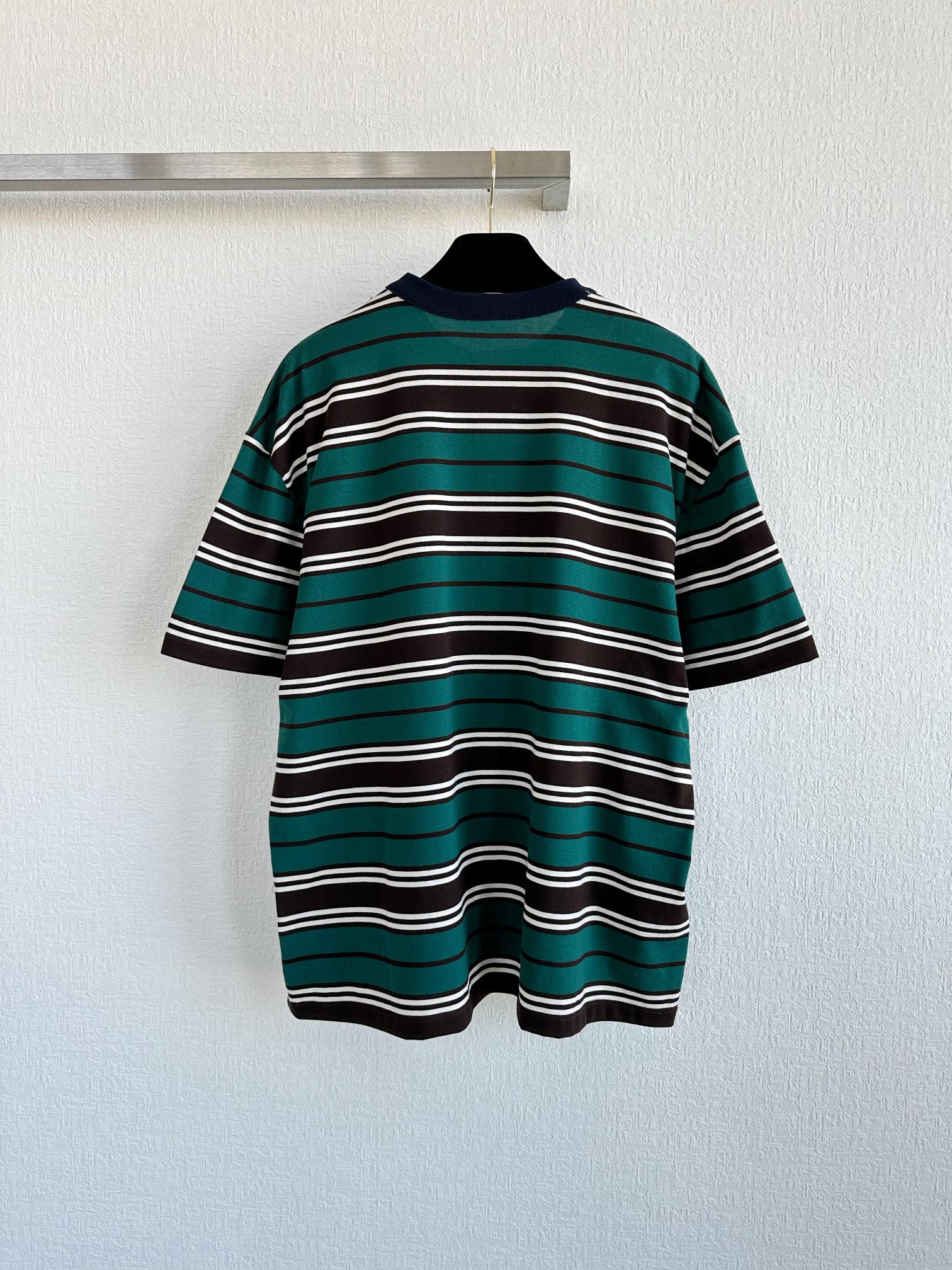 2024 New Single-Rate Female Suit with Short Sleeves and Stripes in Multiple Sizes - 图片 3