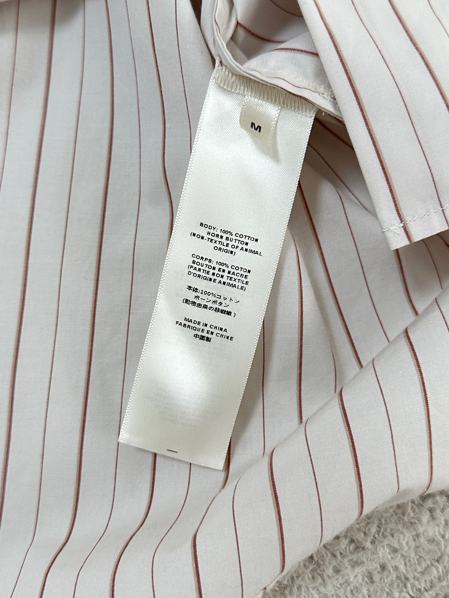 “Chic Women’s Suit with Striped Shirts in Spring and Summer Collection” - 图片 5