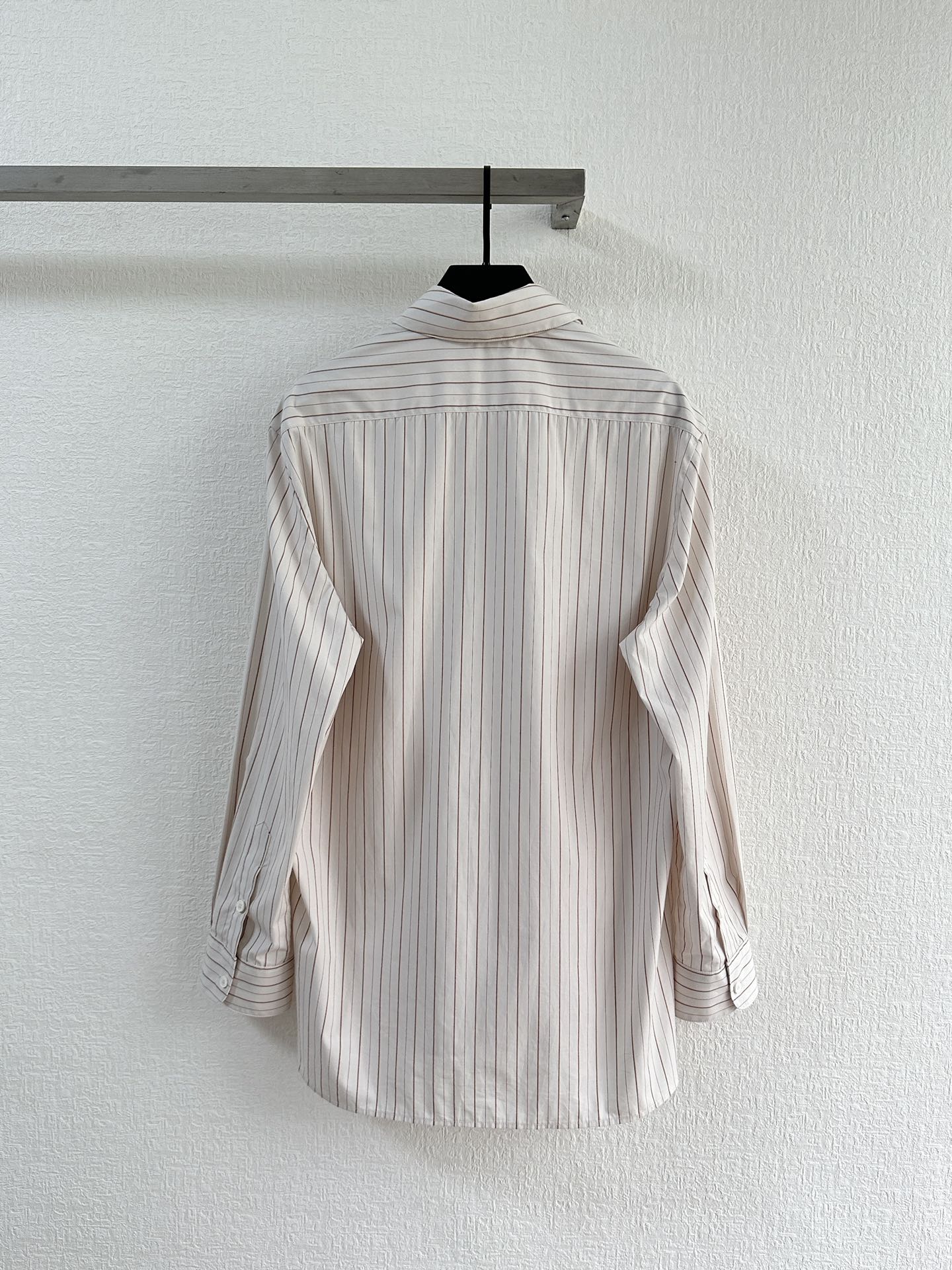 “Chic Women’s Suit with Striped Shirts in Spring and Summer Collection” - 图片 2