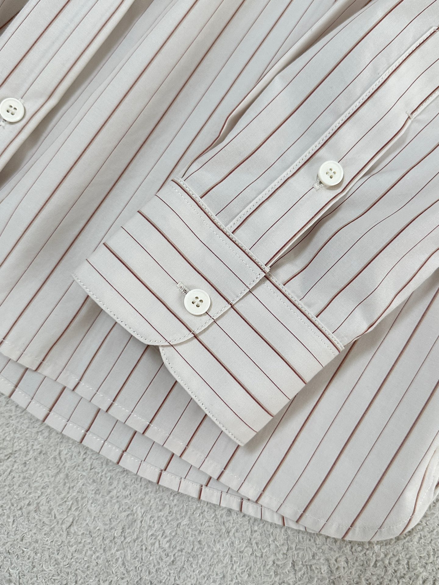“Chic Women’s Suit with Striped Shirts in Spring and Summer Collection” - 图片 6